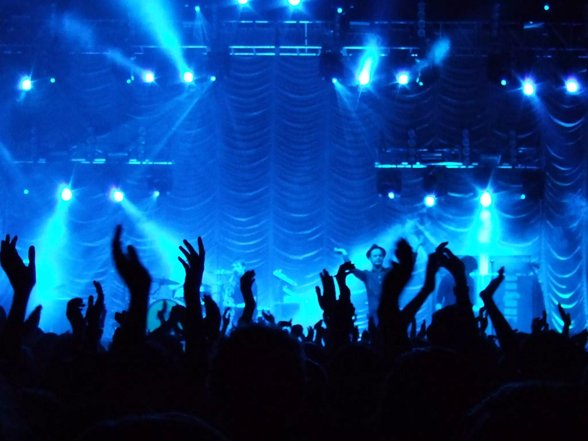 TODO Show of hands

Picture with hands/lighter/concert

 