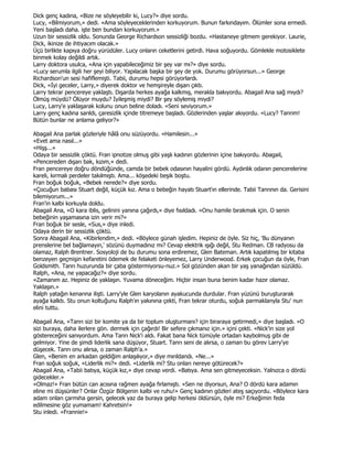 Dick genç kadına, «Bize ne söyleyebilir ki, Lucy?» diye sordu.
Lucy, «Bilmiyorum,» dedi. «Ama söyleyeceklerinden korkuyorum. Bunun farkındayım. Ölümler sona ermedi.
Yeni başladı daha. işte ben bundan korkuyorum.»
Uzun bir sessizlik oldu. Sonunda George Richardson sessizliği bozdu. «Hastaneye gitmem gerekiyor. Laurie,
Dick, ikinize de ihtiyacım olacak.»
Üçü birlikte kapıya doğru yürüdüler. Lucy onların ceketlerini getirdi. Hava soğuyordu. Gömlekle motosiklete
binmek kolay değildi artık.
Larry doktora usulca, «Ana için yapabileceğimiz bir şey var mı?» diye sordu.
«Lucy serumla ilgili her şeyi biliyor. Yapılacak başka bir şey de yok. Durumu görüyorsun...» George
Richardson'un sesi hafiflemişti. Tabii, durumu hepsi görüyorlardı.
Dick, «Đyi geceler, Larry,» diyerek doktor ve hemşireyle dışarı çıktı.
Larry tekrar pencereye yaklaştı. Dışarda herkes ayağa kalkmış, merakla bakıyordu. Abagail Ana sağ mıydı?
Ölmüş müydü? Ölüyor muydu? Đyileşmiş miydi? Bir şey söylemiş miydi?
Lucy, Larry'e yaklaşarak kolunu onun beline doladı. «Seni seviyorum.»
Larry genç kadına sarıldı, çaresizlik içinde titremeye başladı. Gözlerinden yaşlar akıyordu. «Lucy? Tanrım!
Bütün bunlar ne anlama geliyor?»

Abagail Ana parlak gözleriyle hâlâ onu süzüyordu. «Hamilesin...»
«Evet ama nasıl...»
«Hişş...»
Odaya bir sessizlik çöktü. Fran ipnotize olmuş gibi yaşlı kadının gözlerinin içine bakıyordu. Abagail,
«Pencereden dışarı bak, kızım,» dedi.
Fran pencereye doğru döndüğünde, camda bir bebek odasının hayalini gördü. Aydınlık odanın pencerelerine
kareli, kırmalı perdeler takılmıştı. Ama... köşedeki beşik boştu.
Fran boğuk boğuk, «Bebek nerede?» diye sordu.
«Çocuğun babası Stuart değil, küçük kız. Ama o bebeğin hayatı Stuart'ın ellerinde. Tabii Tanrının da. Gerisini
bilemiyorum...»
Fran'in kalbi korkuyla doldu.
Abagail Ana, «O kara iblis, gelinini yanına çağırdı,» diye fısıldadı. «Onu hamile bırakmak için. O senin
bebeğinin yaşamasına izin verir mi?»
Fran boğuk bir sesle, «Sus,» diye inledi.
Odaya derin bir sessizlik çöktü.
Sonra Abagail Ana, «Kibirlendim,» dedi. «Böylece günah işledim. Hepiniz de öyle. Siz hiç, 'Bu dünyanın
prenslerine bel bağlamayın,' sözünü duymadınız mı? Cevap elektrik ışığı değil, Stu Redman. CB radyosu da
olamaz, Ralph Brentner. Sosyoloji de bu durumu sona erdiremez, Glen Bateman. Artık kapatılmış bir kitaba
benzeyen geçmişin kefaretini ödemek de felaketi önleyemez, Larry Underwood. Erkek çocuğun da öyle, Fran
Goldsmith. Tanrı huzurunda bir çaba göstermiyorsu-nuz.» Sol gözünden akan bir yaş yanağından süzüldü.
Ralph, «Ana, ne yapacağız?» diye sordu.
«Zamanım az. Hepiniz de yaklaşın. Yuvama döneceğim. Hiçbir insan buna benim kadar hazır olamaz.
Yaklaşın.»
Ralph yatağın kenarına ilişti. Larry'yle Glen karyolanın ayakucunda durdular. Fran yüzünü buruşturarak
ayağa kalktı. Stu onun koltuğunu Ralph'ın yakınına çekti, Fran tekrar oturdu, soğuk parmaklarıyla Stu' nun
elini tuttu.

Abagail Ana, «Tanrı sizi bir komite ya da bir toplum oluşturmanı? için biraraya getirmedi,» diye başladı. «O
sizi buraya, daha ilerlere gön. dermek için çağırdı! Bir sefere çıkmanız için.» içini çekti. «Nick'in size yol
göstereceğini sanıyordum. Ama Tanrı Nick'i aldı. Fakat bana Nick tümüyle ortadan kaybolmuş gibi de
gelmiyor. Yine de şimdi liderlik sana düşüyor, Stuart. Tanrı seni de alırsa, o zaman bu görev Larry'ye
düşecek. Tanrı onu alırsa, o zaman Ralph'a.»
Glen, «Benim en arkadan geldiğim anlaşılıyor,» diye mırıldandı. «Ne...»
Fran soğuk soğuk, «Liderlik mi?» dedi. «Liderlik mi? Stu onları nereye götürecek?»
Abagail Ana, «Tabii batıya, küçük kız,» diye cevap verdi. «Batıya. Ama sen gitmeyeceksin. Yalnızca o dördü
gidecekler.»
«Olmaz!» Fran bütün can acısına rağmen ayağa fırlamıştı. «Sen ne diyorsun, Ana? O dördü kara adamın
eline mi düşsünler? Onlar Özgür Bölgenin kalbi ve ruhu!» Genç kadının gözleri ateş saçıyordu. «Böylece kara
adam onları çarmıha gersin, gelecek yaz da buraya gelip herkesi öldürsün, öyle mi? Erkeğimin feda
edilmesine göz yumamam! Kahretsin!»
Stu inledi. «Frannie!»
 