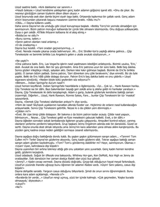 Lloyd saatine baktı. «Kırk dakikamız var sanırım.»
«Haydi öyleyse.» Lloyd kendisine yaklaşırken genç kadın adamın göğsünü işaret etti. «Onu da çıkar. Bu
nesneyi gördüğüm zaman tüylerim diken diken oluyor.»
Lloyd boynunda asılı olan damla biçimi siyah taşa baktı. Ortasında kıpkırmızı bir çatlak vardı. Genç adam
zinciri boynundan çıkararak başucu masasının üzerine bıraktı. «Oldu mu?»
«Oldu...» Dayna kollarını uzattı.
Daha sonra Dayna'nın da umduğu gibi Lloyd konuşmaya başladı. «Bobby Terry'nin yerinde olmadığım için
seviniyorum. Bizim patron moruğun kafasında bir çürük bile olmasını istemiyordu. Onu doğuya yollayacaktı.
Oysa o geri zekâlı .45'likle ihtiyarın kafasına iki el ateş etmiş.»
«Bobby'ye ne oldu?»
«Bunu sorma, tatlım.»
«Senin patron olanları nasıl anlamış.»
«O da oradaymış.»
Dayna buz kesildi. «Yani oradan geçiveriyormuş...»
«Evet. Nerede mesele çıkarsa orada beliriveriyor. Ah... Eric Streller-ton'a yaptığı aklıma gelince... Çöp
Tenekesiyle ve benimle birlikte Los Angeles'e gelen o ukala avukatı söylüyorum...»

«Ne yaptı?»
«Ona yalnızca baktı. Eric, Las Vegas'ta işlerin nasıl yapılmasını istediğini anlatıyordu. Bizimki usulca, 'Eric,'
dedi. Avukat da ona baktı. Ben bir şey görmedim. Ama Eric patrona uzun bir süre baktı. Belki beş dakika.
Sonra gözleri irileştikçe irileşti, salyaları aktı. Derken kıkır kıkır gülmeye başladı. Bizimki de Eric'le birlikte
güldü. O zaman ödüm patladı. Sonra patron, 'Geri dönerken onu çöle bırakıverin,' diye emretti. Biz de öyle
yaptık. Belki de Eric hâlâ çölde dolaşıp duruyor. Patron Eric'e beş dakika baktı ve onu çıldırttı.» Lloyd
sigarasını söndürdü. «Neden böyle kötü şeylerden söz ediyoruz?»
«Bilmem... Indian Springs'te durum nasıl?»
Lloyd hemen keyiflendi. Indian Springs'teki hazırlıklarla o ilgileniyordu. «Đyi... Çok iyi... Hank Rawson harika.
Çöp Tenekesi ise bir dâhi. Bazı bakımlardan bayağı geri zekâlı ama iş silaha geldi mi harikalar yaratıyor.»
Dayna, Çöp Tenekesiyle iki defa karşılaşmıştı. Adam o garip, bulanık gözleriyle kendisine baktığı zaman
ürpermişti. Diğerleri... Lloyd, Hank Rawson, Ronnie Sykes, Fare... bunlar Çöp Tenekesini bir tür 'maskot'
sayıyorlardı.
Dayna, «Demek Çöp Tenekesi silahlardan anlıyor?» diye sordu.
«Hem de nasıl! Skyhawk uçaklarının kanatları altında füzeler var. Hiçbirimiz de onların nasıl kullanılacağını
anlayamadık. Sonra Çöp Tenekesini getirttik. Neyse ki o da çölden yeni dönmüştü.»
«Çölden mi?»
«Evet. Bir cipe binip çölde dolaşıyor. Bir bakıma o da bizim patron kadar acayip. Çölde nasıl yaşıyor,
bilmiyorum... Neyse... Çöp Tenekesi geldi ve füze meselesini çabucak halletti. Evet, o bir dâhi.»
Dayna öğleden sonraları sokak lambalarıyla ilgilenen grupta çalışıyordu. Ampulleri kontrol ediyor, yanmış
olanların yerlerine yenilerini takıyorlardı. Grup başkanı Jenny Engstrom adında eski bir dansözdü. Güzel ve
sertti. Dayna onunla dost olmak istiyordu ama Jenny'nin kara adamdan yana olması aklını karıştırıyordu. Bu
yüzden genç kadına oraya neden geldiğini sormaya cesaret edemiyordu.

Dayna aşağıya doğru baktığında dondu kaldı. Bu şaşkın şaşkın gülümseyen sarışın adam... «Tanrım! Tom
Cullen mi?» Terler Dayna'nın gözlerine akıyordu. Genç kadın gözlerini sildi. Tekrar aşağıya baktığı zaman
sarışın adam gözden kaybolmuştu. «Tom? Tom'u göndermiş olabilirler mi? Hayır, sanmıyorum. Olamaz.»
«Uyan! Uyan, kahrolasıca dişi köpek!»
Dayna uyanırken biri sırtına tekmeyi attığı gibi onu yataktan yere yuvarladı. Genç kadın hemen kendine
geldi, gözlerini kırpıştırdı.
Lloyd odadaydı. Soğuk bir öfkeyle ona bakıyordu. Whitney Hor-gan, Ken DeMott, Ace High ve Jenny de
oradaydılar. Eski dansözün her zaman dostça ifadeli olan yüzü buz gibiydi.
«Jenny?..» Kadın cevap vermedi. Dayna dizüstü doğruldu. Çırçıp-lak olduğunun hayal meyal farkındaydı.
Lloyd'un yüzünde ihanete uğrayıp bunu öğrenen bir adamın ifadesi vardı. «Giyin! Seni yalancı, casus dişi
köpek!»
Dayna dehşetle sarsıldı. Yargıcın casus olduğunu biliyorlardı. Şimdi de onun sırrını öğrenmişlerdi. Bunu
onlara kara adam açıklamıştı. «Nerede o?»
«Buralarda bir yerde...» Lloyd'un rengi uçmuş, yüzü ter içinde kalmıştı. «Çok geçmeden, 'Keşke burada
olmasaydı,' diyeceksin.»
«Lloyd?»
«Ne?»
 