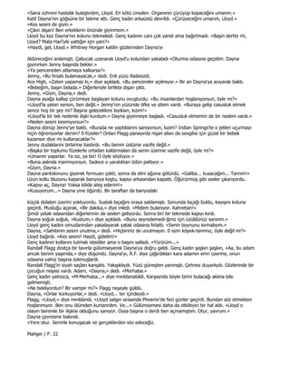 «Sana zührevi hastalık bulaştırdım, Lloyd. En kötü cinsden. Organının çürüyüp kopacağını umarım.»
Katil Dayna'nın göğsüne bir tekme attı. Genç kadın arkaüstü devrildi. «Çürüyeceğini umarım, Lloyd.»
«Kes sesini de giyin.»
«Çıkın dışarı! Ben erkeklerin önünde giyinmem.»
Lloyd bu kez Dayna'nın kolunu tekmeledi. Genç kadının canı çok yandı ama bağırtmadı. «Başın dertte mi,
Lloyd? Mata Hari'yle yattığın için yani?»
«Haydi, gel, Lloyd.» Whitney Horgan katilin gözlerinden Dayna'yı

öldüreceğini anlamıştı. Çabucak uzanarak Uoyd'u kolundan yakaladı «Oturma odasına geçelim. Dayna
giyinirken Jenny başında bekler.»
«Ya pencereden atlamaya kalkarsa?»
Jenny, «Bu fırsatı bulamayacak,» dedi. Enli yüzü ifadesizdi.
Ace High, «Zaten yapamaz ki,» diye açıkladı. «Bu pencereler açılmıyor.» Bir an Dayna'ya acıyarak baktı.
«Bebeğim, başın belada.» Diğerleriyle birlikte dışarı çıktı.
Jenny, «Giyin, Dayna,» dedi.
Dayna ayağa kalkıp çürümeye başlayan kolunu ovuşturdu. «Bu insanlardan hoşlanıyorsun, öyle mi?»
«Lloyd'la yatan sensin, ben değil.» Jenny'nin yüzünde öfke ve sitem vardı. «Buraya gelip casusluk etmek
sence hoş bir şey mi? Başına geleceklere layıksın, kızım!»
«Lloyd'la bir tek nedenle ilişki kurdum.» Dayna giyinmeye başladı. «Casusluk etmemin de bir nedeni vardı.»
«Neden sesini kesmiyorsun?»
Dayna dönüp Jenny'ye baktı. «Burada ne yaptıklarını sanıyorsun, kızım? Indian Springs'te o jetleri uçurmayı
niçin öğreniyorlar dersin? 0 füzeler? Onları Flagg panayırda nişan alsın da sevgilisi için güzel bir bebek
kazansın diye mi kullanacaklar?»
Jenny dudaklarını birbirine bastırdı. «Bu benim üstüme vazife değil.»
«Başka bir toplumu füzelerle ortadan kaldırmaları da senin üzerine vazife değil, öyle mi?»
«Umarım yaparlar. Ya siz, ya biz! O öyle söylüyor.»
«Buna aslında inanmıyorsun. Sadece o yaratıktan ödün patlıyor.»
«Giyin, Dayna.»
Dayna pantolonunu giyerek fermuarı çekti, sonra da elini ağzına götürdü. «Galiba... kusacağım... Tanrım!»
Uzun kollu bluzunu kaparak banyoya koştu, kapıyı arkasından kapattı. Öğürürmüş gibi sesler çıkarıyordu.
«Kapıyı aç, Dayna! Yoksa kilide ateş ederim!»
«Kusuyorum...» Dayna yine öğürdü. Bir taraftan da banyodaki

küçük dolabın üzerini yokluyordu. Sustalı bıçağını oraya saklamıştı. Sonunda bıçağı buldu, kayışını koluna
geçirdi. Musluğu açarak, «Bir dakika,» diye inledi. «Midem bulanıyor. Kahretsin!»
Şimdi yatak odasından diğerlerinin de sesleri geliyordu. Sonra biri bir tekmede kapıyı kırdı.
Dayna soğuk soğuk, «Kustum,» diye açıkladı. «Bunu seyredemedi-ğiniz için üzüldünüz sanırım.»
Lloyd genç kadını omuzlarından yakalayarak yatak odasına fırlattı. «Senin boynunu kırmalıyım.»
Dayna, «Sahibinin sesini unutma,» dedi. «Hiçbiriniz de unutmayın. 0 sizin köpek-tanrınız, öyle değil mi?»
Lloyd bağırdı. «Kes sesini! Haydi, gidelim!»
Genç kadının kollarını tutmak istediler ama o başını salladı. «Yürürüm...»
Randall Flagg dostça bir tavırla gülümseyerek Dayna'ya doğru geldi. Genç kadın şaşkın şaşkın, «Aa, bu adam
ancak benim yaşımda,» diye düşündü. Dayna'yı, R.F. diye çağırdıkları kara adamın emri üzerine, onun
odasına yalnız başına sokmuşlardı.
Randall Flagg'in siyah saçları karışıktı. Yakışıklıydı. Yüzü güneşten yanmıştı. Çehresi duyarlıydı. Gözlerinde bir
çocuğun neşesi vardı. Adam, «Dayna,» dedi. «Merhaba.»
Genç kadın yalnızca, «M-Merhaba...» diye mırıldanabildi. Karşısında böyle birini bulacağı aklına bile
gelmemişti.
«Ne bekliyordun? Bir vampir mi?» Flagg neşeyle güldü.
Dayna, «Onlar korkuyorlar,» dedi. «Lloyd... ter içindeydi.»
Flagg, «Lloyd,» diye mırıldandı. «Lloyd salgın sırasında Phoenix'de feci günler geçirdi. Bundan söz etmekten
hoşlanmıyor. Ben onu ölümden kurtarırdım. Ve...» Gülümsemesi daha da etkileyici bir hal aldı. «Lloyd o
olayın benimle bir ilişkisi olduğunu sanıyor. Oysa başına o derdi ben açmamıştım. Otur, yavrum.»
Dayna çevresine bakındı.
«Yere otur. Seninle konuşacak ve gerçeklerden söz edeceğiz.

Mahşer / F: 22
 