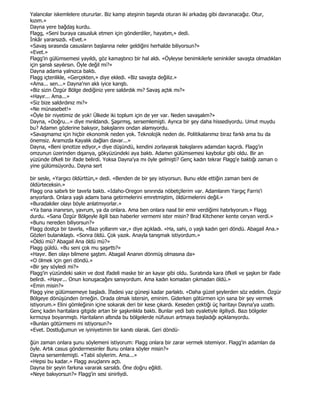 Yalancılar iskemlelere otururlar. Biz kamp ateşinin başında oturan iki arkadaş gibi davranacağız. Otur,
kızım.»
Dayna yere bağdaş kurdu.
Flagg, «Seni buraya casusluk etmen için gönderdiler, hayatım,» dedi.
Đnkâr yararsızdı. «Evet.»
«Savaş sırasında casusların başlarına neler geldiğini herhalde biliyorsun?»
«Evet.»
Flagg'in gülümsemesi yayıldı, göz kamaştırıcı bir hal aldı. «Öyleyse benimkilerle seninkiler savaşta olmadıkları
için şanslı sayılırsın. Öyle değil mi?»
Dayna adama yalnızca baktı.
Flagg içtenlikle, «Gerçekten,» diye ekledi. «Biz savaşta değiliz.»
«Ama... sen...» Dayna'nın aklı iyice karıştı.
«Biz sizin Özgür Bölge dediğiniz yere saldırdık mı? Savaş açtık mı?»
«Hayır... Ama...»
«Siz bize saldırdınız mı?»
«Ne münasebet!»
«Öyle bir niyetimiz de yok! Ülkede iki toplum için de yer var. Neden savaşalım?»
Dayna, «Doğru...» diye mırıldandı. Şaşırmış, sersemlemişti. Ayrıca bir şey daha hissediyordu. Umut muydu
bu? Adamın gözlerine bakıyor, bakışlarını ondan alamıyordu.
«Savaşmamız için hiçbir ekonomik neden yok. Teknolojik neden de. Politikalarımız biraz farklı ama bu da
önemsiz. Aramızda Kayalık dağları davar...»
Dayna, «Beni ipnotize ediyor,» diye düşündü, kendini zorlayarak bakışlarını adamdan kaçırdı. Flagg'in
omzunun üzerinden dışarıya, gökyüzündeki aya baktı. Adamın gülümsemesi kaybolur gibi oldu. Bir an
yüzünde öfkeli bir ifade belirdi. Yoksa Dayna'ya mı öyle gelmişti? Genç kadın tekrar Flagg'e baktığı zaman o
yine gülümsüyordu. Dayna sert

bir sesle, «Yargıcı öldürttün,» dedi. «Benden de bir şey istiyorsun. Bunu elde ettiğin zaman beni de
öldürteceksin.»
Flagg ona sabırlı bir tavırla baktı. «Idaho-Oregon sınırında nöbetçilerim var. Adamlarım Yargıç Farris'i
arıyorlardı. Onlara yaşlı adamı bana getirmelerini emretmiştim, öldürmelerini değil.»
«Buradakiler olayı böyle anlatmıyorlar.»
«Ya bana inanırsın, yavrum, ya da onlara. Ama ben onlara nasıl bir emir verdiğimi hatırlıyorum.» Flagg
durdu. «Sana Özgür Bölgeyle ilgili bazı haberler vermemi ister misin? Brad Kitchener kente ceryan verdi.»
«Bunu nereden biliyorsun?»
Flagg dostça bir tavırla, «Bazı yollarım var,» diye açıkladı. «Ha, sahi, o yaşlı kadın geri döndü. Abagail Ana.»
Gözleri bulanıklaştı. «Sonra öldü. Çok yazık. Anayla tanışmak istiyordum.»
«Öldü mü? Abagail Ana öldü mü?»
Flagg güldü. «Bu seni çok mu şaşırttı?»
«Hayır. Ben olayı bilmene şaştım. Abagail Ananın dönmüş olmasına da»
«O ölmek için geri döndü.»
«Bir şey söyledi mi?»
Flagg'in yüzündeki sakin ve dost ifadeli maske bir an kayar gibi oldu. Suratında kara öfkeli ve şaşkın bir ifade
belirdi. «Hayır... Onun konuşacağını sanıyordum. Ama kadın komadan çıkmadan öldü.»
«Emin misin?»
Flagg yine gülümsemeye başladı. Đfadesi yaz güneşi kadar parlaktı. «Daha güzel şeylerden söz edelim. Özgür
Bölgeye dönüşünden örneğin. Orada olmak istersin, eminim. Giderken götürmen için sana bir şey vermek
istiyorum.» Elini gömleğinin içine sokarak deri bir kese çıkardı. Keseden çektiği üç haritayı Dayna'ya uzattı.
Genç kadın haritalara gitgide artan bir şaşkınlıkla baktı. Bunlar yedi batı eyaletiyle ilgiliydi. Bazı bölgeler
kırmızıya boyanmıştı. Haritaların altında bu bölgelerde nüfusun artmaya başladığı açıklanıyordu.
«Bunları götürmemi mi istiyorsun?»
«Evet. Dostluğumun ve iyiniyetimin bir kanıtı olarak. Geri döndü-

ğün zaman onlara şunu söylemeni istiyorum: Flagg onlara bir zarar vermek istemiyor. Flagg'in adamları da
öyle. Artık casus göndermesinler Bunu onlara söyler misin?»
Dayna sersemlemişti. «Tabii söylerim. Ama...»
«Hepsi bu kadar.» Flagg avuçlarını açtı.
Dayna bir şeyin farkına vararak sarsıldı. Öne doğru eğildi.
«Neye bakıyorsun?» Flagg'in sesi sinirliydi.
 