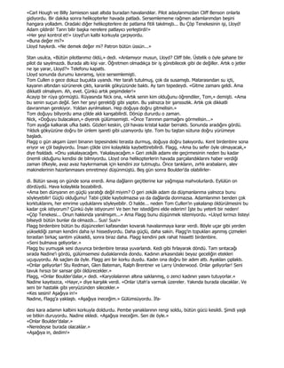 «Carl Hough ve Billy Jamieson saat altıda buradan havalandılar. Pilot adaylarımızdan Cliff Benson onlarla
gidiyordu. Bir dakika sonra helikopterler havada patladı. Sersemlememe rağmen adamlarımdan beşini
hangara yolladım. Oradaki diğer helikopterlere de patlama fitili takılmıştı... Bu Çöp Tenekesinin işi, Lloyd!
Adam çıldırdı! Tanrı bilir başka nerelere patlayıcı yerleştirdi!»
«Her şeyi kontrol et!» Uoyd'un kalbi korkuyla çarpıyordu.
«Buna değer mi?»
Lloyd haykırdı. «Ne demek değer mi? Patron bütün üssün...»

Stan usulca, «Bütün pilotlarımız öldü,» dedi. «Anlamıyor musun, Lloyd? Cliff bile. Üstelik o öyle şahane bir
pilot da sayılmazdı. Burada altı kişi var. Öğretmen olmadıkça bir iş görebilecek gibi de değiller. Artık o jetler
ne işe yarar, Lloyd?» Telefonu kapattı.
Lloyd sonunda durumu kavramış, iyice sersemlemişti.
Tom Cullen o gece dokuz buçukta uyandı. Her tarafı tutulmuş, çok da susamıştı. Matarasından su içti,
kayanın altından sürünerek çıktı, karanlık gökyüzünde baktı. Ay tam tepedeydi. «Gitme zamanı geldi. Ama
dikkatli olmalıyım. Ah, evet. Çünkü artık peşimdeler!»
Acayip bir rüya görmüştü. Rüyasında Nick ona, «Artık senin kim olduğunu öğrendiler, Tom,» demişti. «Ama
bu senin suçun değil. Sen her şeyi gerektiği gibi yaptın. Bu yalnızca bir şanssızlık. Artık çok dikkatli
davranman gerekiyor. Yoldan ayrılmalısın. Hep doğuya doğru gitmelisin.»
Tom doğuyu biliyordu ama çölde aklı karışabilirdi. Dönüp dururdu o zaman.
Nick, «Doğuyu bulacaksın,» diyerek gülümsemişti. «Önce Tanrının parmağını görmelisin...»
Tom ayağa kalkarak ufka baktı. Gözleri keskin, çöl havası kristal kadar berraktı. Sonunda aradığını gördü.
Yıldızlı gökyüzüne doğru bir ünlem işareti gibi uzanıyordu işte. Tom bu taştan sütuna doğru yürümeye
başladı.
Flagg o gün akşam üzeri binanın tepesindeki terasta durmuş, doğuya doğru bakıyordu. Kent birdenbire sona
eriyor ve çöl başlıyordu. Đnsan çölde izini kolaylıkla kaybettirebilirdi. Flagg, «Ama bu sefer öyle olmayacak,»
diye fısıldadı. «Onu yakalayacağım. Yakalayacağım.» Geri zekâlı adamı ele geçirmesinin neden bu kadar
önemli olduğunu kendisi de bilmiyordu. Lloyd ona helikopterlerin havada parçalandıklarını haber verdiği
zaman öfkeyle, avaz avaz haykırmamak için kendini zor tutmuştu. Önce tankların, zırhlı arabaların, alev
makinelerinin hazırlanmasını emretmeyi düşünmüştü. Beş gün sonra Boulder'da olabilirler-

di. Bütün savaş on günde sona ererdi. Ama dağların geçitlerine kar yağmışsa mahvolurlardı. Eylülün on
dördüydü. Hava kolaylıkla bozabilirdi.
«Ama ben dünyanın en güçlü yaratığı değil miyim? O geri zekâlı adam da düşmanlarıma yalnızca bunu
söyleyebilir! Güçlü olduğumu! Tabii çölde kaybolmazsa ya da dağlarda donmazsa. Adamlarımın benden çok
korktuklarını, her emrime uyduklarını söyleyebilir. O halde... neden Tom Cullen'in yakalanıp öldürülmesini bu
kadar çok istiyorum? Çünkü öyle istiyorum! Ve ben her istediğimi elde ederim! Đşte bu yeterli bir neden!
«Çöp Tenekesi... Onun hakkında yanılmışım...» Ama Flagg bunu düşünmek istemiyordu. «Lloyd kırmızı listeyi
bilseydi bütün bunlar da olmazdı... Sus! Sus!»
Flagg birdenbire bütün bu düşünceleri kafasından kovarak havalanmaya karar verdi. Böyle uçar gibi yerden
yükseldiği zaman kendini daha iyi hissediyordu. Daha güçlü, daha sakin. Flagg'in topukları aşınmış çizmeleri
terastan birkaç santim yükseldi, sonra biraz daha. Flagg kendini pek rahat hissetti birdenbire.
«Seni bulmava geliyorlar.»
Flagg bu yumuşak sesi duyunca birdenbire terasa yuvarlandı. Kedi gibi fırlayarak döndü. Tam sırıtacağı
sırada Nadine'i gördü, gülümsemesi dudaklarında dondu. Kadının arkasındaki beyaz geceliğin etekleri
uçuşuyordu. Ak saçları da öyle. Flagg ani bir korku duydu. Kadın ona doğru bir adım attı. Ayakları çıplaktı.
«Onlar geliyorlar! Stu Redman, Glen Bateman, Ralph Brentner ve Larry Underwood. Onlar geliyorlar! Seni
tavuk hırsızı bir sansar gibi öldürecekler.»
Flagg, «Onlar Boulder'dalar,» dedi. «Karyolalarının altına saklanmış, o zenci kadının yasını tutuyorlar.»
Nadine kayıtsızca, «Hayır,» diye karşılık verdi. «Onlar Utah'a varmak üzereler. Yakında burada olacaklar. Ve
seni bir hastalık gibi yeryüzünden silecekler.»
«Kes sesini! Aşağıya in!»
Nadine, Flagg'a yaklaştı. «Aşağıya ineceğim.» Gülümsüyordu. Đfa-

desi kara adamın kalbini korkuyla doldurdu. Pembe yanaklarının rengi soldu, bütün gücü kesildi. Şimdi yaşlı
ve bitkin duruyordu. Nadine ekledi. «Aşağıya ineceğim. Sen de öyle.»
«Onlar Boulder'dalar.»
«Neredeyse burada olacaklar.»
«Aşağıya in, dedim!»
 