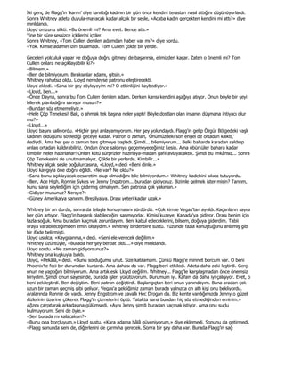 Đki genç de Flagg'in 'karım' diye tanıttığı kadının bir gün önce kendini terastan nasıl attığını düşünüyorlardı.
Sonra Whitney adeta duyula-mayacak kadar alçak bir sesle, «Acaba kadın gerçekten kendini mi attı?» diye
mırıldandı.
Lloyd omzunu silkti. «Bu önemli mi? Ama evet. Bence attı.»
Yine bir süre sessizce içkilerini içtiler.
Sonra Whitney, «Tom Cullen denilen adamdan haber var mı?» diye sordu.
«Yok. Kimse adamın izini bulamadı. Tom Cullen çölde bir yerde.

Geceleri yolculuk yapar ve doğuya doğru gitmeyi de başarırsa, elimizden kaçar. Zaten o önemli mi? Tom
Cullen onlara ne açıklayabilir ki?»
«Bilmem.»
«Ben de bilmiyorum. Bıraksınlar adamı, gitsin.»
Whitney rahatsız oldu. Lloyd neredeyse patronu eleştirecekti.
Lloyd ekledi. «Sana bir şey söyleyeyim mi? O etkinliğini kaybediyor.»
«Lloyd, ben...»
«Önce Dayna, sonra bu Tom Cullen denilen adam. Derken karısı kendini aşağıya atıyor. Onun böyle bir şeyi
bilerek planladığını sanıyor musun?»
«Bundan söz etmemeliyiz.»
«Hele Çöp Tenekesi! Bak, o ahmak tek başına neler yaptı! Böyle dostları olan insanın düşmana ihtiyacı olur
mu?»
«Lloyd...»
Lloyd başını sallıyordu. «Hiçbir şeyi anlayamıyorum. Her şey yolundaydı. Flagg'in gelip Özgür Bölgedeki yaşlı
kadının öldüğünü söylediği geceye kadar. Patron o zaman, 'Önümüzdeki son engel de ortadan kalktı,'
dediydi. Ama her şey o zaman ters gitmeye başladı. Şimdi... bilemiyorum... Belki baharda karadan saldırıp
onları ortadan kaldırabiliriz. Ondan önce saldırıya geçemeyeceğimiz kesin. Ama öbürküler bahara kadar
kimbilir neler hazırlarlar! Onları kötü sürprizler hazırlaya-madan gafil avlayacaktık. Şimdi bu imkânsız... Sonra
Çöp Tenekesini de unutmamalıyız. Çölde bir yerlerde. Kimbilir...»
Whitney alçak sesle boğulurcasına, «Lloyd,» dedi «Beni dinle.»
Lloyd kaygıyla öne doğru eğildi. «Ne var? Ne oldu?»
«Sana bunu açıklayacak cesaretim olup olmadığını bile bilmiyordum.» Whitney kadehini sıkıca tutuyordu.
«Ben, Ace High, Ronnie Sykes ve Jenny Engstrom... buradan gidiyoruz. Bizimle gelmek ister misin? Tanrım,
bunu sana söylediğim için çıldırmış olmalıyım. Sen patrona çok yakınsın.»
«Gidiyor musunuz? Nereye?»
«Güney Amerika'ya sanırım. Brezilya'ya. Orası yeteri kadar uzak.»

Whitney bir an durdu, sonra da telaşla konuşmasını sürdürdü. «Çok kimse Vegas'tan ayrıldı. Kaçanların sayısı
her gün artıyor. Flagg'in başarılı olabileceğini sanmıyorlar. Kimisi kuzeye, Kanada'ya gidiyor. Orası benim için
fazla soğuk. Ama buradan kaçmak zorundayım. Beni kabul edeceklerini, bilsem, doğuya giderdim. Tabii
oraya varabileceğimden emin olsaydım.» Whitney birdenbire sustu. Yüzünde fazla konuştuğunu anlamış gibi
bir ifade belirmişti.
Lloyd usulca, «Kaygılanma,» dedi. «Seni ele verecek değilim.»
Whitney üzüntüyle, «Burada her şey berbat oldu...» diye mırıldandı.
Lloyd sordu. «Ne zaman gidiyorsunuz?»
Whitney ona kuşkuyla baktı.
Lloyd, «Pekâlâ,» dedi. «Bunu sorduğumu unut. Size katılamam. Çünkü Flagg'e minnet borcum var. O beni
Phoenix'te feci bir durumdan kurtardı. Ama dahası da var. Flagg beni etkiledi. Adeta daha zeki-leştirdi. Gerçi
onun ne yaptığını bilmiyorum. Ama artık eski Lloyd değilim. Whitney... Flagg'le karşılaşmadan önce önemsiz
biriydim. Şimdi onun sayesinde, burada işleri yürütüyorum. Durumum iyi. Kafam da daha iyi çalışıyor. Evet, o
beni zekileştirdi. Ben değiştim. Beni patron değiştirdi. Başlangıçtan beri onun yanındayım. Bana aradan çok
uzun bir zaman geçmiş gibi geliyor. Vegas'a geldiğimiz zaman burada yalnızca on altı kişi onu bekliyordu.
Aralarında Ronnie de vardı. Jenny Engstrom ve zavallı Hec Drogan da. Biz kente vardığımızda Jenny o güzel
dizlerinin üzerine çökerek Flagg'in çizmelerini öptü. Yatakta sana bundan hiç söz etmediğinden eminim.»
Ağzını çarpıtarak arkadaşına gülümsedi. «Aynı Jenny şimdi buradan kaçmak istiyor. Ama onu suçlu
bulmuyorum. Seni de öyle.»
«Sen burada mı kalacaksın?»
«Bunu ona borçluyum.» Lloyd sustu. «Kara adama hâlâ güveniyorum,» diye eklemedi. Sonunu da getirmedi.
«Flagg sonunda seni de, diğerlerini de çarmıha gerecek. Sonra bir şey daha var. Burada Flagg'in sağ
 
