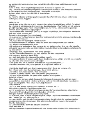 onu görebileceğimi seziyordum. Ama bunu yapmak istemedim. Çünkü bana oradaki kara adammış gibi
geliyordu.»
Stu bir an durdu. «Onun bizi gözetlediğini düşünelim. Bu konuda ne yapabiliriz ki?»
«Hiç... Ama bu durum yine de hoşuma gitmiyor. Çok korkuyorum. Harold'u o halde bulduğumuz zaman bile
bu kadar korkmadım. Çocuk beynini dağıtmıştı. Tanrım!» Glen yüzünü ekşitti.
Stu başını salladı. «Harold ziyan oldu. Nick ve Susan da öyle.»
«Doğru...»
Stu, Harold'un akbabalar tarafından gagalanmış cesedini de, defterindeki o içe dokunan açıklamayı da
unutamıyordu aslında. Flagg'den

Mahşer / F: 24
koyarak sıkıca sardılar. Glen ona bir artrit hapı verdi. Genç adamın bacağındaki sancı hefifledi. Çok sakindi
Stu, «Hepimiz de ödünç aldığımız süreyi yaşıyoruz,» diye düşünüyordu. «Flagg'i bulmak için yola çıktığımız
için değil. Başlangıçta Kaptan Trips'e yakalanmadığımız için. Her neyse... Artık ne yapılması gerektiğini
biliyorum. Bunun yapılmasını da sağlayacağım.»
Larry'nin söyleyecekleri sona ermişti. Şimdi üçü de kaygıyla Stu'ya bakıyor, onun konuşmasını bekliyorlardı.
Genç adam kısaca, «Olmaz,» dedi.
Glen usulca, «Anlamıyorsun, Stu...» diye başladı.
«Hayır, anlıyorum. Ve, 'Hayır,' diyorum. Green River kentine geri dönemeyiz. Ne ipimiz var, ne arabamız. Bu
iş oyunun kurallarına aykırı.»
Larry, «Oyun değil bu!» diye bağırdı. «Burada ölürsün.»
«Siz de herhalde Nevada'da öleceksiniz. Haydi, yola devam edin. Güneş dört saat sonra batacak.»
Larry, «Seni burada bırakacak değiliz,» dedi.
«Çok üzgünüm ama bırakacaksınız. Bunu yapmanızı size ben söylüyorum. Beni dinle, Larry. Bu yolculuğa
çıktık, çünkü yaşlı kadının neden söz ettiğini bildiğine inandık. Şimdi bazı kuralları değiştirmeye kalkarsan her
şeyi altüst edersin.»
Glen yavaşça, «Evet,» diye mırıldandı. «Onu bırakıp gideceğiz.»
Larry ona kulaklarına inanamıyormuş gibi baktı. «Seni Stu'nun dostu sanıyordum.»
«Evet, dostuyum. Ama bu da önemli değil.»
Larry sinirli sinirli güldü. «Sen çıldırmışsın! Bunu biliyor musun?»
«Hayır, çıldırmış değilim. Bir anlaşma yaptık. Bunun öleceğimiz anlamına geldiğini biliyorduk ama yine de her
şeyi kabul ettik. Şimdi anlaşmayı yerine getireceğiz.»
«Tanrı aşkına! Bunu ben de istiyorum! Bir araba bulur, Stu'yu arkasına yatırırız...»
«Yürümemiz gerekiyor.» Ralph, Stu'yu işaret etti. «Onun yürümesi imkânsız.»

«Evet. Harika. Bacağı kırıldı onun. Şimdi ne yapmamız gerekiyor? Onu at gibi vurmamız mı?»
Glen, «Mesele basit,» dedi. «Burada kalamayız... Stu da bizimle gelemez.»
Larry fısıldadı. «Bunu kabul edemem.» Yüzü bembeyazdı.
Stu yerden, «Oylamaya koyalım,» dedi. «Ben gitmeniz için oy veriyorum.»
Larry elinin tersiyle ağzını sildi. «Bu geceyi burada geçirelim. Biraz düşünelim.»
Stu bağırdı. «Olmaz.»
Ralph, «Evet,» der gibi başını salladı. Sonra da Glen'le bakıştılar. Profesör cebinden artrit ilacı şişesini
çıkararak Stu'nun eline sıkıştırdı. «Bunların içinde biraz morfin var. Herhalde üçten fazlası insanı öldürür.»
Stu'yla göz göze geldiler. «Bunu anlıyor musun, Doğu Teksas'lı?»
«Evet, anlıyorum.»
Larry tiz bir sesle, «Neden söz ediyorsun?» diye sordu. «Kahretsin, sen...»
Ralph müthiş bir tiksintiyle, «Sanki biliyorsun da,» dedi.
Larry bir an sustu. Sonra da, «Olmaz!» diye haykırarak şişeyi Stu' nun elinden kapmaya çalıştı. Rita'nın
uykusunda kendi kusmuğu yüzünden nasıl boğulduğunu hatırlamıştı.
Ralph genç müzisyeni omuzlarından yakaladı. Larry çırpındı.
Stu, «Onu bırak,» dedi. «Larry'yle konuşmak istiyorum.» Ralph, Larry'nin omuzlarını bıraktı. Stu müzisyene
baktı... «Buraya gel, Larry. Yanımda çömel.»
Larry onun istediğini yaptı. Istırapla Teksas'lının yüzüne baktı. «Bu doğru değil. Biri yuvarlanıp bacağını
kırdığı zaman onu... ölüme bırakamazsın! Çekip gidemezsin. Bunu bilmiyor musun?» Stu'nun yüzüne
dokundu. «Lütfen düşün.»
Stu, Larry'nin elini tuttu. «Benim deli olduğumu sanıyorsun!»
«Hayır. Hayır ama...»
«Aklı başında insanların ne yapacakları konusunda karar vermeye hakları olduğunu kabul etmiyor musun?»
 