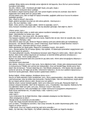 uzaklaştı. Birkaç dakika sonra döndüğü zaman ağzında bir dal taşıyordu. Bunu Stu'nun yanına bırakarak
kuyruğunu hızla salladı.
Stu yine, «Aferin,» dedi. «Đnanılacak gibi değil! Haydi, yine getir, Kojak.»
Köpek sevinçle havlayarak tekrar uzaklaştı.
Stu böylece o akşam kızarmış tavşan yedi. Avın yarısını Kojak'a vermeyi de unutmadı. Gece Glen'in
haplarından birini alarak derin bir uykuya daldı.
28 Eylül sabahı Larry, Glen ve Ralph bir tepeye tırmandılar, aşağıdaki yolda burun buruna iki arabanın
beklediğini gördüler.
Glen, «Kaza mı olmuş?» diye sordu.
Ralph, gözlerini güneşten korumak için elini alnına götürdü. «Sanmıyorum.»
Larry, «Bu onun adamları,» dedi.
Ralph, «Evet, sanırım,» diye başını salladı. «Şimdi ne yapacağız, Larry?»
Genç müzisyen mendiiliyle yüzünü sildi. «Yola inip olacakları göreceğiz. Öyle değil mi, Glen?»

«Patron sensin, Larry.»
Yamaçtan yola doğru indiler ve silahlı sekiz adamın kendilerini beklediğini gördüler.
Ralph, «Bizimkilerden hiç farkları yok,» dedi.
Glen, «Pekâlâ var,» diye cevap verdi. «Bu adamlar silahlı.»
Yolu kapayan arabalara yirmi adım kala Larry durdu. Ralph'la Glen de öyle. Derin bir sessizlik oldu. Sonra
Larry uysalca, «Merhaba,» dedi.
Ufak tefek bir adam öne çıktı. Elinde bir Magnum tabanca vardı ama aslında daha çok muhasebeciye
benziyordu. «Siz Glendon Bate-man, Lawson Underwood, Stuart Redman ve Ralph Brentner misiniz?»
Ralph homurdandı. «Saymasını bilmiyor musun, ahmak?»
Silahlı adamlardan biri alayla güldü. Magnum'lu muhasebeci kızardı. «Kim eksik?»
Larry, «Buraya gelirken Stu bir kazaya uğradı,» diye açıkladı. «O tabancayla oynamaktan vazgeçmezsen aynı
şey senin başına da gelecek.»
Yine alaylı gülüşmeler duyuldu. Muhasebeciye benzeyen adam Magnum'u beline soktu. «Benim adım Paul
Burlson. Bana verilen yetkiye dayanarak sizi tutukluyor ve benimle birlikte gelmenizi emrediyorum.»
Glen hemen atıldı. «Kimin verdiği yetkiye?»
Burlson ona küçümseyerek baktı ama yüzünde bir şey daha vardı. «Kimin adına konuştuğumu biliyorsun.»
«Öyleyse söyle.»
Ama Burlson sesini çıkarmadı.
Glen adama, «Korkuyor musun?» diye sordu. Sonra diğerlerine baktı. «Ondan adını söyleyemeyecek kadar
mı korkuyorsunuz? Pekâlâ, sizin yerinize ben söyleyeceğim. Onun adı Randall Flagg. Kendisi ayrıca 'Kara
Adam' diye de tanınıyor. 'Yürüyen Adam'diye de.» Sesi öfkeyle yükseliyordu. «Onu Şeytan diye de çağırın.
Çünkü bir adı da bu. Bir başka adı da Đblis. Cehennemin habercisi o. Siz de onun ayaklarını öpüyorsunuz.»
Sevimli bir tavırla gülümsedi. «Bütün bunların açıklanmasını istedim.»

Burlson bağırdı. «Onları yakalayın. Kımıldayan olursa vurun.»
Kısa bir an silahlı adamların hiçbiri kımıldamadı. Larry, «Bunu yapamayacaklar,» diye düşündü. «Biz onlardan
nasıl korkuyorsak, onlar da bizden öyle korkuyorlar.» Burlson'a baktı. «Sen kimi kandırıyorsun, küçük adam?
Biz Las Vegas'a gitmek istiyoruz zaten. Buraya onun için geldik.»
Adamlar ancak o zaman harekete geçtiler. Sanki Larry onlara emir vermiş gibi. Müzisyenle Ralph'ı bir
arabanın arkasına bindirdiler. Glen'i de bir başkasına. Larry, «Tutuklandık,» diye düşündü. Nedense bu fikir
onu eğlendirdi. Ralph içini çekti. Larry ona, «Korkuyor musun?» diye sordu.
«Doğrusu bilemiyorum. Artık yürümediğim için o kadar memnunum ki duygularımı anlayamıyorum.»
Önde oturan adamlardan biri, «O ukala ihtiyar,» dedi. «Lideriniz o mu?»
«Hayır, benim.»
«Adın nedir?»
«Larry Underwood. Bu da Ralph Brentner. Diğer arabadaki arkadaşımız ise Glen Bateman.»
«Öbür arkadaşınıza ne oldu?»
«Bacağı kırıldı, onu bırakmak zorunda kaldık.»
«Yazık. Ben Vegas Güvenlik Görevlisi Barry Dorgan'ım.»
Larry az kalsın, «Tanıştığımıza sevindim,» diye cevap verecekti. Bu yüzden dayanamayıp güldü. «Las
Vegas'a ne zaman varırız?»
«Yollar bozuk. Onun için Vegas'a ancak beş saat sonra varacağız.»
Ralph, «Şu hale bak,» diye bağırdı. «Üç haftadır yollardayız, beş saatte Las Vegas'ta olacağız.»
 