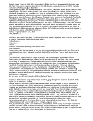 Carleigh usulca, «Hammer öldü, Billy,» diye açıkladı. «Đntihar etti. Servis tabancasıyla kendi gözüne nişan
aldı. Mavi Proje dosyası masasının üzerindeydi. Herhalde dosyayı masaya bırakmanın bir intihar mektubu
yazmaktan daha kolay olduğunu düşündü.»
Starkey gözlerini yumdu. Win Hammer damadıydı. Kendi kendine, «Kocasının intihar ettiğini Cynthia'ya nasıl
söyleyeceğim?» diye sordu. «Çok üzgünüm, Cindy. Win bugün soğuk çorba kâsesine dalıverdi. Al, bir
yatıştırıcı iç. Anlayacağın bazı yanlışlıklar oldu. Birisi bir kutuyla ilgili bir hata yaptı. Bir başkası üs'ün sıkıca
kapatılmasını sağlayacak şalteri çekmeyi unuttu. Yirmi üç saniye gecikti kapatma işi. Ama o da yeterliydi.
Kutu uzmanlar arasında 'koklayıcı' diye biliniyordu. Bu kutuları kadın teknisyenler hazırlıyorlardı. Ama kutular
bölüm bölüm oluşturulduğu için kadınlar ne yaptıklarını bilmiyorlardı. Belki bu kadın teknisyenlerden biri
akşama ne yemek pişireceğini düşünüyordu. Ya da işi kontrol etmesi gereken adam kendi kendine, eski
arabayı verip bir yenisini nasıl alacağını hesaplıyordu. Her neyse... Son rastlantı da şu, Cindy: Dört numaralı
güvenlik noktasındaki bir adam, sayıların kırmızıya döndüğünü gördü. Adı Campion'dı. Campion ailesini alıp
kaçtı. Sirenler çalmaya başlamadan tam yirmi üç saniye önce ana kapıdan çıkmayı başardı. Ben bunun bir
rastlantılar zinciri olduğunu anlatmaya çalışıyorum, Cindy. Win'in hiçbir suçu yoktu. Ama projenin başında o
vardı. Durumun gitgide kötüleştiğini farketti ve...»
Starkey, «Teşekkür ederim, Len,» dedi.
«Billy, istersen...»

«On dakika sonra yukarı çıkacağım. On beş dakikaya kadar burada çalışanların hepsi toplanmış olmalı. Genel
bir toplantı. Yataklarında olanları da tekmeyle kaldır.»
«Peki, efendim.»
«Şey, Len...»
«Evet.»
«Bana bu haberi veren sen olduğun için memnunum.»
«Evet, efendim.»
Carsleigh dışarı çıktı. Starkey saatine bir göz attı, sonra da duvardaki monitörlere doğru gitti. Đki numaralı
monitörü çalıştırarak ellerini arkasında kenetledi, düşünceli bir tavırla Mavi Projenin sessiz kafeteryasına
baktı.
5
Larry Underwood köşeyi döndü, bir yangın musluğuyla yola yuvarlanmış bir çöp tenekesi arasında
Datsun'ununu park edecek kadar yer bulabildi. O çöp tenekesinde pis bir şey vardı. Larry kaskatı kesilmiş
kedi ölüsünü ve hayvanın beyaz tüylü karnını kemiren fareyi görmediğine kendini inandırmaya çalıştı.
Arabasının farları çöp tenekesini aydınlatırken fare hızla kaçmıştı. Onun için de hayvanın orada olmadığına
inanabilirdi. Ama kedi çöp tenekesinin içindeydi. Larry arabayı durdururken, «Birinin var olduğuna
inanıyorsan, diğerine de inanman gerekir,» diye düşündü. «Dünyada en fazla farenin Paris'te olduğu
söylenmiyor mu? Bunun nedeni bütün o eski kanalizasyon sistemleri. Ama New York da Paris'ten aşağı
kalmıyor.» Larry boşuna geçen o ilk gençlik yıllarını anımsıyor, New York'taki farelerin hepsinin de dört ayaklı
olmadıklarını biliyordu. Kendi kendine, «Neden bu kahverengi, eski taş binanın önünde durmuş fareleri
düşünüyorum?» diye sordu.
Beş gün önce, yani 14 Haziranda güneşli Güney California'daydı.

Uyuşturucu düşkünlerinin, garip dinlere meraklı insanların, gogo dansçılarının ülkesinde. Bu sabah dörde
çeyrek kala da New York'a varmıştı.
«Sevgili, New York! Vatanıma döndüm! Belki Yankees takımı kenttedir. Onların bir maçını görebilirim...»
Larry derin düşüncelere daldı. Neden sonra havanın aydınlanmaya başladığını farkederek kendine geldi.
Paneldeki saat altıyı beş geçtiğini gösteriyordu. Anlaşılan biraz uyuk-lamıştı. Farenin dönmüş olduğunu
gördü. Ölü kedinin karnını iyice oymuştu. Larry'nin boş midesi kalktı. Farenin kahvaltı edişini görmemek için
kanepede iyice kaydı. Binanın cephesi birtakım yazılarla kirletilmişti. Esrar ve tehdit doluydu bu yazılar.
«Chico 116, Zorro 93, Küçük Anıt No. 1» Larry çocukken iyi bir semtti burası. Babası ölmeden önce. Çift
kanatlı kapıya çıkan basamakları, taştan yontulmuş iki köpek korurdu. Larry, California'ya gitmeden bir yıl
önce serseriler sağdaki köpeğin kafasını koparmışlardı. Şimdiyse iki heykelin de yerinde yeller esiyordu. Belki
parçaları fareler taşımışlardı. Hatta belki Larry'nin annesini de alıp götürmüşlerdi. Genç adam,
«Basamaklardan çıkmak ve 15 numaralı dairenin posta kutusuna bakmak zorundayım,» diye düşündü.
«Bakalım üzerinde hâlâ annemin adı var mı?» Ama çok yorgundu Larry.
Hayır, burada oturacak, yediye kadar kestirecekti. Annesinin hâlâ burada oturup oturmadığını ondan sonra
anlamaya çalışacaktı. «Belki de annem burada değil. Böylesi daha iyi olur. Belki Yankee'lerin maçına da
gitmem. Biltmore Oteline iner, üç gün uyurum. Sonra da Altın Batı'ya dönerim.» Bu ışıkta, bu yağmurda New
York, başı ve bacakları ağrıyan Larry'e ölü bir fahişe gibi gözüküyordu.
 