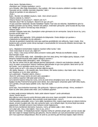 «Evet, benim. Merhaba Arlene.»
«Neredesin sen? Ortadan kayboldun, Larry!»
Larry ihtiyatla, «Ben Doğu Kıyısındayım,» diye açıkladı. «Biri bana vücudumu sülüklerin sardığını söyledi.
'Havuzdan çık da o sülükler üzerinden düşsünler,' dedi.»
«Büyük bir partiden mi söz ediyorsun?»
«Evet.»
Kadın, «Bundan söz edildiğini duydum,» dedi. «Seni cömert çocuk!»
«Wayne oralarda mı, Arlene?»
«Wayne Stukey'i mi soruyorsun?.. Haberin yok mu?»
«Nereden olsun? Ben bu kıyıdayım. Wayne'in bir şeyi yok ya?»
«O grip yüzünden hastanede. Burada hastalıktan 'Kaptan Trips' diye söz ediyorlar. Söylediklerine göre bu
hastalık yüzünden çok kişi ölmüş. Herkesin ödü patlıyor. Evlerinden çıkmıyorlar. Şimdi burada altı boş masa
var. Bildiğin gibi Jane'in Yeri'nde boş masa olmazdı.»
«Wayne nasıl?»
«Kimbilir? Koğuşlar hasta dolu. Ziyaretçilerin onları görmesine de izin vermiyorlar. Garip bir durum bu, Larry.
Çevrede sürüyle asker var.»
«Đzinli mi gelmişler?»
«izinli askerler silah taşımazlar. Zırhlı arabalarla da dolaşmazlar. Orada olduğun için şanslısın.»
«Haberlerde bu hastalıktan hiç söz edilmedi.»
«Burada da gazetelerin bazılarında nezle aşısı yapılması gerektiğinden söz ediliyordu, hepsi o kadar. Ama
bazılarına göre uzmanlar içinde mikrop kaynaşan o kavanozlardan biri konusunda dikkatsiz davranmışlar. Ne
korkunç, değil mi?»

Larry, «Başkalarını korkutmaktan hoşlanan insanların lafları bunlar," dedi.
«Sizin orada böyle bir durum yok, değil mi?»
Larry, «Hayır,» diye cevap verirken aklına annesinin nezlesi geldi. Metroda da etraftakiler aksırıp
tıksırmamışlar mıydı?
Arlene, «Jane burada değil,» dedi. «Söylediğine göre hem ateşi çıkmış, hem boğazı şişmiş. Açıkçası, o kart
fahişenin hastalanmayacak kadar sağlam olduğunu sanırdım.»
Larry, «Bir haftaya kadar döneceğim,» dedi. «Görüşürüz.»
«Đyi. Ben her zaman ünlü bir plak yıldızıyla gezmeyi istemişimdir.» Arlene'in sesi birdenbire yükseldi. «Ah,
Larry! Az kalsın unutuyordum! Wayne'i hastaneye götürülmeden iki gün önce gördüm. Bana senin için bir
zarf bıraktı. 'Larry'i gördüğün zaman bunu ona ver,' dedi.»
«Zarfın içinde ne var?» Larry alıcıyı bir elinden diğerine geçirdi.
«Bir dakika. Bakayım...» Bir sessizlik oldu. Sonra Arlene, «Bir banka cüzdanı,» diye haber verdi. «Vay vay
vay! Hesabına on üç bin dolar yatırılmış.»
Larry gülümsedi. «Teşekkür ederim, Arlene.»
«Bunu bir zarfa koyup üzerine de senin adını yazacağım.»
Larry telefonu kaparken hâlâ aptal aptal sırıtıyordu.
Larry dairenin kapısına birkaç kez vurdu, sonra da evde kimse olmadığına karar verdi. Anahtarı yoktu.
Aşağıya inip Bay Freeman'la konuşmak üzere döndü. Aynı anda kapının arkasından gelen hafif iniltiyi duydu.
Larry geriledi, omzuyla kapıya şiddetle vurdu. Kapı hızla açıldı.
«Anne?»
içerisi loştu. Hava birdenbire kararmıştı. Gök gürlüyordu. Yağmurun şakırtısı artmıştı. «Anne, neredesin?»
Kadın bu sefer daha yüksek sesle inledi. Larry mutfaktan geçerken

az kalsın ayağı annesine takılıyordu. Kadın yatak odasının kapısın^ yerde yatmaktaydı.
«Anne! Tanrım! Anne?»
Alice oğlunun sesini duyunca yerde dönmeye çalıştı ama ancai, başını çevirebildi. Zorlukla soluk alıyordu.
Gırtlağını balgam tıkamış gibiydi. Ateş yüzünden suratı kıpkırmızıydı. «Larry?»
«Seni karyolana yatıracağım, anne.» Larry eğildi, bacaklarının titre, meşine engel olmak için dizlerini birbirine
dayadı, annesini kucağına aldı. Alev alev yanıyordu kadın. Larry dehşete düştü. Hiç kimse böyle kavrularak
yaşayamazdı. Herhalde annesinin beyni kafasının içinde haşlanıyordu.
Alice de bunu kanıtlamak istercesine, huysuzca, «Larry, git babanı çağır,» dedi. «Barda.»
Larry çılgın gibi, «Sus,» diye bağırdı. «Sus ve uyu, anne.»
Kadının sesi tizleşti. «O fotoğrafçıyla barda!» Dışarıda müthiş bir çatırtıyla şimşek çaktı. Larry'ye vücudu ağır
ağır akan soğuk bir balçığa bulanmış gibi geliyordu. Oturma odasının yarı açık penceresinden içeriye dolan
serin hava apartmanı dolaşmaktaydı. Alice de sanki bu yüz-denmiş gibi titremeye başladı. Dişleri birbirine
 