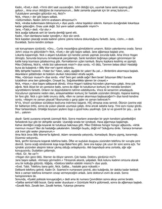 Kadın, «Evet,» dedi. «Yirmi dört saat uyuyacağım. John öldüğü için, uyumak bana sanki ayıpmış gibi
geliyor... Ama onun öldüğüne de inanamıyorum... Belki zamanla yaşamak için bir amaç bulurum...
Tutukluların yemeğini götürdün mü, Nick?»
Nick, «Hayır,» der gibi başını salladı.
«Götürmelisin. Neden John'ın arabasını almıyorsun?»
Nick, «Araba kullanmasını bilmiyorum,» diye yazdı. «Ama teşekkür ederim. Kamyon durağındaki lokantaya
kadar gideceğim. Orası uzak değil. Sizi yarın sabah yoklayabilir miyim?»
Jane, «Tabii,» dedi. «Đyi olur.»
Nick ayağa kalkarak sert bir tavırla demliği işaret etti.
Kadın, «Son damlasına kadar içeceğim,» diye söz verdi.
Nick kapıdan çıkacağı sırada kadının çekine çekine koluna dokunduğunu farketti. Jane, «John...» dedi.
Durakladı. Sonra kendini zorlaya-

rak konuşmasını sürdürdü. «Onu... Curtis mezarlığına gömdüklerini umarım. Bütün yakınlarımız orada. Sence
John'ı oraya mı götürdüler?» Nick, «Evet,» der gibi başını salladı. Jane ağlamaya başladı yine.
Lokanta kapanmıştı. Nick o akşam tutuklular için kendisi yemek yapmak zorunda kaldı. Ama Vince Hogan
ölmüştü. Sonunda boynunu tırmalayarak parçalamıştı. Sanki kendisini boğmaya çalışan görünmeyen bir
katile karşı koymaya çabalıyormuş gibi. Parmaklarının uçları kanlıydı. Boynu kapkara kesilmiş ve şişmişti.
Mike Childress, Nick'e, «Artık bizi salıverecek misin?» diye sordu. «O öldü, Tanrının belası dilsiz! Hastalığı
buna da bulaştırdı.» Billy War-ner'ı işaret ediyordu.
Billy dehşetle haykırdı. «Yalan bu! Yalan, yalan, aşağılık bir yalan! Bu yal...» Birdenbire aksırmaya başladı.
Aksırıkların şiddetinden iki büklüm olurken tükürükleri etrafa saçıldı.
Mike, «Görüyor musun?» diye sordu. «Ha? Seni geri zekâlı sağır! Beni bırak! Đstiyorsan Billy'i burada
tutabilirsin ama ben gideceğim. Cinayet bu. Soğukkanlılıkla işlenen bir cinayet.»
Nick, «Hayır,» diye başını sallayarak döndü. Vince Hogan'ı kaldırıp hücreden çıkarmaya çalıştı. Ama çok
ağırdı. Nick ölüye bir an çaresizce baktı, sonra da diğer iki tutuklunun korkunç bir merakla kendisini
seyrettiklerini farketti. Onların ne düşündüklerini tahmin edebiliyordu. Vince iki serserinin arkadaşıydı.
Vücudunun şişmesine neden olan, anlayamadıkları korkunç bir hastalık yüzünden ölmüştü. Kapana kısılmış
bir fare gibi. Nick o gün belki onuncu defa, «Ben ne zaman aksırmaya başlayacağım?» diye kendi kendine
sordu. «Ateşim ne zaman çıkacak? Boynumda o garip şişler ne zaman belirecek?»
N*ck, Vince'i sürükleye sürükleye bodruma indirmeyi başardı. HĐÇ olmazsa orası serindi. Ölünün üzerine eski
bir battaniye örttü, sonra da yukarı çıkarak uyumaya çalıştı. Ama ancak sabaha karşı. Yine aynı rüyayı gördü.
Mısır tarlasındaydı. Ortalığa büyüyen şeylere özgü o güzel koku yayılmıştı. Çok iyi ve güvenli bir şey... ya da
biri... yakının-

daydi- Sanki yuvasına erişmek üzereydi Nick. Sonra mısırların arasından bir şeyin kendisini gözetlediğini
farkederek buz gibi bir dehşetle sarsıldı- Uyandığı sırada ter içindeydi. Hava ağarmaya başlamıştı.
Kahve demliğini ocağa koyarak iki tutukluya bakmaya gitti. Mike Childress hüngür hüngür ağlıyordu. «Artık
memnun musun? Ben de hastalığa yakalandım. Đstediğin buydu, değil mi? Soluğumu dinle. Yamaca tırmanan
yük treni gibi sesler çıkarıyorum.»
Ama Nick önce Billy Warner'la ilgilendi. Adam ranzasında yatıyordu. Komadaydı. Boynu şişmiş, kararmıştı.
Düzensiz soluyordu.
Nick, şerifin bürosuna koşarak telefona baktı. Öfke ve suçluluk duygusu yüzünden telefonu bir vuruşta yere
devirdi. Sonra ocağı söndürerek koşa koşa Baker'lere gitti. Jane ona kapıyı çok uzun bir süre sonra açtı. Ter
içindeki yüzünden ateşinin tekrar çıkmış olduğu anlaşılıyordu. Aklı başındaydı ama zorlukla, ağır ağır
konuşuyordu. Dudakları çatlamıştı.
«Nick. Gir. Ne var?»
«Hogan dün gece öldü. Warner da ölüyor sanırım. Çok hasta. Doktoru gördünüz mü?»
Jane başını salladı. «Kimseyi görmedim.» Titreyerek aksırdı, yalpaladı. Nick kolunu kadının omzuna atarak
onu bir koltuğa götürdü. Kâğıda, «Doktora telefon edebilir misiniz?» diye yazdı.
«Evet. Tabii. Telefonu bana getir, Nick. Galiba... hastalık gece nüksetti.»
Delikanlı telefonu getirdi. Kadın Dr. Soames'ın numarasını çevirdi, alıcı kulağında, bir dakika kadar bekledi.
Nick o zaman telefona kimsenin cevap vermeyeceğini anladı. Jane doktorun evini de aradı. Sonra
hemşireninkini de.
Sonunda, «Eyalet polisiyle konuşacağım,» dedi ama iki numara Çevirdikten sonra alıcıyı yerine bıraktı.
«Galiba santral hâlâ bozuk. Garip sesler duyuluyor.» Üzüntüyle Nick'e gülümsedi, sonra da ağlamaya başladı.
«Zavallı Nick. Zavallı ben. Zavallı herkes. Yukarıya çıkmama
 