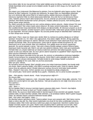 Sonra tekrar daldı. Bu kez rüya görmedi. Ertesi sabah kalktığı zaman da kâbusu hatırlamadı. Ama karnındaki
bebeği düşündüğü zaman çocuğu koruma isteğiyle sarsıldı. Bu güçlü ve derin duygu onu hem şaşırttı, hem
de korkuttu.
23
Aynı akşam Larry Underwood, Rita Blakemoor'la yatarken, Fran-nie Goldsmith yalnız başına uyurken, Stuart
Redman de Elder'i bekliyordu. Üç günden beri bekliyordu. Bu akşam Elder onu düşkırıklığına uğratmadı.
Ayın yirmi dördünde öğle zamanı Elder'le iki hademe gelmiş, odadaki televizyonu almışlardı. Đki adam
televizyonu taşırlarken Elder de elinde tabancasıyla beklemişti. Ama artık Stu'nun da televizyona ihtiyacı
yoktu. Haberler yalnızca insanın aklını karıştırıyordu. Durumu anlamak için pencereden kente bakması
yeterliydi. Artık fabrika bacalarından duman çıkmıyordu. Arabalar yollarda duruyordu. Kent bomboş gibiydi.
Zaman zaman yangın çıkıyordu.
Stu, Elder'e sonunda onu öldürmesi için emir verilmiş olduğunu tahmin ediyordu. «Neden olmasın? Bir ceset
daha neyi farkettirir? Ben onların küçük sırlarını biliyorum. Bir tedavi yöntemi bulamadılar. Vücut yapımın
ölen zavallılarınkinden hangi bakımlardan farklı olduğunu da öğrenemediler. Bir televizyon programı ya da bir
roman kahramanı olsaydım, buradan kaçmanın yolunu bulurdum belki. Hatta bazen gerçek insanlar da böyle
bir şeyi başarabilir. Ama ben onlardan değilim» Stu sonunda panikle karışık bir bıkkınlıkla Elder'i beklemeye
ve hazır olmaya karar vermişti.

gider bazen «Mavi», bazan da «Süper-grip» denilen illetin bu merkeze de yayılmış olduğunun en belirgin
işaretiydi. Hemşireler onu «Dr. Elder» diye çağırıyorlardı. Ama doktor değildi. Elli dört, elli beş yaşlarında,
sert bakışlı, şakadan anlamayan bir adamdı. Elder'den önceki doktorların hiçbiri tabancayla Stu'ya nişan alma
gereğini duymamıştı. Elder, Stu'yıı korkutuyordu. Çünkü öyle bir adamla mantıklı konuşmanın da, ona
yalvarmanın da bir yararı olmazdı. Elder emir bekliyordu. Emir geldiği zaman da hemen uygulamaya
geçecekti. Stu çaresiz kalacaktı o zaman. Tıpkı yolun ortasına büzülüp yaklaşan arabanın farlarına bakan,
kaçamayan küçük hayvanlar gibi. Elder'in cam gibi mavi gözlerine bakacak, bütün irade gücü kaybolacaktı.
Herhalde Elder onu ortadan kaldırmak için tabanca kullanmak zahmetine bile katlanmayacaktı. Karate,
savate ve türlü oyun biliyordu tabii. Stu onun gibi bir adamın karşısında ne yapabilirdi? Elder'i düşünmek bile
bütün gücünün kesilmesine neden oluyordu.
Gece saat onda kapının üzerindeki kırmızı ışık yandı. Stu yüzünün ve koltukaitlarının terlemeye başladığını
hissetti. Kırmızı lambanın her yanışında böyle oluyordu. Çünkü Elder'in yalnız geleceğini tahmin ediyordu.
Yanında tanıkların olmasını istemeyecekti. Herhalde binada bir yerde bulaşıcı hastalık kurbanlarının
cesetlerinin yakıldığı bir fırın vardı. Elder onu da fırına atıverecekti.
Elder içeri girdi. Yalnızdı.
Stu karyolanın kenarına ilişmişti. Elder'i gördüğü zaman yine midesi bulanmaya başladı. Aynı tanıdık isteği
yine duydu. Elder'e yalvarma isteğini. Ama Elder'in suratında merhamet yoktu. Đriyarı bir adamdı. Beyaz
tulumu biraz dar geliyordu üstüne. Elindeki tabancanın namlusu Stu'ya bir tünel kadar büyük gözüktü.
Elder, «Nasılsın?» diye sordu. Hımhım sesinden onun da hastalanmış olduğu anlaşılıyordu.
«Her zamanki gibi,» Kendi sesinin sakinliği Stu'yu şaşırttı. «Söylesene, ben ne zaman buradan çıkacağım?»

Elder, «Pek yakında,» diyerek aksırdı. «Fazla konuşmuyorsun değil mi?»
Stu omzunu silkti.
Elder, «Öyle insanlardan hoşlanırım,» dedi. «Gevezeler başları sıkış. tığı zaman inleyip ağlar, sızlanırlar. Yirmi
dakika önce seninle ilgili bir emir geldi, Bay Redman. Tabii pek de şahane bir emir değil. Ama bence yine de
fena sayılmaz.»
«Nasıl bir emir?»
«Şey... Bana...»
Stu'nun bakışları Elder'in omzunun üzerinden kapının yukarısına doğru kaydı. «Tanrım!» diye bağırdı.
«Đğrenç bir sıçan bu! Burası ne biçim yer? Fareler ortalıkta cirit atıyor!»
Elder döndü. Stu oyununun böyle beklenmedik bir biçimde başarılı olması yüzünden çok şaşaladı. Kayarak
yataktan kalktı, iki eliyle iskemleyi yakaladı. Elder dönerken, o da sandalyeyi kaldırdı. Elder'in gözleri kaygıyla
irileşti. Stu iskemleyi başının yukarısına kaldırarak havada salladı.
Elder, «Geri çekil!» diye bağırdı. «Sakın...»
Stu iskemleyi adamın sağ koluna indirdi. Tabanca patladı. Kurşun yere çarparak sekti. Silah halının üzerine
düştü ve tekrar ateş aldı. Stu, Elder kendini toplamadan ona ancak bîr kez daha vurabileceğini anlıyordu.
Sandalyeyi salladı. Elder kırılan sağ kolunu kaldırmaya çalıştı ama başaramadı. Đskemlenin ayakları beyaz
başlığın önündeki saydam yere çarptı. Plastik maske parçalanıp Elder'in gözleriyle burnuna battı. Adam
haykırarak geriledi, dört ayak üstü emekleyerek halının üzerindeki tabancaya doğru gitmeye çalıştı. Stu
 