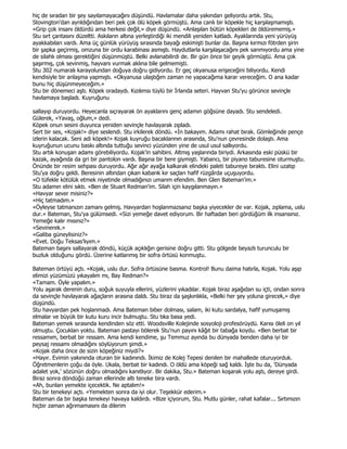 hiç de sıradan bir şey sayılamayacağını düşündü. Havlamalar daha yakından geliyordu artık. Stu,
Stovington'dan ayrıldığından beri pek çok ölü köpek görmüştü. Ama canlı bir köpekle hiç karşılaşmamıştı.
«Grip çok insanı öldürdü ama herkesi değil,» diye düşündü. «Anlaşılan bütün köpekleri de öldürememiş.»
Stu sırt çantasını düzeltti. Askıların altına yerleştirdiği iki mendili yeniden katladı. Ayaklarında yeni yürüyüş
ayakkabıları vardı. Ama üç günlük yürüyüş sırasında bayağı eskimişti bunlar da. Başına kırmızı fötrden şirin
bir şapka geçirmiş, omzuna bir ordu karabinası asmıştı. Haydutlarla karşılaşacağını pek sanmıyordu ama yine
de silahlı olması gerektiğini düşünmüştü. Belki avlanabilirdi de. Bir gün önce bir geyik görmüştü. Ama çok
şaşırmış, çok sevinmiş, hayvanı vurmak aklına bile gelmemişti.
Stu 302 numaralı karayolundan doğuya doğru gidiyordu. Er geç okyanusa erişeceğini biliyordu. Kendi
kendisiyle bir anlaşma yapmıştı. «Okyanusa ulaştığım zaman ne yapacağıma karar vereceğim. O ana kadar
bunu hiç düşünmeyeceğim.»
Stu bir dönemeci aştı. Köpek oradaydı. Kızılımsı tüylü bir Đrlanda seteri. Hayvan Stu'yu görünce sevinçle
havlamaya başladı. Kuyruğunu

sallayıp duruyordu. Heyecanla sıçrayarak ön ayaklarını genç adamın göğsüne dayadı. Stu sendeledi.
Gülerek, «Yavaş, oğlum,» dedi.
Köpek onun sesini duyunca yeniden sevinçle havlayarak zıpladı.
Sert bir ses, «Kojak!» diye seslendi. Stu irkilerek döndü. «Đn bakayım. Adamı rahat bırak. Gömleğinde pençe
izlerin kalacak. Seni adi köpek!» Kojak kuyruğu bacaklarının arasında, Stu'nun çevresinde dolaştı. Ama
kuyruğunun ucunu baskı altında tuttuğu sevinci yüzünden yine de usul usul sallıyordu.
Stu artık konuşan adamı görebiliyordu. Kojak'in sahibini. Altmış yaşlarında biriydi. Arkasında eski püskü bir
kazak, ayağında da gri bir pantolon vardı. Başına bir bere giymişti. Yabancı, bir piyano taburesine oturmuştu.
Önünde bir resim sehpası duruyordu. Ağır ağır ayağa kalkarak elindeki paleti tabureye bıraktı. Elini uzatıp
Stu'ya doğru geldi. Beresinin altından çıkan kabarık kır saçları hafif rüzgârda uçuşuyordu.
«O tüfekle kötülük etmek niyetinde olmadığınızı umarım efendim. Ben Glen Bateman'im.»
Stu adamın elini sıktı. «Ben de Stuart Redman'im. Silah için kaygılanmayın.»
«Havyar sever misiniz?»
«Hiç tatmadım.»
«Öyleyse tatmanızın zamanı gelmiş. Havyardan hoşlanmazsanız başka yiyecekler de var. Kojak, zıplama, uslu
dur.» Bateman, Stu'ya gülümsedi. «Sizi yemeğe davet ediyorum. Bir haftadan beri gördüğüm ilk insansınız.
Yemeğe kalır mısınız?»
«Sevinerek.»
«Galiba güneylisiniz?»
«Evet. Doğu Teksas'lıyım.»
Bateman başını sallayarak döndü, küçük açıklığın gerisine doğru gitti. Stu gölgede beyazlı turunculu bir
buzluk olduğunu gördü. Üzerine katlanmış bir sofra örtüsü konmuştu.

Bateman örtüyü açtı. «Kojak, uslu dur. Sofra örtüsüne basma. Kontrol! Bunu daima hatırla, Kojak. Yolu aşıp
elimizi yüzümüzü yıkayalım mı, Bay Redman?»
«Tamam. Öyle yapalım.»
Yolu aşarak derenin duru, soğuk suyuyla ellerini, yüzlerini yıkadılar. Kojak biraz aşağıdan su içti, ondan sonra
da sevinçle havlayarak ağaçların arasına daldı. Stu biraz da şaşkınlıkla, «Belki her şey yoluna girecek,» diye
düşündü.
Stu havyardan pek hoşlanmadı. Ama Bateman biber dolması, salam, iki kutu sardalya, hafif yumuşamış
elmalar ve büyük bir kutu kuru incir bulmuştu. Stu tıka basa yedi.
Bateman yemek sırasında kendinden söz etti. Woodsville Kolejinde sosyoloji profesörüydü. Karısı öleli on yıl
olmuştu. Çocukları yoktu. Bateman pastayı bölerek Stu'nun payını kâğıt bir tabağa koydu. «Ben berbat bir
ressamım, berbat bir ressam. Ama kendi kendime, şu Temmuz ayında bu dünyada benden daha iyi bir
peysaj ressamı olmadığını söylüyorum şimdi.»
«Kojak daha önce de sizin köpeğiniz miydi?»
«Hayır. Evimin yakınında oturan bir kadınındı. Đkimiz de Kolej Tepesi denilen bir mahallede oturuyorduk.
Öğretmenlerin çoğu da öyle. Ukala, berbat bir kadındı. O öldü ama köpeği sağ kaldı. Đşte bu da, 'Dünyada
adalet yok,' sözünün doğru olmadığını kanıtlıyor. Bir dakika, Stu.» Bateman koşarak yolu aştı, dereye girdi.
Biraz sonra döndüğü zaman ellerinde altı teneke bira vardı.
«Ah, bunları yemekte içecektik. Ne aptalım!»
Stu bir tenekeyi açtı. «Yemekten sonra da iyi olur. Teşekkür ederim.»
Bateman da bir başka tenekeyi havaya kaldırdı. «Bize içiyorum, Stu. Mutlu günler, rahat kafalar... Sırtımızın
hiçbir zaman ağrımamasını da dilerim
 