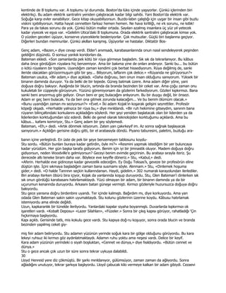 kentinde de B toplumu var. A toplumu iyi durumda. Boston'da lüks içinde yaşıyorlar. Çünkü içlerinden biri
elektrikçi. Bu adam elektrik santralini yeniden çalıştıracak kadar bilgi sahibi. Yani Boston'da elektrik var.
Soğuğa karşı evler ısınabiliyor. Gece kitap okuyabiliyorsun. Buzdo-labın çalıştığı için uygar bir insan gibi buzlu
viskini içebiliyorsun. Hatta hayat cennetten farksız hemen hemen. Ne hava kirliliği, ne ırk sorunu, ne kıtlık!
Para ya da takas sorunu da yok. Çünkü bütün mallar ortada. Sayıları azalmış insanlara üç yüz yıl yetecek
kadar yiyecek ve eşya var. «Gelelim Utica'daki B toplumuna. Orada elektrik santralini çalıştıracak kimse yok.
O yüzden geceleri üşüyor, konserve yiyeceklerle besleniyorlar. Çok mutsuzlar. Güçlü biri başlarına geçiyor.
Diğerleri bundan memnunlar. Çünkü akılları karışmış. Üşüyorlar ve hastalar. Diktatör Bos-

Genç adam, «Bazen,» diye cevap verdi. Elder'i anımsadı, karabasanlarında onun nasıl sendeleyerek peşinden
geldiğini düşündü. O sonsuz yankılı koridorları da.
Bateman ekledi. «Son zamanlarda pek kötü bir rüya görmeye başladım. Sık sık da tekrarlanıyor. Bu kâbus
daha önce gördüğüm rüyalara hiç benzemiyor. Ama bir bakıma yine de onları andırıyor. Sanki bu... bu bütün
o kötü rüyaların bir toplamı. Uyandığım zaman kendimi çok berbat hissediyorum. Rüya değilmiş de, sanki
ileride olacakları görüyormuşum gibi bir şey... Biliyorum, laflarım çok delice.» «Rüyanda ne görüyorsun?»
Bateman usulca, «Bir adam,» diye açıkladı. «Daha doğrusu, ben onun insan olduğunu sanıyorum. Yüksek bir
binanın damında duruyor. Ya da belki de bir tepede. Güneş batmak üzere. Ama adam diğer yöne, yani
doğuya doğru bakıyor. Ayağında bir blucin, sırtında da branda bezinden bir ceket var. Ama çoğu zaman onu
kukuletalı bir cüppeyle görüyorum. Yüzünü göremiyorsam da gözlerini farkediyorum. Gözleri kıpkırmızı. Bana
sanki beni arıyormuş gibi geliyor. Onun beni er geç bulacağını anlıyorum. Bu bir duygu değil, bir önsezi.
Adam er geç beni bulacak. Ya da ben ona gitmek zorunda kalacağım... Ve bu benim ölümüm olacak.»
«Bunu uyandığın zaman mı seziyorsun?» «Evet.» Đki adam Kojak'ın koşarak gelişini seyrettiler. Profesör
köpeği okşadı. «Herhalde yalnızca bir rüya bu,» diye mırıldandı. «Bir ruh hekimine gitseydim, sanırım bana
rüyanın bilinçaltındaki korkularını açıkladığını söylerdi. Her şeyi yeniden başlatacak olan bir liderden ya da
liderlerden korktuğumdan söz ederdi. Belki de genel olarak teknolojiden korktuğumu açıklardı. Ama bu
kâbus... kafamı kemiriyor, Stu.» Genç adam bir şey söylemedi.
Bateman, «Eh,» dedi. «Artık dönmek istiyorum. Zaten yarı çakırkeyif im. Az sonra sağnak başlayacak
sanıyorum.» Açıklığın gerisine doğru gitti, bir el arabasıyla döndü. Piyano taburesini, paletini, buzluğu ara-

banın içine yerleştirdi. En üste de pek bir şeye benzemeyen tablosunu koydu-
Stu sordu. «Bütün bunları buraya kadar getirdin, öyle mi?» «Resmini yapmak istediğim bir yer buluncaya
kadar yürüdüm. Her gün başka tarafa gidiyorum. Benim için iyi bir jimnastik oluyor. Madem doğuya doğru
gidiyorsun, neden Woodville'e gelmiyorsun? Geceyi benim evimde geçirirsin. Bu arabayı sırayla iteriz. Şu
derecede altı teneke biram daha var. Böylece eve keyifle döneriz.» Stu, «Kabul,» dedi.
«Aferin. Herhalde eve gidinceye kadar gevezelik edeceğim. Ey Doğu Teksas'lı, geveze bir profesörün eline
düştün işte. Đçini sıkmaya başladığım zaman bana susmamı söyle. Alınmam.» Stu, «Dinlemek hoşuma
gider,» dedi. «O halde Tanrının seçkin kullarındansın. Haydi, gidelim.» 302 numaralı karayolundan ilerlediler.
Biri arabayı iterken öbürü bira içiyor, Kojak da yanlarında koşup duruyordu. Stu, Glen Bateman'i dinlerken sık
sık onun gördüğü karabasanı hatırlamaktaydı. Yüzü olmayan bir adam, bir binanın damında ya da bir
uçurumun kenarında duruyordu. Arkasını batan güneşe vermişti. Kırmızı gözleriyle huzursuzca doğuya doğru
bakıyordu.
Stu gece yarısına doğru birdenbire uyandı. Ter içinde kalmıştı. Bağırdım mı, diye korkuyordu. Ama yan
odada Glen Bateman sakin sakin uyumaktaydı. Stu kolunu gözlerinin üzerine koydu. Kâbusu hatırlamak
istemiyordu ama elinde değildi.
Uzun, kapkaranlık bir tünelde ilerliyordu. Yanlardaki kapılar siyaha boyanmıştı. Duvarlarda kıpkırmızı ok
işaretleri vardı. «Kobalt Deposu» «Lazer Silahları», «Füzeler.» Sonra bir çıkış kapısı görüyor, rahatladığı 'Çin
hıçkırmaya başlıyordu.
Kapı açıktı. Gerisinde tatlı, mis kokulu gece vardı. Stu kapıya doğ-ru koşuyor, sonra orada blucin ve branda
bezinden yapılmış ceket giy-

miş feir adam beliriyordu. Stu adamın yüzünün yerinde soğuk kara bir gölge olduğunu görüyordu. Bu kara
lekeyi ruhsuz iki kırmızı göz aydınlatmaktaydı. Adamın ruhu yoktu ama neşesi vardı. Delice bir keyif.
Kara adam yüzünün yerindeki o siyah boşluktan, «Cennet ve dünya,» diye fısıldıyordu. «Bütün cennet ve
dünya.»
Stu o gece ancak çok uzun bir süre sonra tekrar uykuya dalabildi.
30
Lloyd Henreid yere diz çökmüştü. Bir şarkı mırıldanıyor, gülümsüyor, zaman zaman da ağlıyordu. Sonra
ağladığını unutuyor, tekrar şarkıya başlıyordu. Lloyd çabucak kilo vermeye kalkan bir adam gibiydi. Cezaevi
 