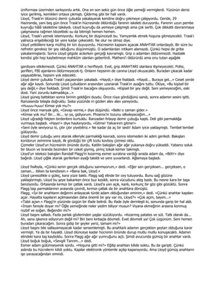 üniforması üzerinden sarkıyordu artık. Ona en son sekiz gün önce öğle yemeği vermişlerdi. Yüzünün derisi
iyice gerilmiş, kemikleri ortaya çıkmıştı. Çıldırmış gibi bir hali vardı.
Lloyd, Trask'ın ölüsünü demir çubukla yakalayarak kendine doğru çekmeye çalışıyordu. Geride, 29
Haziranda, yani beş gün önce Trask'ın hücresinde öldürdüğü farenin iskeleti duruyordu. Farenin uzun pembe
kuyruğu hâlâ iskeletine takılıydı. Lloyd kuyruğu da yemeye çalışmıştı ama çok sertti. Çok dikkatli davranmaya
çalışmasına rağmen klozetteki su da bitmişti hemen hemen.
Lloyd, Trask'ı yemek istemiyordu. Korkunç bir düşünceydi bu. Yamyamlık etmek hoşuna gitmeyecekti. Trask'ı
yalnızca erişebileceği bir yere kadar çekecekti. Ne olur ne olmaz diye.
Lloyd yetkililere karşı müthiş bir kin duyuyordu. Hücresinin kapısını açacak ANAHTAR onlardaydı. Bir süre bu
nefretin gereksiz bir şey olduğunu düşünmüştü. O adamlardan intikam alamazdı. Çünkü hepsi de gribe
yakalanmışlardı. Sonra Lloyd gitgide acıkırken gerçeği kavramıştı. Grip o adamları öldüremezdi. Hastalık
kendisi gibi hep kaybetmeye mahkûm olanları gebertirdi. Mathers'i öldürürdü ama onu tutan aşağılık

gardiyanı etkilemezdi. Çünkü ANAHTAR o herifteydi. Evet, grip ANAHTARI olanlara ilişmeyecekti. Polisi,
şerifleri, FBI ajanlarını öldürmeyecek-tj. Onların hepsinin de canına Lloyd okuyacaktı. Buradan çıkacak kadar
yaşayabilirse, hepsini yok edecekti.
Lloyd demir çubukla Trask'ı paçasından yakaladı. «Haydi,» diye fısıldadı. «Haydi... Buraya gel...» Ceset yerde
ağır ağır kaydı. Sonunda Lioyd çubukların arasından uzanarak Trask'ın ayağını tuttu. Ölüye, «Bu kişisel bir
şey değil,» diye fısıldadı. Şimdi Trask'ın bacağını okşuyordu. «Kişisel bir şey değil. Seni yemeyeceğim, eski
dost. Yani zorunlu kalmadıkça...»
Lloyd güneş battıktan sonra birinin geldiğini duydu. Önce rüya gördüğünü sandı, sonra adamın sesini işitti.
Ranzasında telaşla doğruldu. Sıska yüzünde iri gözleri alev alev yanıyordu.
«Huuuu-huuu! Kimse yok mu?»
Lloyd önce manyak gibi, «Cevap verme,» diye düşündü. «Belki o zaman gider.»
«Kimse yok mu? Bir... iki... iyi ya, gidiyorum. Phoenix'in tozunu silkeleyeceğim...»
Lloyd uğradığı felçten birdenbire kurtuldu. Ranzadan fırlayıp demir çubuğu kaptı. Deli gibi parmaklığa
vurmaya başladı. «Hayır!» diye haykırıyordu. «Gitme! Yalvarırım gitme!»
«Seni öyle seviyoruz ki, çıtır çıtır yiyebiliriz.» Ne kadar da aç bir sesti! Adam iyice yaklaşmıştı. Tembel tembel
gülüyordu.
Lloyd demir çubuğu yere atarak elleriyle parmaklığı kavradı, sonra istemeden iki adım geriledi. Bakışları
koridorun zeminine kaydı, ilk gördüğü bir çift tozlu kovboy çizmesi oldu.
Çizmeler Lloyd'un hücresinin önünde durdu. Katilin bakışları ağır ağır yukarıya doğru yükseldi. Yabancı soluk
bir blucin ve branda bezinden bir ceket giymiş, pirinç tokalı kemer takmıştı.
Lloyd'un isteksiz bakışları Randall Flagg'in kızarmış esmer suratına vardığı sırada adam da, «Böh!» diye
bağırdı. Lloyd çığlık atarak gerilerken ayağı takıldı ve yere yuvarlandı. Ağlamaya başladı.

Lloyd fısıltıyla, «Çünkü senin gerçek olduğunu sanmıyorum,» dedi. «Eğer sen gerçeksen... gerçeksen, o
zaman... iblisin ta kendisisin.» «Bana bak, Lloyd.»
Lloyd çaresizlikle o güleç, kara yüze baktı. Flagg sağ elinde bir cey tutuyordu. Bunu sağ gözüne
yaklaştırmıştı. Lloyd bu şeye bakarken önce buz kesildi, sonra vücudunu ateş bastı. Bu nesne kara bir taşa
benziyordu. Ortasında kırmızı bir çatlak vardı. Lloyd'a yarı açık, kanlı, korkunç bir göz gibi gözüktü. Sonra
Flagg taşı parmaklarının arasında çevirdi, kırmızı çatlak da bir anahtara dönüştü.
Flagg, «Đyi bir anahtarın değerini anlayacak türde adam olduğundan eminim,» dedi. «Çünkü anahtar kapıları
açar. Hayatta kapıların açılmasından daha önemli bir şey var mı, Lloyd?» «Çok açım, bayım...»
«Tabii açsın.» Flagg'in yüzünde üzgün bir ifade belirdi. Bu ifade öyle derinleşti ki, sonunda garip bir hal aldı.
«Đnsan fareyle doyar mı? Öğle yemeğinde neler yedim biliyor musun? Viyana ekmeğinin arasına konmuş
rozbif ve soğan. Beğendin mi?»
Lloyd başını salladı. Fazla parlak gözlerinden yaşlar süzülüyordu. «Kızarmış patates ve süt. Tatlı olarak da...
Ah, sana işkence ediyorum değil mi? Biri beni kırbaçla dövmeli. Evet dövmeli ya! Çok üzgünüm. Seni hemen
buradan çıkaracağım. Sonra gidip bir şeyler yeriz, tamam mı?»
Lloyd başını bile sallayamayacak kadar sersemlemişti. Bu anahtarlı adamın gerçekten şeytan olduğuna karar
vermişti. Ya da bir hayaldi. Lloyd ölünceye kadar hücrenin önünde durup mutlu mutlu konuşacaktı. Adamın
elindeki kara taş kayboldu. Sonra Flagg ağır ağır yumruğunu açtı. Şimdi avucunda gümüş bir anahtar vardı.
Lloyd boğuk boğuk, «Sevgili Tanrım...» dedi.
Esmer adam gülümseyerek sordu. «Hoşuna gitti mi?» Eğilip anahtarı kilide soktu. Bu da garipti. Çünkü
aslında bu hücrelerin kilidi yoktu. Kapılar elektronik yöntemle açılıp kapanıyordu. Ama Lloyd gümüş anahtarın
işe yarayacağından emindi.
 