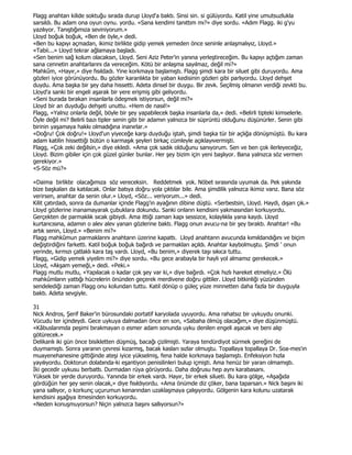 Flagg anahtarı kilide soktuğu sırada durup Lloyd'a baktı. Sinsi sin. si gülüyordu. Katil yine umutsuzlukla
sarsıldı. Bu adam ona oyun oynu. yordu. «Sana kendimi tanıttım mı?» diye sordu. «Adım Flagg. iki g'yu
yazılıyor. Tanıştığımıza seviniyorum.»
Lloyd boğuk boğuk, «Ben de öyle,» dedi.
«Ben bu kapıyı açmadan, ikimiz birlikte gidip yemek yemeden önce seninle anlaşmalıyız, Lloyd.»
«Tabii...» Lloyd tekrar ağlamaya başladı.
«Sen benim sağ kolum olacaksın, Lloyd. Seni Aziz Peter'in yanına yerleştireceğim. Bu kapıyı açtığım zaman
sana cennetin anahtarlarını da vereceğim. Kötü bir anlaşma sayılmaz, değil mi?»
Mahkûm, «Hayır,» diye fısıldadı. Yine korkmaya başlamıştı. Flagg şimdi kara bir siluet gibi duruyordu. Ama
gözleri iyice görünüyordu. Bu gözler karanlıkta bir yaban kedisinin gözleri gibi parlıyordu. Lloyd dehşet
duydu. Ama başka bir şey daha hissetti. Adeta dinsel bir duygu. Bir zevk. Seçilmiş olmanın verdiği zevkti bu.
Lloyd'a sanki bir engeli aşarak bir yere erişmiş gibi geliyordu.
«Seni burada bırakan insanlarla ödeşmek istiyorsun, değil mi?»
Lloyd bir an duyduğu dehşeti unuttu. «Hem de nasıl!»
Flagg, «Yalnız onlarla değil, böyle bir şey yapabilecek başka insanlarla da,» dedi. «Belirli tipteki kimselerle.
Öyle değil mi? Belirli bazı tipler senin gibi bir adamın yalnızca bir süprüntü olduğunu düşünürler. Senin gibi
birinin yaşamaya hakkı olmadığına inanırlar.»
«Doğru! Çok doğru!» Lloyd'un yiyeceğe karşı duyduğu iştah, şimdi başka tür bir açlığa dönüşmüştü. Bu kara
adam katilin hissettiği bütün o karmaşık şeyleri birkaç cümleyle açıklayıvermişti.
Flagg, «Çok zeki değilsin,» diye ekledi. «Ama çok sadık olduğunu sanıyorum. Sen ve ben çok ilerleyeceğiz,
Lloyd. Bizim gibiler için çok güzel günler bunlar. Her şey bizim için yeni başlıyor. Bana yalnızca söz vermen
gerekiyor.»
«S-Söz mü?»

«Daima birlikte olacağımıza söz vereceksin. Reddetmek yok. Nöbet sırasında uyumak da. Pek yakında
bize başkaları da katılacak. Onlar batıya doğru yola çıktılar bile. Ama şimdilik yalnızca ikimiz varız. Bana söz
verirsen, anahtar da senin olur.» Lloyd, «Söz... veriyorum...» dedi.
Kilit çatırdadı, sonra da dumanlar içinde Flagg'in ayağının dibine düştü. «Serbestsin, Lloyd. Haydi, dışarı çık.»
Lloyd gözlerine inanamayarak çubuklara dokundu. Sanki onların kendisini yakmasından korkuyordu.
Gerçekten de parmaklık sıcak gibiydi. Ama ittiği zaman kapı sessizce, kolaylıkla yana kaydı. Lloyd
kurtarıcısına, adamın o alev alev yanan gözlerine baktı. Flagg onun avucu-na bir şey bıraktı. Anahtar! «Bu
artık senin, Lloyd.» «Benim mi?»
Flagg mahkûmun parmaklarını anahtarın üzerine kapattı. Lloyd anahtarın avucunda kımıldandığını ve biçim
değiştirdiğini farketti. Katil boğuk boğuk bağırdı ve parmakları açıldı. Anahtar kaybolmuştu. Şimdi ' onun
yerinde, kırmızı çatlaklı kara taş vardı. Lloyd, «Bu benim,» diyerek taşı sıkıca tuttu.
Flagg, «Gidip yemek yiyelim mi?» diye sordu. «Bu gece arabayla bir hayli yol almamız gerekecek.»
Lloyd, «Akşam yemeği,» dedi. «Peki.»
Flagg mutlu mutlu, «Yapılacak o kadar çok şey var ki,» diye bağırdı. «Çok hızlı hareket etmeliyiz.» Ölü
mahkûmların yattığı hücrelerin önünden geçerek merdivene doğru gittiler. Lloyd bitkinliği yüzünden
sendelediği zaman Flagg onu kolundan tuttu. Katil dönüp o güleç yüze minnetten daha fazla bir duyguyla
baktı. Adeta sevgiyle.

31
Nick Andros, Şerif Baker'in bürosundaki portatif karyolada uyuyordu. Ama rahatsız bir uykuydu onunki.
Vücudu ter içindeydi. Gece uykuya dalmadan önce en son, «Sabaha ölmüş olacağım,» diye düşünmüştü.
«Kâbuslarımda peşimi bırakmayan o esmer adam sonunda uyku denilen engeli aşacak ve beni alıp
götürecek.»
Delikanlı iki gün önce bisikletten düşmüş, bacağı çizilmişti. Yaraya tendürdiyot sürmek gereğini de
duymamıştı. Sonra yaranın çevresi kızarmış, bacak kasları sızlar olmuştu. Topallaya topallaya Dr. Soa-mes'ın
muayenehanesine gittiğinde ateşi iyice yükselmiş, fena halde korkmaya başlamıştı. Enfeksiyon hızla
yayılıyordu. Doktorun dolabında-ki eşantiyon penisilinleri bulup içmişti. Ama henüz bir yararı olmamıştı.
Đki gecedir uykusu berbattı. Durmadan rüya görüyordu. Daha doğrusu hep aynı karabasanı.
Yüksek bir yerde duruyordu. Yanında bir erkek vardı. Hayır, bir erkek silueti. Bu kara gölge, «Aşağıda
gördüğün her şey senin olacak,» diye fısıldıyordu. «Ama önümde diz çöker, bana taparsan.» Nick başını iki
yana sallıyor, o korkunç uçurumun kenarından uzaklaşmaya çalışıyordu. Gölgenin kara kolunu uzatarak
kendisini aşağıya itmesinden korkuyordu.
«Neden konuşmuyorsun? Niçin yalnızca başını sallıyorsun?»
 