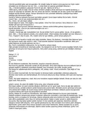 «Seninle gerektiği kadar açık konuşacağım. Bir erkeğin kalkıp bir kadının ırzına geçmesi için hiçbir neden
olmadığını sen de biliyorsun ben de. Yani... o erkek eliyle ne yapması gerektiğini biliyorsa.»
«Bu...» Harold dudaklarını yalayarak Fran'e bir göz attı. «Đğrenç bir laf bu.»
«Belki iğrenç, belki de değil. Ama bir erkek, kendisini yatağına almak istemeyen bir kadınla beraberse, o
zaman bir seçeneği var demektir. Ben her zaman ele inanırım. Herhalde sen de öyle. Çünkü Fran hâlâ kendi
isteğiyle seninle beraber gidiyor. Panayır dansında bir kızın yanındaki delikanlıyı uzaklaştırmaya kalkan
kabadayı gibi davranacak değilim.»
Harold'un tabanca kabzasını kavrayan parmakları gevşedi. Çocuk başını kaldırıp Stu'ya baktı. «Dürüst
müsün? Şey... ona bir şey söylemeyeceğine söz ver.»
Stu, «Evet,» der gibi başını salladı.
Harold boğuk bir sesle, «Ona âşığım,» diye açıkladı. «Ama Fran beni sevmiyor. Bunu biliyorum. Senin
dediğin gibi açık açık konuşuyorum.»
«En iyisi bu. Đşine burnumu sokmak istemiyorum. Yalnızca sizinle birlikte gelmeyi düşünüyorum.»
Harold tekrarladı. «Ona bir şey söylemeyeceğine söz ver.»
«Tamam. Veriyorum.»
«Pekâlâ.» Harold ağır ağır motosikletten indi. Stu'yla birlikte Fran'in yanına gittiler. Çocuk, «O da gelebilir,»
dedi. «Ben...» Stu'ya bakarak zorlukla, ama vakarla ekledi. «Öyle budalaca davrandığım için özür diliyorum.»
Fran, «Yaşasın!» diye el çırptı. «Eh, madem artık her şey halloldu., şimdi nereye gidiyoruz?»

Sonunda Fran'le Harold'un seçtiği yöne doğru ilerlediler. Batıya. Stu Redman, «Herhalde Glen Bateman gece
bizi sevinerek misafir eder sanırım,» dedi. «Tabii karanlık basarken Woodsville'e varabilirsek. Belki yarın
sabah Bateman da bizimle gelmeye razı olur.»
Stu, Fran'in motosikletini kullanıyordu. Kız ise Harold'un arkasın-daydı.
Öğle yemeğini terkedilmiş bir lokantada yediler. Stu bakışlarının sık sık Fran'in yüzüne kaydığını farketti. Kızın
görünüşü ve konuşma tarzı hoşuna gidiyordu. Genç adam yavaş yavaş, aslında kızı çok istediğini anlamaya
başladı.

Mahşer / F: 12
ikinci bolum
Sınırda
5 Temmuz - 6 Eylül
34
Bir ölü Oklahoma eyaletinde, May kentinde, anayolun ortasında yatıyordu.
Nick buna hiç şaşmadı. Shoyo'dan ayrılalı çok ölü görmüştü. Ama ceset doğrulup oturunca delikanlı öyle bir
dehşete kapıldı ki, bisikletinin kontrolünü kaybetti, yere yuvarlandı, alnı çizildi, avuçları yarıldı.
Ölü dostça bir yalpalamayla Nick'e yaklaşarak, «Ah, ahbap,» dedi. «Fena yuvarlandın. Öyle değil mi? Vay
vay vay!»
Nick bu sözleri duymadı tabii. Bu ikinci kazada ne dereceye kadar yaralandığını anlamaya çalışıyordu.
Alnından akan kanlar yere damlamaktaydı. Bir el omzuna dokununca ölüyü hatırladı, dört ayak üstü kaçmaya
çalıştı.
Ceset, «Bu kadar telaşlanma,» dedi. Nick onun kendisine neşeyle baktığını farketti. Elinde yarı dolu bir viski
şişesi vardı. Nick durumu

anladı o zaman. Bu adam ölü değildi. Đçmiş içmiş, yolun ortasında sızmıştı.
Nick başını salladı, her şeyin yolunda olduğunu belirtmek için bir işaret yaptı. Sonra da ağır ağır kaldırımın
kenarına oturdu, yandaki arabanın parlak tamponunda yüzüne baktı. Alnındaki yaranın görünüşü korkunçtu
ama aslında derin değildi. Bir eczane bulup üzerine tentürdiyot sürmeliydi. Delikanlı yüzünü buruşturarak
avuçlarına batmış olan küçük taş parçacıklarını temizledi.
Sarhoş, ifadesiz bir suratla onu seyrediyordu. Nick başını kaldırıp baksaydı bu durumu garip bulacaktı.
Delikanlı arabanın tamponunda yarasını incelerken yabancının yüzündeki o canlı ifade de kaybolmuştu. Suratı
bomboş, temiz ve kırışıksız bir hal almıştı. Adamın arkasında soluk ama tertemiz bir tulum, ayaklarında da
kalın altlı iş ayakkabıları vardı. Boyu bir yetmiş beş kadardı. Saçları o kadar sarıydı ki, adeta beyazımsı
duruyordu. Boş boş bakan gözleri parlak maviydi. O mısır püskülü gibi saçlarıyla, Đskandinav aslından
olduğunu hemen belli ediyordu. Yirmi üçünde gözüküyorsa da, Nick sonradan onun kırkına yakın olduğunu
öğrenecekti. Çünkü adam Đkinci Dünya Savaşının sona erişini hatırlıyordu. Babası savaştan bir ay sonra,
arkasında üniformasıyla eve dönmüştü. Adamın bütün bunları uydurmuş olması imkânsızdı. Çünkü Tom
Cullen'in hayal gücü yoktu.
 