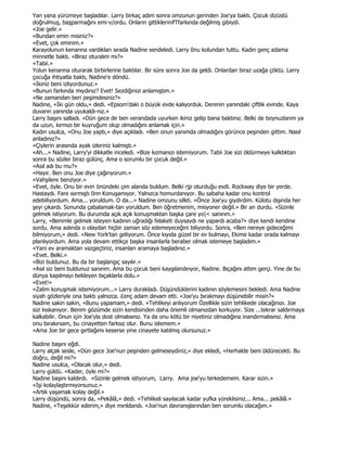 Yan yana yürümeye başladılar. Larry birkaç adım sonra omzunun gerinden Joe'ya baktı. Çocuk dizüstü
doğrulmuş, başparmağını emi-v/ordu. Onların gittiklerinifTfarkında değilmiş gibiydi.
«Joe gelir.»
«Bundan emin misiniz?»
«Evet, çok eminim.»
Karayolunun kenarına vardıkları sırada Nadine sendeledi. Larry 0nu kolundan tuttu. Kadın genç adama
minnetle baktı. «Biraz oturalım mı?»
«Tabii.»
Yolun kenarına oturarak birbirlerine baktılar. Bir süre sonra Joe da geldi. Onlardan biraz uzağa çöktü. Larry
çocuğa ihtiyatla baktı, Nadine'e döndü.
«Đkiniz beni izliyordunuz.»
«Bunun farkında mıydınız? Evet! Sezdiğinizi anlamıştım.»
«Ne zamandan beri peşimdesiniz?»
Nadine, «Đki gün oldu,» dedi. «Epsom'daki o büyük evde kalıyorduk. Derenin yanındaki çiftlik evinde. Kaya
duvarın yanında uyukaldı-nız.»
Larry başını salladı. «Dün gece de ben verandada uyurken ikiniz gelip bana baktınız. Belki de boynuzlarım ya
da uzun, kırmızı bir kuyruğum olup olmadığını anlamak için.»
Kadın usulca, «Onu Joe yaptı,» diye açıkladı. «Ben onun yanımda olmadığını görünce peşinden gittim. Nasıl
anladınız?»
«Çiylerin arasında ayak izleriniz kalmıştı.»
«Ah...» Nadine, Larry'yi dikkatle inceledi. «Bize kızmanızı istemiyorum. Tabii Joe sizi öldürmeye kalktıktan
sonra bu sözler biraz gülünç. Ama o sorumlu bir çocuk değil.»
«Asıl adı bu mu?»
«Hayır. Ben onu Joe diye çağırıyorum.»
«Vahşilere benziyor.»
«Evet, öyle. Onu bir evin önündeki çim alanda buldum. Belki rjp oturduğu evdi. Rockway diye bir yerde.
Hastaydı. Fare ısırmıştı 0nn Konuşamıyor. Yalnızca homurdanıyor. Bu sabaha kadar onu kontrol
edebiliyordum. Ama... yoruldum. O da...» Nadine omzunu silkti. «Önce Joe'yu giydirdim. Külotu dışında her
şeyi çıkardı. Sonunda çabalamak-tan yoruldum. Ben öğretmenim, misyoner değil.» Bir an durdu. «Sizinle
gelmek istiyorum. Bu durumda açık açık konuşmaktan başka çare yo|< sanırım.»
Larry, «Benimle gelmek isteyen kadının uğradığı felaketi duysaydı ne yapardı acaba?» diye kendi kendine
sordu. Ama aslında o olaydan hiçbir zaman söz edemeyeceğini biliyordu. Sonra, «Ben nereye gideceğimi
bilmiyorum,» dedi. «New York'tan geliyorum. Önce kıyıda güzel bir ev bulmayı, Ekime kadar orada kalmayı
planlıyordum. Ama yola devam ettikçe başka insanlarla beraber olmak istemeye başladım.»
«Yani ev aramaktan vazgeçtiniz, insanları aramaya başladınız.»
«Evet. Belki.»
«Bizi buldunuz. Bu da bir başlangıç sayılır.»
«Asıl siz beni buldunuz sanırım. Ama bu çocuk beni kaygılandırıyor, Nadine. Bıçağını attım gerçi. Yine de bu
dünya kapılmayı bekleyen bıçaklarla dolu.»
«Evet!»
«Zalim konuşmak istemiyorum...» Larry durakladı. Düşündüklerini kadının söylemesini bekledi. Ama Nadine
siyah gözleriyle ona baktı yalnızca. £enç adam devam etti. «Joe'yu bırakmayı düşünebilir misin?»
Nadine sakin sakin, «Bunu yapamam,» dedi. «Tehlikeyi anlıyorum Özellikle sizin tehlikede olacağınızı. Joe
sizi kıskanıyor. Benim gözümde sizin kendisinden daha önemli olmanızdan korkuyor. Size ...tekrar saldırmaya
kalkabilir. Onun için Joe'yla dost olmalısınız. Ya da onu kötü bir niyetiniz olmadığına inandırmalısınız. Ama
onu bırakırsam, bu cinayetten farksız olur. Bunu istemem.»
«Ama Joe bir gece gırtlağımı keserse yine cinayete katılmış olursunuz.»

Nadine başını eğdi.
Larry alçak sesle, «Dün gece Joe'nun peşinden gelmeseydiniz,» diye ekledi, «Herhalde beni öldürecekti. Bu
doğru, değil mi?»
Nadine usulca, «Olacak olur,» dedi.
Larry güldü. «Kader, öyle mi?»
Nadine başını kaldırdı. «Sizinle gelmek istiyorum, Larry. Ama joe'yu terkedemem. Karar sizin.»
«Đşi kolaylaştırmıyorsunuz.»
«Artık yaşamak kolay değil.»
Larry düşündü, sonra da, «Pekâlâ,» dedi. «Tehlikeli sayılacak kadar yufka yüreklisiniz... Ama... pekâlâ.»
Nadine, «Teşekkür ederim,» diye mırıldandı. «Joe'nun davranışlarından ben sorumlu olacağım.»
 
