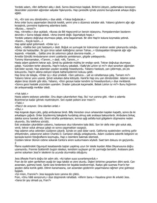 Yerdeki adam, «Biri defterleri aldı,» dedi. Sonra öksürmeye başladı. Birbirini izleyen, patlamalara benzeyen
öksürükler yüzünden ağzından salyalar fışkırıyordu. Hap çaresizlik içinde yüzünü buruşturarak arkaya doğru
eğildi.

Vic, «En iyisi onu döndürelim,» diye atıldı. «Yoksa boğulacak.»
Ama onlar bunu yapamadan öksürük kesildi, yerini yine o düzensiz soluklar aldı. Yabancı gözlerini ağır ağır
kırpıştırdı, çevresine toplanmış adamlara baktı.
«Burası... neresi?»
Hap, «Arnette,» diye açıkladı. «Burası da Bili Hapscomb'un benzin istasyonu. Pompalarımdan bazılarını
devirdin.» Sonra telaşla ekledi. «Ama önemli değil. Sigortalıydı hepsi.»
Yerdeki yabancı doğrulup oturmaya çalıştı, ama başaramadı. Bir elini Hap'in koluna koymakla yetindi.
«Karım... Küçük kızım...»
Hap aptal aptal gülümsedi. «Onlar iyi.»
Adam, «Galiba ben çok hastayım,» dedi. Boğuk ve yumuşak bir kükremeyi andıran sesler çıkarıyordu soluğu.
«Onlar da hastaydılar. Đki gün önce sabah kalktığımız zaman Tahoe...» Gözkapakları titreşerek ağır ağır
kapandı. «Hastalık... Galiba yine de yeterince çabuk davrana-madık...»
Arnette Gönüllü Ambulansının sireni uzaklarda yankılanıyor, gitgide yaklaşıyordu.
Tommy Wannamaker, «Tanrım...» dedi. «Ah, Tanrım...»
Hasta adam gözlerini tekrar açtı. Şimdi bu gözlerde müthiş bir endişe vardı. Tekrar doğrulup oturmaya
çalıştı. Yüzünden terler akıyordu. Hap'in kolunu yakaladı. «Sally'yle LaVon iyi mi?» diye sorarken ağzından
tükrükler sıçradı. Hap adamdan yayılan sıcaklığı hissediyordu. Yabancı hastaydı, yarı çıldırmıştı, pis pis
kokuyordu. Hap'in aklına eskiyen köpek battaniyelerinin kokusu geldi.
Hap biraz da telaşla, «Onlar iyi,» diye yineledi. «Sen yalnızca... yat ve rahatlamaya çalış. Tamam mı?»
Yabancı tekrar yere uzandı. Şimdi solukları daha kötüydü. Hank'le Hap onu yan döndürdüler. Adamın soluk
alışları biraz düzelir gibi oldu. Yabancı, «Dün geceye kadar kendimi iyi hissediyordum,» diye mırıldandı.
«Sonra gece hastalık yüzünden uyandım. Oradan çabucak kaçamadık. Bebek LaVon iyi mi?» Bunu hiçbirinin
de anlayamadığı mırıltılar izledi.

«Yok tabii.»
Hasta adamı sedyeye yatırdılar. Onu dışarı çıkarırlarken Hap, Stu' nun yanına gitti. «Ben o adamla
Braintree'ye kadar gitmek niyetindeyim. Sen eyalet polisini arar mısın?»
«Tabii.»
«Mary'i de arayıver. Ona olanları anlat.»
«Olur.»
Hap koşarak dışarı çıktı, gidip ambulansa bindi. Billy Verecker onun arkasından kapıları kapattı, sonra da iki
arkadaşını çağırdı. Onlar büyülenmiş bakışlarla hurdahaş olmuş eski arabaya bakıyorlardı. Ambulans birkaç
dakika sonra hareket etti. Sireni etrafta yankılanıyor, kırmızı ışığı asfalta kızıl gölgelerin düşmesine neden
oluyordu. Stu telefona yürüdü.
Eski arabadan çıkardıkları yabancı, hastaneye otuz kilometre kala öldü. Son bir defa inler gibi soluk aldı,
verdi, tekrar soluk almaya çalıştı ve sonra yaşamaktan vazgeçti.
Hap adamın arka cebinden cüzdanını çıkardı. Đçinde on yedi dolar vardı. California eyaletinden verilmiş şoför
ehliyetinden, yabancının adının Charles D. Campion olduğu anlaşılıyordu. Adam cüzdana askerlik belgesini ve
karısıyla kızının fotoğraflarını koymuştu. Hap o resimlere bakmak istemedi.
Cüzdanı tekrar ölünün cebine sokarak Carlos'a sireni susturmasını söyledi. Saat tam dokuzu on geçiyordu.
2
Maine eyaletindeki Ogunquit kasabasında taştan yapılmış uzun bir iskele kıyıdan Atlas Okyanusuna doğru
uzanıyordu. Frannie Goldsmith bugün iskeleyi, kendisini suçlayan gri bir parmağa benzetti. Arabasını park
yerine sokarken Jess'in iskelenin ta ucunda oturmakta olduğunu

Jess öfkeyle Fran'e doğru bir adım attı. «Az kalsın suya yuvarlanıyorduk.»
Fran de bir adım gerilerken ayağı bir taşa takıldı ve yere oturdu. Dişleri birbirine çarparken dilini ısırdı. Can
acısından, gülmeyi kesti. Sanki sesi birdenbire bir bıçakla kesilivermişti. Radyo gibi susması Fran'e her
şeyden daha komik geldi. Dilinin kanamasına, can acısından gözlerinin yaşarmasına rağmen yine gülmeye
başladı.
«Đyi misin, Frannie?» Jess kaygıyla kızın yanına diz çöktü.
Fran, «Onu hâlâ seviyorum,» diye düşünerek rahatladı. «Aferin bana.» Hayatına giren ilk erkekti Jess.
«Sana bir şey olmadı ya, Fran?»
 