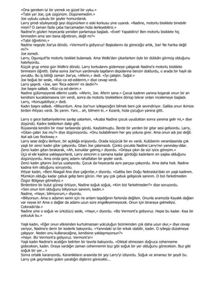 «Ona gereken iyi bir yemek ve güzel bir uyku.»
«Tabii ya! Joe, çok üzgünüm. Düşünemedim.»
Joe uykulu uykulu bir şeyler homurdandı.
Larry şimdi söyleyeceği şeyi düşünürken o eski korkusu yine uyandı. «Nadine, motorlu bisiklete binebilir
misin? O zaman fazla çaba harcamadan hızla ilerleyebiliriz.»
Nadine'in gözleri heyecanla yeniden parlamaya başladı. «Evet! Yapabiliriz! Ben motorlu bisiklete hiç
binmedim ama sen bana öğretirsin, değil mi?»
«Tabii öğretirim.»
Nadine neşeyle Joe'ya döndü. «Vermont'a gidiyoruz! Başkalarını da göreceğiz artık, Joe! Ne harika değil
mi?»
Joe esnedi.
Larry, Ogunquit'te motorlu bisiklet bulamadı. Ama Wells'den çıkarlarken öyle bir dükkân görmüş olduğunu
hatırlıyordu.
Küçük grup ertesi gün Wells'e döndü. Larry korkularını gizlemeye çalışarak Nadine'e motorlu bisiklete
binmesini öğretti. Daha sonra Joe'nun yardımıyla taşıtların depolarına benzin doldurdu, o arada bir hayli de
yoruldu. Bu iş bittiği zaman Joe'ya, «Aferin,» dedi. «Đyi çalıştın. Sağol.»
Joe boğuk bir sesle, «Rüc-ca ed-edderim,» diye cevap verdi.
Larry şaşırdı. «Joe, sen 'Rica ederim' mi dedin?»
Joe başını salladı. «Rüc-ca ed-derim.»
Nadine gülümseyerek ellerini uzattı. «Aferin, Joe. Aferin sana.» Çocuk kadının yanına koşarak onun bir an
kendisini kucaklamasına izin verdi, sonra da motorlu bisikletlere dönüp tekrar onları incelemeye başladı.
Larry, «Konuşabiliyor,» dedi.
Kadın başını salladı. «Biliyordum. Ama Joe'nun iyileşeceğini bilmek beni çok sevindiriyor. Galiba onun ikimize
birden ihtiyacı vardı. Đki yarım. Yani... ah, bilmem ki..» Kızardı, hızla çocuğun yanına gitti.

Larry o gece battaniyelerine sarılıp yatarken, «Acaba Nadine çocuk uyuduktan sonra yanıma gelir mi,» diye
düşündü. Kadını beklerken dalıp gitti.
Rüyasında kendini bir mısır tarlasında gördü. Kaybolmuştu. Đlerde bir yerden bir gitar sesi geliyordu. Larry,
«Gitarı çalan Joe mu?» diye düşünüyordu. «Onu bulabilirsem her şey yoluna girer. Ama onun adı joe değil.
Asıl adı Leo Rockway.»
Larry sese doğru ilerliyor, bir açıklığa erişiyordu. Orada küçücük bir ev vardı. Kulübenin verandasında çok
yaşlı bir zenci kadın gitar çalıyordu. Gitarı Joe çalamazdı. Çünkü çocukla Nadine Larry'nın yanınday-dılar.
Zenci kadın gitarı bırakarak, «Ah, konuklar gelmiş,» diyordu. «Ortaya çıkın da sizi iyice göreyim.»
Üçü el ele kadına yaklaşıyorlardı, Larry zencinin o zamana kadar gördüğü kadınların en yaşlısı olduğunu
düşünüyordu. Ama onda genç adamı rahatlatan bir şeyler vardı.
Zenci kadın gitarını Joe'ya uzatıyordu. Çocuk da heyecanla aynı parçayı çalıyordu. Ama daha hızlı. Nadine
kadına kim olduğunu soruyordu.
ihtiyar kadın, «Beni Abagail Ana diye çağırırlar,» diyordu. «Galiba ben Doğu Nebraska'daki en yaşlı kadınım.
Mümkün olduğu kadar çabuk gelip beni görün. Her şey çok çabuk gelişecek sanırım. O bizi farketmeden
Özgür Bölgeye gitmeliyiz.»
Birdenbire bir bulut güneşi örtüyor, Nadine soğuk soğuk, «Kim bizi farketmeden?» diye soruyordu.
«Sen onun kim olduğunu biliyorsun sanırım, kadın.»
Nadine, «Hayır, bilmiyorum,» diyordu.
«Biliyorsun. Ama o adamın senin için ne anlam taşıdığının farkında değilsin. Onunla aramızda Kayalık dağları
var neyse ki! Ama o dağlar da adamı uzun süre engelleyemeyecek. Onun için biraraya gelmeliyiz.
Colorado'da.»
Nadine yine o soğuk ve ürkütücü sesle, «Hayır,» diyordu. «Biz Vermont'a gidiyoruz. Hepsi bu kadar. Kısa bir
yolculuk bu.»

Yaşlı kadın, «Eğer onun etkisinden kurtulmazsan yolculuğun bizimkinden çok daha uzun olur,» diye cevap
veriyor, Nadine'e derin bir kederle bakıyordu. «Yanındaki iyi bir erkek olabilir, kadın. O iyileşip düzelmeye
çalışıyor. Neden onu kullanacağına, kendisine yaklaşmıyorsun?»
«Hayır. Biz Vermont'a gidiyoruz. Vermont'a!»
Yaşlı kadın Nadine'e acıdığını belirten bir tavırla bakıyordu. «Dikkat etmezsen doğruca cehenneme
gideceksin, kadın. Oraya vardığın zaman cehennemin buz gibi soğuk bir yer olduğunu göreceksin. Buz gibi
soğuk bir yer...»
Sonra ortalık kararıyordu. Karanlıkların arasında bir şey Larry'yi izliyordu. Soğuk ve amansız bir şeydi bu.
Larry çok geçmeden gülen yaratığın dişlerini görecekti...
 
