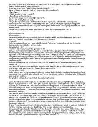 Birdenbire uyandı Larry. Şafak söküyordu. Genç adam biraz ilerde yatan Joe'nun uykusunda titrediğini
farketti. Galiba çocuk da kâbus görüyordu...
Ertesi gün akşam üzeri Enfield'deki parkta dinleniyorlardı.
Larry, «Eskiden ne yapardın, Nadine?» diye sordu. «Öğretmenlik mi?»
«Evet, öyle.»
«Küçük çocuklara mı ders verirdin?»
«Evet. Birinci ve ikinci sınıflara.»
Bu Nadine'in Joe'yla neden ilgilendiğini açıklıyordu.
Larry, «Evli miydin, Nadine?» dedi.
«Hayır. Ben hiç evlenmedim.» Kadın sinirli sinirli otları koparıyordu. «Ben tam bir kız kuruşuyum.
Göründüğümden daha gencim. Ama hissettiğimden daha yaşlıyım. Otuz yedi yaşındayım.» Saçlarının
arasındaki kır tutamlara dokundu. «Saçlarım erken ağardı. Büyük annem kırkına geldiği zaman bütün saçları
bembeyazdı.»
Larry kolunu kadının beline doladı. Nadine kaskatı kesildi. «Bunu yapmamalısın, Larry.»

«Đstemiyor musun?»
«Đstemiyorum.»
Larry şaşkın şaşkın kolunu çekti. Aslında Nadine'in kendisini pekâlâ istediğinin farkındaydı. Kadın şimdi
kızarmıştı. Çaresizlik içinde köklerinden çıkardığı otlara bakıyordu.
«Nadine?»
Kadın başını kaldırdığında Larry onun ağladığını gördü. Nadine tam konuşacağı sırada Joe elinde gitar
kutusuyla ağır ağır yaklaştı, «Hanım...» dedi.
Larry şaşaladı. «Ne?»
«Hanım.» Joe omzunun üzerinden geriyi işaret etti.
Larry'yle Nadine birbirlerine baktılar, sonra tiz bir ses duydular. «Çok şükür! Tanrım sana şükürler olsun!»
Nadine'le Larry ayağa kalktılar. Bir kadın sokaktan koşarcasına onlara doğru geliyordu. Hem gülüyor, hem
ağlıyordu. «Sizi gördüğüme çok sevindim! Şükürler olsun...» Yalpaladı. Larry onu tutmasaydı yere yığılacaktı.
Genç kadın yirmi beş yaşlarındaydı. Blucin ve beyaz pamuklu bir bluz giymişti. Mavi gözlerinde çaresiz
bakışlarla Larry'ye bakıyordu. Sanki gördüğü bu üç kişinin birer hayal olmadığına kendi kendini inandırmaya
çalışıyormuş'gibi.
«Ben Larry Underwood'um. Bu hanım Nadine Cross. Bu delikanlı da Joe. Seninle karşılaştığımız için çok
mutluyuz.»
Genç kadın bir an sessizce Larry'ye baktı, sonra Nadine'e doğru yürüdü. «Sizinle tanıştığıma seviniyorum,»
diye başladı. «Çok seviniyorum. Ah, Tanrım! Siz gerçek misiniz?»
Nadine, «Evet,» dedi.
Kadın kollarını onun boynuna dolayarak ağlamaya başladı. Nadine de kadını kucakladı. Başparmağını ağzına
sokmuş olan Joe, bir elinde gitar kutusuyla Larry'nin yanına gitti, genç adamın elini sıkıca tuttu. Đkisi de ciddi
ciddi kadınlara baktılar.
Genç kadının adı Lucy Swann'di. Onlarla Stovington'a gitmek isti-

yordu. Harold ve Frances'le karşılaşma fikri onu heyecanlandırıyordu. Larry genç kadın için bir çanta buldu,
Nadine de, Lucy'yie birlikte onun j evine gitti. Eşyalarını toplamasına yardım edecekti. Lucy iki elbise, bir çift
ayakkabı, bir yağmurluk aldı. Ölmüş olan kocasıyla kızının fotoğraflarını da. Kocasıyla kızı bir gün arayla
ölmüşlerdi. Genç kadın onlara elinden geldiği kadar bakmıştı. Onlar öldüğü zaman da, hastalığa yakalanarak
can vermeyi beklemişti. 3 Temmuzda, New Hampshire eyaletinin Enfield kentinde kendisinden başka kimse
kalmadığını anlamıştı.
Genç kadının adı Lucy Swann'di. Onlarla Stovington'a gitmek istiyordu. Larry genç kadın için bir çanta buldu,
Nadine de, Lucy'yie birlikte onun evine gitti. Eşyalarını toplamasına yardım edecekti. Lucy iki elbise, bir çift
ayakkabı, bir yağmurluk aldı. Ölmüş olan kocasıyla kızının fotoğraflarını da. Kocasıyla kızı bir gün arayla
ölmüşlerdi. Genç kadın onlara elinden geldiği kadar bakmıştı. Onlar öldüğü zaman da, hastalığa yakalanarak
can vermeyi beklemişti. 3 Temmuzda, New Hampshire eyaletinin Enfield kentinde kendisinden başka kimse
kalmadığını anlamıştı.
O gece Vermont'a geçerek Ouechee'de kamp kurdular. Lucy hayat hikâyesini anlattı ve sözlerini, «Belki kendi
kendime yaşamayı başaracaktım,» diye bitirdi. «Ama sonra o kâbusları görmeye başladım.»
Larry çabucak başını kaldırdı. «Kâbusları mı?» Joe da Lucy'ye bakıyordu. Genç kadın, «Kötü rüyalar,» diye
açıkladı. «Kâbuslar... Bunlar her zaman birbirinin aynı değil. Çoğu zaman rüyamda bir adam beni kovalıyor.
Onu iyice göremiyorum. Çünkü bir pelerine sarınmış oluyor. Hep gölgelerin arasında bekliyor... Sonunda bu
kâbuslar yüzünden uyumaktan korkmaya başladım. Ama belki artık...»
 