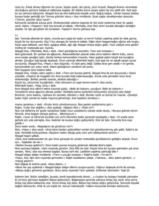 oydu bu. Erkek olmayı öğrenen bir çocuk. Saçları siyah, alnı geniş, yüzü inceydi. Abagail Ananın verandada
oturduğunu görünce telaşla el sallamaya başladı. Bir dakika sonra sarışın adam da onu taklit etti. Kızıl saçlı
kız ise yalnızca bakıyordu. Abagail Ana da elini kaldırarak karşılık verdi. Boğuk boğuk, «Onları kazasız belasız
buraya kadar getirdiği için Tanrıya şükürler olsun,» diye mırıldandı. Sıcak yaşlar yanaklarından akıyordu.
«Tanrım, şükürler olsun sana!»
Kamyonet sarsılarak avluya girdi. Direksiyondaki adamın başında bir tek tüyle süslenmiş hasır bir şapka
vardı. Adam, «Yaşasın!» diye hay-kırarak el salladı. «Merhaba, Ana! Nick senin burada olacağını sandığını
söyledi. Ve işte gerçekten de buradasın. Yaşasın!» Korna çalmaya baş-

11
ladı. Yanında ellisinde bir adam, onunla aynı yaşta bir kadın ve kırrnı? kottan yapılmış askılı bir etek giymiş
küçük bir kız oturuyordu. Küç^l kız utangaç bir tavırla el salladı. Diğer elinin başparmağını ağzına sok-muştu.
Siyah saçlı delikanlı, yani Nick, aşağıya atladı, ağır ağır Abagaiı Anaya doğru geldi. Yüzü ciddiydi ama gözleri
müthiş bir mutlulukla par. Iıyordu.
Abagail Ana, «Merhaba, Nick,» dedi. «Seni gördüğüme sevindim. Tanrı seni kutsasın.»
Nick gülümsedi. Bir yandan da ağlıyordu. Basamaklardan çıkarak sıska zenci kadının ellerini tuttu, sonra
onun kırışık yanağını öptü. Geride herkes kamyonetten iniyordu. Hasır şapkalı adam küçük kızı kucağına
almıştı. Çocuğun sağ bacağı alçıdaydı. Onun yanında ellisindeki kadın, kızıl saçlı kız ve sakallı sarışın çocuk
duruyordu. Abagail Ana, «Hayır,» diye düşündü. «O öyle genç değil. Galiba biraz geri zekâlı.» En geride,
kamyonetteki son yolcu vardı. Adam gözlüğünün camlarını sili-yordu.
Nick kaygıyla zenci kadına baktı.
Abagail Ana, «Doğru olanı yaptın,» dedi. «Tanrı sizi buraya getirdi. Abagail Ana da sizi doyuracak,» Sesini
yükseltti. «Hepiniz de hoşgeldi-niz! Ama burada fazla kalamayacağız. Ancak yola çıkmadan önce biraz
dinleneceğiz. Birlikte yemek yiyecek, dostluk edeceğiz.»
Küçük kız, sürücünün kucağından, «Sen dünyanın en yaşlı hanımı mısın?» diye sordu.
Ellisindeki kadın, «Hişş, Gina,» dedi.
Ama Abagail Ana ellerini beline koyarak güldü. «Belki de öyleyim, çocuğum. Belki de öyleyim.»
Yemeklerini elma ağacının altında yediler. Mutfakta kahve içerlerken kamyonetin sürücüsü olan Ralph
Brentner, zenci kadına, «Şahane bir yemekti, efendim,» dedi. Brenter nazik ve dürüst bir insandı. «Şimdiye
kadar hiçbir yemek bu kadar hoşuma gitmemişti. Size teşekkür etmeliyiz.»

mamız gerekiyor,» dedi. «Grubu ikiniz yönetiyorsunuz. Bazı şeyleri açıklamamız şart.»
Ralph, «Lider ben değilim,» diye açıkladı. «Başkan Nick.» «Öyle mi?»
Nick not defterine bir şeyler karalarken Ralph onun yazdıklarını yüksek sesle okudu. «Buraya gelmek benim
fikrimdi. Ama başkan olmaya gelince... Bilemiyorum.»
Ralph, «June ve Olivia'yla buradan yüz yirmi kilometre kadar güneyde karşılaştık,» dedi. «O sırada sana
gelmek için yola çıkmıştık, Ana. Kadınlar da kuzeye doğru geliyorlardı. Dick de öyle. Sonunda bira-raya
geldik.»
Zenci kadın sordu. «Başkalarını da gördünüz mü?»
Nick, «Hayır,» diye yazdı. «Ama bana bazıları gizlendikleri yerden bizi gözetliyorlarmış gibi geldi. Ralph'a da
öyle. Herhalde korkuyorlardı. Olayların neden olduğu şoku yeni yeni atlatıyorlardı sanırım.»
Abagail başını salladı.
«Dick, bize katılmasından bir gün önce güneyde bir yerden motosiklet gürültülerinin geldiğini söyledi. Onun
için... başkaları da var.»
«Neden buraya geldiniz?» Zenci kadın çevresi kırışmış gözleriyle dikkatle Nick'e baktı.
Nick yazmaya başladı. «Seni rüyamda gördüm. Dick Ellis de öyle. Küçük Gina biz buraya gelmeden çok önce
senden, 'Nine,' diye söz etmeye başladı. Burayı tarif etti. Lastikten yapılmış salıncağı bile.»
Abagail dalgın dalgın mırıldandı. «Tanrı o çocuğu kutsasın.» Ralph'a baktı. «Ya sen?»
«Hayır, Ana. Ben seni rüyamda görmedim.» Ralph dudaklarını yaladı. «Yalnızca... öbür adamı gördüm...»
«Hangi adamı?»
Nick kâğıda iki kelime yazdı. «Kara Adamı...»
«Bana her şey açıklandı.» Abagail dalgın dalgın ellerini ovuşturuyordu. Yağmur başlayalı artriti de azmıştı.
«Batıya doğru gitmemiz gerekiyor. Bunu bana rüyamda Tanrı açıkladı. Dinlemek istemedim. Yaşlı bir

kadınım ben. Bütün istediğim, burada, kendi topraklarımda ölmek... o rüyaları bu bulaşıcı hastalık çıkmadan
iki yıl önce görmeye başladım Batıya gidiyordum. Başlangıçta yanımda yalnızca birkaç kişi vardı. Ama sonra
birkaç kişi daha katılıyordu size. Sonra birkaç kişi daha. Batıya hep batıya doğru gidiyorduk. Sonunda Kayalık
dağları beliriyordu. Artık iki yüz kişilik bir. kervan halindeydik. Yolların kenarında levhalar beliriyordu.
 