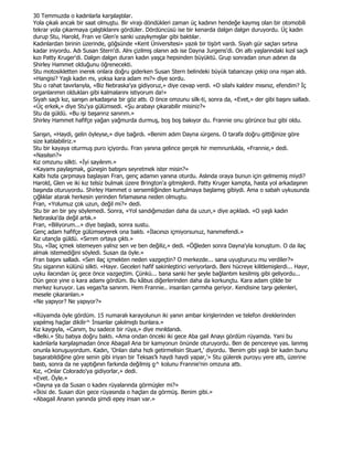 30 Temmuzda o kadınlarla karşılaştılar.
Yola çıkalı ancak bir saat olmuştu. Bir virajı döndükleri zaman üç kadının hendeğe kaymış olan bir otomobili
tekrar yola çıkarmaya çalıştıklarını gördüler. Dördüncüsü ise bir kenarda dalgın dalgın duruyordu. Üç kadın
durup Stu, Harold, Fran ve Glen'e sanki uzaylıymışlar gibi baktılar.
Kadınlardan birinin üzerinde, göğsünde «Kent Üniversitesi» yazılı bir tişört vardı. Siyah gür saçları sırtına
kadar iniyordu. Adı Susan Stern'di. Alnı çizilmiş olanın adı ise Dayna Jurgens'di. On altı yaşlarındaki kızıl saçlı
kızı Patty Kruger'di. Dalgın dalgın duran kadın yaşça hepsinden büyüktü. Grup sonradan onun adının da
Shirley Hammet olduğunu öğrenecekti.
Stu motosikletten inerek onlara doğru giderken Susan Stern belindeki büyük tabancayı çekip ona nişan aldı.
«Hangisi? Yaşlı kadın mı, yoksa kara adam mı?» diye sordu.
Stu o rahat tavırlarıyla, «Biz Nebraska'ya gidiyoruz,» diye cevap verdi. «O silahı kaldırır mısınız, efendim? Đç
organlarımın oldukları gibi kalmalarını istiyorum da!»
Siyah saçlı kız, sarışın arkadaşına bir göz attı. O önce omzunu silk-ti, sonra da, «Evet,» der gibi başını salladı.
«Üç erkek,» diye Stu'ya gülümsedi. «Şu arabayı çıkarabilir misiniz?»
Stu da güldü. «Bu işi başarırız sanırım.»
Shirley Hammet hafifçe yağan yağmurda durmuş, boş boş bakıyor du. Frannie onu görünce buz gibi oldu.

Sarışın, «Haydi, gelin öyleyse,» diye bağırdı. «Benim adım Dayna ıürgens. O tarafa doğru gittiğinize göre
size katılabiliriz.»
Stu bir kayaya oturmuş puro içiyordu. Fran yanına gelince gerçek hir memnunlukla, «Frannie,» dedi.
«Nasılsın?»
Kız omzunu silkti. «Đyi sayılırım.»
«Kayamı paylaşmak, güneşin batışını seyretmek ister misin?»
Kalbi hızla çarpmaya başlayan Fran, genç adamın yanına oturdu. Aslında oraya bunun için gelmemiş miydi?
Harold, Glen ve iki kız telsiz bulmak üzere Brington'a gitmişlerdi. Patty Kruger kampta, hasta yol arkadaşının
başında oturuyordu. Shirley Hammet o sersemliğinden kurtulmaya başlamış gibiydi. Ama o sabah uykusunda
çığlıklar atarak herkesin yerinden fırlamasına neden olmuştu.
Fran, «Yolumuz çok uzun, değil mi?» dedi.
Stu bir an bir şey söylemedi. Sonra, «Yol sandığımızdan daha da uzun,» diye açıkladı. «O yaşlı kadın
Nebraska'da değil artık.»
Fran, «Biliyorum...» diye başladı, sonra sustu.
Genç adam hafifçe gülümseyerek ona baktı. «Đlacınızı içmiyorsunuz, hanımefendi.»
Kız utançla güldü. «Sırrım ortaya çıktı.»
Stu, «Đlaç içmek istemeyen yalnız sen ve ben değiliz,» dedi. «Öğleden sonra Dayna'yla konuştum. O da ilaç
almak istemediğini söyledi. Susan da öyle.»
Fran başını salladı. «Sen ilaç içmekten neden vazgeçtin? O merkezde... sana uyuşturucu mu verdiler?»
Stu sigarının külünü silkti. «Hayır. Geceleri hafif sakinleştirici veriyorlardı. Beni hücreye kilitlemişlerdi... Hayır,
uyku ilacından üç gece önce vazgeçtim. Çünkü... bana sanki her şeyle bağlantım kesilmiş gibi geliyordu...
Dün gece yine o kara adamı gördüm. Bu kâbus diğerlerinden daha da korkunçtu. Kara adam çölde bir
merkez kuruyor. Las vegas'ta sanırım. Hem Frannie.. insanları çarmıha geriyor. Kendisine tarşı gelenleri,
mesele çıkaranları.»
«Ne yapıyor? Ne yapıyor?»

«Rüyamda öyle gördüm. 15 numaralı karayolunun iki yanın ambar kirişlerinden ve telefon direklerinden
yapılmış haçlar dikilir^ Đnsanlar çakılmıştı bunlara.»
Kız kaygıyla, «Canım, bu sadece bir rüya,» diye mırıldandı.
«Belki.» Stu batıya doğru baktı. «Ama ondan önceki iki gece Aba gail Anayı gördüm rüyamda. Yani bu
kadınlarla karşılaşmadan önce Abagail Ana bir kamyonun önünde oturuyordu. Ben de pencereye yas. lanmış
onunla konuşuyordum. Kadın, 'Onları daha hızlı getirmelisin Stuart,' diyordu. 'Benim gibi yaşlı bir kadın bunu
başarabildiğine göre senin gibi iriyarı bir Teksas'lı haydi haydi yapar,'» Stu gülerek puroyu yere attı, üzerine
bastı, sonra da ne yaptığının farkında değilmiş g^ kolunu Frannie'nin omzuna attı.
Kız, «Onlar Colorado'ya gidiyorlar,» dedi.
«Evet. Öyle.»
«Dayna ya da Susan o kadını rüyalarında görmüşler mi?»
«Đkisi de. Susan dün gece rüyasında o haçları da görmüş. Benim gibi.»
«Abagail Ananın yanında şimdi epey insan var.»
 