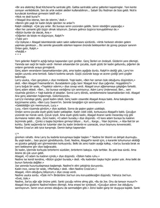 «Bir ara elektrikçi Brad Kitchener'la santrale gitti. Galiba santralde yalnız şalterleri kapatmışlar. Yani kente
cereyan verilebilecek. Sen de artık evdeki aletleri kullanabilirsin... Sabah Stu Redman de bize geldi. Nick'e
kurulacak komiteye girmesini teklif etti.»
«Nick ne dedi buna?»
«'Abagail Ana isterse, ben de isterim,' dedi.»
«Benim gibi yaşlı bir kadın böyle işlerden ne anlar?»
Ralph ciddileşti. «Çok şey anlar. Biz buraya senin yüzünden geldik. Senin istediğini yapacağız.»
«Ben her zamanki gibi özgür olmak istiyorum. Zamanı gelince özgürce konuşabilmeyi de.»
«Bütün bunlar da olacak, Ana.»
«Diğerleri de böyle mi düşünüyor, Ralph?»
«Tabii ya!»
«Đyi öyleyse.» Abagail iskemlesinde sakin sakin sallanmasını sürdürdü. «Artık herkesin elinden geleni
yapması gerekiyor... Biz seninle gevezelik ederken kapının önünde bekleyenleri de güneş çarpıyor sanırım
Onları getir, Ralph.»
«Pekâlâ.»
***

Yeni gelenler Ralph'in açtığı bahçe kapısından içeri girdiler. Genç Đlerleri en öndeydi. Gözlerini yere dikmişti.
Yanında sarı saçlı bir kadın vardi- Hemen arkasından bir çocukla, siyah gözlü bir kadın geliyordu, piğerleri de
onların gerisinde sıraya girmişlerdi.
Genç adam verandanın basamaklarından çıktı, ama kadını aşağıda durdu. Ralph'ın dediği gibi, Larry'nin
saçları uzundu ama temizdi. Saka-lı kızılımsı sarıydı. Güçlü yüzünde kaygı ve acının çizdiği yeni çizgiler
belirmişti.
Larry usulca, «Sen gerçeksin,» diye mırıldandı. Yaşlı kadın, «Ben her zaman öyle olduğumu düşündüm,»
dedi. «Ben Abagail Freemantle'ım. Buradakilerin çoğu beni 'Abagail Ana' diye çağırırlar. Hoşgeldiniz?»
Larry boğuk bir sesle, «Teşekkür ederim,» diye cevap verdi. Abagail onun ağlamamaya çalıştığını farketti.
Genç adam ekledi. «Ben... biz buraya vardığımız için seviniyoruz. Adım Larry Underwood. Ben... seni
rüyamda gördüm.» Yaşlı kadınla el sıkıştılar. Sonra Larry döndü, sendelemesine basamaklardan indi. Abagail
Ana genç adamdan hoşlanmıştı. Gülümsüyordu.
Larry'yi menekşe gözlü, güzel kadını izledi. Genç kadın cesaretle Abagail Anaya baktı. Ama bakışlarında
küçümseme yoktu. «Ben Lucy Swann'im. Seninle tanıştığım için seviniyorum.»
«Gelebildiğin için memnunum, Lucy.»
Lucy, «Seni rüyamda gördüm,» diye açıkladı. Sonra da şaşkın şaşkın uzaklaştı.
Ondan sonra çocukla siyah gözlü kadın yaklaştılar. Kadın ciddi ciddi, korkusuzca Abagail'e baktı. Çocuğun
yüzünde ise merak vardı. Çocuk iyiydi. Ama siyah gözlü kadın, Abagail Ananın sanki mezarday-rcış gibi
durmasına neden oldu. Zenci kadın, «O adam burada,» diye düşündü. «O kara adam buraya bu kadının
biçiminde geldi... Çünkü o başka biçimlere girmeyi biliyor... Kurt... Karga... Yılan biçimine...» Aba-9ail bir an
korktu. Sanki saçlarında kır tutamlar olan bu kadın birdenbi-re uzanacak, onun boynunu kırıverecekti.
Nadine Cross'un aklı iyice karışmıştı. Demin bahçe kapısından

!¦'*
girerken rahattı. Ama Larry bu kadınla konuşmaya başlar başlan-^ Nadine bir tiksinti ve dehşet duymuştu.
Bu yaşlı kadın... bazı şey|eri görebiliyordu. Evet. Nadine, Abagail'in kendi içini, o karanlık tohumunun ekildiği
ve güzelce geliştiği yeri görmesinden korkuyordu. Belki de zenci kadın ayağa kalkıp, «Joe'yu burada bırak ve
seni bekleyene git» diye bağıracaktı.
Đki kadın, içlerinde korkuyla birbirlerini süzdüler, birbirlerini bakış|a. rıyla tarttılar. Bu pek kısa sürdü. Ama
ikisine de çok uzun geldi.
Abagail, «O adam bu kadının içinde,» diye düşündü. «Đblisin habis ruhu.»
Nadine ise kendi kendine, «Bütün güçleri burada,» dedi. «Bu kadından başka hiçbir şeyleri yok. Ama belki de
bunun farkında değiller.»
Joe yanında huzursuzlaşmaya başlamıştı. Nadine'in elini çekiştirip duruyordu.
Kadın ince, cansız bir sesle, «Merhaba,» dedi. «Ben Nadine Cross'um.»
Abagail, «Kim olduğunu biliyorum,» diye cevap verdi.
Nadine usulca sordu. «Öyle mi?» Birdenbire Joe'nun onu koruyabileceğini düşündü. Yalnızca Joe'nun.
«Evet, öyle.»
Nadine, Joe'yu ağır ağır önüne çekti. Sanki çocuğu rehine almış gibi, «Bu da Joe. Onu da tanıyor musun?»
Abagail Ana gözlerini Nadine'inkilere dikmişti. Ama ensesi ter içindeydi. «Çocuğun adının Joe olduğunu
sanmıyorum. Senin onun annesi olduğunu da sanmadığım gibi.» Zenci kadın garip bir duyguya kapıldı. Sanki
 