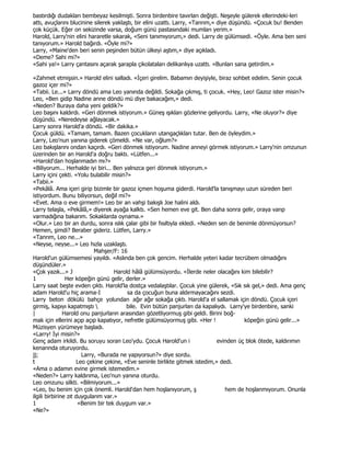 bastırdığı dudakları bembeyaz kesilmişti. Sonra birdenbire tavırları değişti. Neşeyle gülerek ellerindeki-leri
attı, avuçlarını blucinine silerek yaklaştı, bir elini uzattı. Larry, «Tanrım,» diye düşündü. «Çocuk bu! Benden
çok küçük. Eğer on sekizinde varsa, doğum günü pastasındaki mumları yerim.»
Harold, Larry'nin elini hararetle sıkarak, «Seni tanımıyorum,» dedi. Larry de gülümsedi. «Öyle. Ama ben seni
tanıyorum.» Harold bağırdı. «Öyle mi?»
Larry, «Maine'den beri senin peşinden bütün ülkeyi aştım,» diye açıkladı.
«Deme? Sahi mi?»
«Sahi ya!» Larry çantasını açarak şarapla çikolataları delikanlıya uzattı. «Bunları sana getirdim.»

«Zahmet etmişsin.» Harold elini salladı. «Đçeri girelim. Babamın deyişiyle, biraz sohbet edelim. Senin çocuk
gazoz içer mi?»
«Tabii. Le...» Larry döndü ama Leo yanında değildi. Sokağa çıkmış, ti çocuk. «Hey, Leo! Gazoz ister misin?»
Leo, «Ben gidip Nadine anne döndü mü diye bakacağım,» dedi.
«Neden? Buraya daha yeni geldik?»
Leo başını kaldırdı. «Geri dönmek istiyorum.» Güneş ışıkları gözlerine geliyordu. Larry, «Ne oluyor?» diye
düşündü. «Neredeyse ağlayacak.»
Larry sonra Harold'a döndü. «Bir dakika.»
Çocuk güldü. «Tamam, tamam. Bazen çocukların utangaçlıkları tutar. Ben de öyleydim.»
Larry, Leo'nun yanına giderek çömeldi. «Ne var, oğlum?»
Leo bakışlarını ondan kaçırdı. «Geri dönmek istiyorum. Nadine anneyi görmek istiyorum.» Larry'nin omzunun
üzerinden bir an Harold'a doğru baktı. «Lütfen...»
«Harold'dan hoşlanmadın mı?»
«Biliyorum... Herhalde iyi biri... Ben yalnızca geri dönmek istiyorum.»
Larry içini çekti. «Yolu bulabilir misin?»
«Tabii.»
«Pekâlâ. Ama içeri girip bizimle bir gazoz içmen hoşuma giderdi. Harold'la tanışmayı uzun süreden beri
istiyordum. Bunu biliyorsun, değil mi?»
«Evet. Ama o eve girmem!» Leo bir an vahşi bakışlı Joe halini aldı.
Larry telaşla, «Pekâlâ,» diyerek ayağa kalktı. «Sen hemen eve git. Ben daha sonra gelir, oraya varıp
varmadığına bakarım. Sokaklarda oynama.»
«Olur.» Leo bir an durdu, sonra ıslık çalar gibi bir fısıltıyla ekledi. «Neden sen de benimle dönmüyorsun?
Hemen, şimdi? Beraber gideriz. Lütfen, Larry.»
«Tanrım, Leo ne...»
«Neyse, neyse...» Leo hızla uzaklaştı.
                             Mahşer/F: 16
Harold'un gülümsemesi yayıldı. «Aslında ben çok gencim. Herhalde yeteri kadar tecrübem olmadığını
düşündüler.»
«Çok yazık...» J                     Harold hâlâ gülümsüyordu. «Đlerde neler olacağını kim bilebilir?
1               Her köpeğin günü gelir, derler.»
Larry saat beşte evden çıktı. Harold'la dostça vedalaştılar. Çocuk yine gülerek, «Sık sık gel,» dedi. Ama genç
adam Harold'u hiç arama-I                 sa da çocuğun buna aldırmayacağını sezdi.
Larry beton dökülü bahçe yolundan ağır ağır sokağa çıktı. Harold'a el sallamak için döndü. Çocuk içeri
girmiş, kapıyı kapatmıştı                bile. Evin bütün panjurları da kapalıydı. Larry'ye birdenbire, sanki
|              Harold onu panjurların arasından gözetliyormuş gibi geldi. Birini boğ-
mak için ellerini açıp açıp kapatıyor, nefretle gülümsüyormuş gibi. «Her !                köpeğin günü gelir...»
Müzisyen yürümeye başladı.
«Larry! Đyi misin?»
Genç adam irkildi. Bu soruyu soran Leo'ydu. Çocuk Harold'un i                  evinden üç blok ötede, kaldırımın
kenarında oturuyordu.
jj;                     Larry, «Burada ne yapıyorsun?» diye sordu.
t                     Leo çekine çekine, «Eve seninle birlikte gitmek istedim,» dedi.
«Ama o adamın evine girmek istemedim.»
«Neden?» Larry kaldırıma, Leo'nun yanına oturdu.
Leo omzunu silkti. «Bilmiyorum...»
«Leo, bu benim için çok önemli. Harold'dan hem hoşlanıyorum, ş                    hem de hoşlanmıyorum. Onunla
ilgili birbirine zıt duygularım var.»
1                     «Benim bir tek duygum var.»
«Ne?»
 
