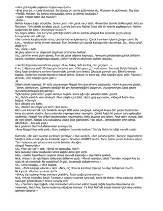 «Hani gizli kapaklı şeylerden hoşlanmıyordun?»
«Evet ama bu...» Larry durakladı. Stu dostça bir tavırla gülümsüyor-du. Müzisyen de gülümsedi. Ekşi ekşi.
«Pekâlâ. Haklısın. Bu sorunu konuşacağız, sonra da dilimizi tutacağız.»
«Güzel. Yedide bizde olur musun?»
«Tabii.»
Birlikte kapıya doğru yürüdüler. Sonra Larry, «Bir çocuk var,» dedi. «Maine'den bizimle birlikte geldi. Adı Leo
Rockway. Türlü dertle karşılaştı çocuk. Lucy'yle ben onu Nadine Cross adlı bir kadınla paylaşıyorum. Nadine
olağanüstü bir kadın. Onu tanıyor musun?»
Stu başını salladı. Ona Larry'nin getirdiği Nadine adlı bu kadınla Abagail Ana arasında geçen acayip
konuşmadan söz edilmişti.
«Ben onlarla karşılaşmadan önce, Leo'yla Nadine ilgileniyordu. Çocuk insanların içlerini görüyor sanki. Bu
Leo... Harold'un evine girmek istemedi. Evin önündeki çim alanda kalmaya bile razı olmadı. Bu... biraz tuhaf,
değil mi?»
Stu, «Öyle,» dedi.
iki genç adam bir an düşünceli düşünceli birbirlerine baktılar.
Stu, Larry'nin evine gider gitmez, Fran de yatak odasına koşmuştu. Fermuarlı çantasından günlük defterini
çıkardı. Sayfaları karıştırmaya başladı. Defter Harold'un aleyhinde sözlerle doluydu.

«Harold düşmanlarının listesini yapıyor. Bunu birkaç defa kontrol, den geçiriyor...»
Fran, 1 Ağustosa geldi. On beş gün öncesine yani. «Dün gece çc^ mutluydum. Sonunda Stu'yla birleştik...»
Genç kadın birdenbire sayfanın kenarındaki parmak izini farketti Çikolatalı parmak izini. Elleri titremeye
başladı. Gözlerinin önünde Harold'un hayali belirdi. Sırıtıyor ve sonra da, «Her köpeğin günü gelir, Frannie,»
diyordu. «Her köpeğin günü gelir.»
42
Sabah olmak üzereydi. Bir türlü uyuyamayan Abagail Ana dua etmeye çalışıyordu. «Bana kusurumu göster,
Tanrım. Bilmiyorum. Görmemi istediğin bir şeyi farketmediğimi seziyorum. Uyuyamıyorum. Sana sesimi
duyuramıyormuşum gibi geliyor.»
Yaşlı kadının gözlerinden yaşlar akmaya başladı. Sonra ağır ağır yataktan kalktı, giyindi.
Stu, Nick'le elektrik santralindeydi. Glen telaşla içeri daldı. Hiçbir giriş yapmadan, «Abagail Ana!» diye
bağırdı. «Gitmiş!»
Nick dikkatle ona baktı.
Stu, «Neden söz ediyorsun sen?» diye sordu.
Glen yedi kilometrelik yolu bisikletle almıştı. Hâlâ soluk soluğaydı. «Abagail Anaya dün geceki toplantıdan
biraz söz etmek istedim. Bunu erkenden yapmaya karar vermiştim. Çünkü Ralph iki grubun daha geleceğini
söylemişti. Abagail Ana onları karşılamaktan hoşlanıyordu. Sekiz buçukta ona gittim. Ama kapıyı açmadı. Ben
de içeri girdim. Abagail Ana uykudaysa usulca çıkıp gidecektim. Yani onun... ölmediğinden emin olmak
istiyordum... Ana çok yaşlı.»
Nick gözlerini Glen'in dudaklarından ayırmıyordu.
«Ama Abagail Ana evde yoktu. Bunu yastığının üzerinde buldum." Stu'yla Nick'e bir kâğıt mendili uzattı.

Üzerinde, «Bir süre buradan ayrılmam gerekiyor,» diye yazılıydı. «Ben günaha girdim. Tanrının düşüncelerini
bildiğimi iddia etmek gibi bir küstahlık yaptım. Günahım AZAMET benim. Tanrı, tekrar yerimi bulmamı istiyor.
Tanrı istiyorsa pek yakında yine sizinle beraber olacağım.
Abagail Freemantle.»
Stu, «Vay vay vay,» dedi. «Şimdi ne yapacağız, Nick?»
Nick pusulayı tekrar okuduktan sonra kâğıdı Glen'e geri verdi.
Glen, «Galiba toplantıyı bu akşama almak zorunda kalacağız,» diye fikrini açıkladı.
Nick, «Hayır,» der gibi başını sallayarak defterine yazdı. «Murat insandan, takdir Tanrıdan. Abagail Ana bu
sözü sık sık tekrarladı. Ne yapabiliriz? O gitti. Bu gerçeği değiştiremeyiz.»
Stu, «Ama kargaşa...» diye başladı.
Glen, «Tabii kargaşa çıkacak,» dedi. «Nick, hiç olmazsa komiteyi toplayıp bu olayı tartışamaz mıyız?»
Nick yazdı. «Bunun ne yararı olur?»
«Birkaç kişi toplayıp Anayı aramaya çıkabiliriz. Fazla uzağa gitmiş olamaz.»
Nick, «Murat insandan, takdir Tanrıdan,» sözünü yuvarlak içine aldı, sonra da ekledi. «Onu buldunuz diyelim,
nasıl geri getireceksiniz? Zincire vurarak mı?»
Stu, «Tanrım!» diye bağırdı. «Ne münasebet! Ama onun yalnız başına dağda bayırda dolaşmasına izin
veremeyiz, Nick! Ana, Tanrıyı kızdırmış olduğuna inanıyor. Ya Ahdi Atik'teki kutsal insanlar gibi vahşi yerlere
gitmeye kalkarsa?»
 