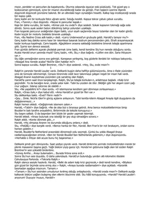 mıyor, perdeler ve pancurları da kapatıyordu. Oturma odasında eşya|ar eski püsküydü. Tek güzel şey o
koskocaman şömineydi, içine bir insanın oturabileceği kadar da genişti. Fran taşların üzerine ilişerek
düşünceli düşünceli çevresine bakındı. Bir an altındaki taşın oynadığını hissetti. Kalkıp taşı inceleyeceği sırada
biri kapıyı çaldı.
Genç kadın ani bir korkuyla felce uğradı sanki. Soluğu kesildi. Kapıya tekrar çabuk çabuk vuruldu.
Fran, «Tanrım,» diye düşündü. «Neyse ki pancurlar kapalı.»
Kapı bir daha vuruldu, bir kadın, «Kimse yok mu evde?» diye sesledi. Sokak kapısının tokmağı sağa sola
döndü. Sonra ayak sesleri beton dökülmüş bahçe yolundan uzaklaştı.
Fran koşarak pancurun aralığından dışarı baktı, uzun siyah saçlarında beyaz tutamlar olan bir kadın gördü.
Kadın küçük bir motorlu bisiklete binerek uzaklaştı.
Fran, «Bu Nadine Cross adlı kadın,» dedi. «Larry Underwood'un grubuyla geldi. Harold'u tanıyor mu?»
Genç kadın beş dakika sonra hasır bir iskemleye basarak bodrum penceresinden çıktı. Etrafı arayamayacak
kadar korkuya kapılmıştı. Camı kapattı. Ağaçlıkların arasına sakladığı bisikletine binerek telaşla apartmana
gitti. Đçerisi son derece sessizdi.
Fran günlük defterini açarak çikolatalı parmak izine baktı, kendi kendine Stu'nun nerede olduğunu sordu.
Acaba Harold onun yanında mıydı? Genç kadın, «Ah, Stu,» diye bağırdı. «Lütfen eve dön. Sana ihtiyacım
var.»
Stu öğle yemeğinden sonra eve gelmişti. Kanepeye yerleşmiş, boş gözlerle ilerdeki bir noktaya bakıyordu.
«Abagail Ana nerede acaba? Nick'le Glen haklılar mı?»
Sonra kapıya vuruldu. Ralph Brentner, «Stu?» diye seslendi. «Hey, Stu, evde misin?»
                                    I
Ralph'ın yanında Harold Lauder vardı. Delikanlı bugün daha hafifçe gülümsüyordu. Ama o ifade yüzünden
yine de tümüyle silinmemişti. Cenaze töreninde ciddi tavır takınmaya çalışan neşeli bir insan hali vardı.
Abagail Ananın kaybolması yüzünden çok sarsılmış olan Ralph,
Harold'la yarım saat önce karşılaşmıştı. Ralph, Stu'ya telaşla korkuları-n, anlatmaya başladı. «Kalp krizi
geçirebilir. Ya da bacağını kırar, orada yatar kalır. Tabii bu yüzden de ölür. Bildiğin gibi her akşam üzeri yağ-
rrıur yağıyor. Islanıp zatürree de olabilir.»
Stu, «Ne yapabiliriz ki?» diye sordu. «O istemiyorsa kendisini geri dönmeye zorlayamayız.»
Ralph, «Orası öyle,» diye kabul etti. «Ama Harold'un güzel bir fikri var.»
Stu delikanlıya baktı. «Evet? Fikrin nedir?»
«Şey... Dinle. Nick'le Glen'in görüş açılarını anlıyorum. Tabii kentte-kilerin Abagail Anayla ilgili duygularını da
değişteremeyiz...»
Ralph hemen ekledi. «Değiştirmek istemem zaten.»
Harold, «Tabiii!» diye bağırdı. «Ne de olsa bizi o biraraya getirdi. Ama bence motosikletlerimize binip
Boulder'ın batı tarafını arayabiliriz. Birbirimizle de telsizle konuşuruz.»
Stu başını salladı. O da başından beri böyle bir şeyler yapmak istemişti.
Harold ekledi. «Anayı bulursak ona istediği bir şey olup olmadığını sorarız.»
Ralph atıldı. «Kente dönmek gibi...»
Harold, «Hiç olmazsa Ananın ne durumda olduğunu anlarız,» dedi.
Stu, «Pekâlâ,» diye karşılık verdi. «Bence harika bir fikir, Harold. Ben Fran'e bir not bırakayım, ondan sonra
hemen gidelim.»
Harold, Boulder'la Netherland arasındaki dönemeçli yolu seçmişti. Çünkü bu yolda Abagail Anaya
rastlamayacağından emindi. «Ben bir 9ünde Boulder'dan Netherlands gidemem,» diye düşünüyordu.
«Herhalde o ihtiyar deli acuze bunu hiç başaramaz.»

Delikanlı şimdi geri dönüyordu. Saat yediye çeyrek vardı. Harold dinlenme yerinde motosikletinden inerek bir
piknik masasının başına geçti. Yağlı bisküvi yiyip gazoz içti. Honda'nın gidonuna bağlı olan tel sizden Ralph
Brentner'in sesi yükseldi birdenbire.
«Güneş Amfisi... Anayı bulamadım... Burada fırtına sona erdi.»
Sonra Stu'nun sesi duyuldu. O daha yakındaydı. Harold'un bulunduğu yerden altı kilometre ötedeki
Cahutauqua Parkında. «Tekrarla Ralph.»
Ralph olanca sesiyle haykırdı. Harold, «Belki de adam kalp krizi geçirecek,» dedi kendi kendine, «Böylece
gün güzel bir biçimde sona ermiş olur.» Ralph, «Anaya burada rastlamadım!» diye açıkladı. «Karanlık
basmadan aşağıya iniyorum. Tamam.»
«Tamam.» Stu'nun sesinden umudunun kırılmış olduğu anlaşılıyordu. «Harold orada mısın?» Delikanlı ayağa
kalkarak bisküvi yağları bulaşmış olan ellerini blucinine sildi. Stu hâlâ konuşuyordu. «Harold? Harold Lauder'ı
arıyorum! Duyuyor musun, Harold!»
 