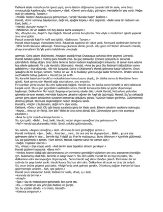 Delikanlı eliyle müstehcen bir işaret yaptı, sonra telsizin düğmesine basarak tatlı bir sesle, ama biraz
umutsuzluğa kapılmış gibi, «Buradayım,» dedi. «Demin yana doğru gitmiştim. Hendekte bir şey vardı. Meğer
eski bir ceketmiş. Tamam.»
«Pekâlâ. Neden Chautauqua'ya gelmiyorsun, Harold? Burada Ralph'ı bekleriz.»
Harold, «Emir vermeye bayılıyorsun, değil mi, aşağılık köpek,» diye düşündü. «Belki sana bir hediyem var.
Evet, belki...»
«Harold, duyuyor musun?»
«Affedersin. Bir an daldım. On beş dakika sonra oradayım.»
Stu, «Duydun mu, Ralph?» diye bağırdı. Harold yüzünü buruşturdu. Yine eliyle o müstehcen işareti yaparak
sinsi sinsi güldü.
Parazit arasında Ralph'in hafif sesi işitildi. «Geliyorum. Tamam.»
Harold telsizi kapayıp motosiklete bindi. Arkasında kapitone bir ceket vardı. Fermuarlı ceplerinden birine bir
.38'lik Smith-Wesson saklamıştı. Tabancayı çıkararak elinde çevirdi. «Bu gece mi? Neden olmasın?» Harold,
Anayı aramalarını Stu'yla yalnız kalabilmek umuduyla

germişti. Genç adamı öldürecekti. Anlaşılan aradığı fırsat Chatauqua parkında eline geçmek üzereydi.
Harold batıdan gelen o müthiş gücü hissetti yine. Bu güç delikanlıyı öylesine çekiyordu ki sonunda
çıldırabilirdi. Batıya doğru biraz daha ilerlerse bütün iradesini kaybedeceğini anlıyordu. O zaman kara adama
boş ellerle gidecekti. Ve o da Harold'u öldürecekti. Harold, «Ama bu gece Stu Redman'i öldürdükten sonra
gidebilirim,» diye düşündü. «Bir tek kurşunla. Sonra o Oklahama'lı ahmak gelinceye kadar beklerim. Onun
şakağına da bir kurşun, tamam. Yediye on var. O iki budalayı yedi buçuğa kadar temizlerim. Ondan sonra da
motosikletle batıya giderim.» Harold pis pis sırıttı.
Stu karanlık basarken Harold'un motosikletinin homurtusunu duydu, bir dakika sonra da Honda'nın farını
gördü. Kask giymiş olan Harold sağa sola bakıyor, onu arıyordu.
Et kızartılan yerde oturan Stu elini sallayarak bağırdı. Harold onu bir dakika sonra farketti ve elini kaldırarak
karşılık verdi. Stu o gün geçirdikleri saatlerden sonra, Harold konusunda daha iyi şeyler düşünmeye
başlamıştı. Delikanlının fikri iyiydi. Başarıya erişememiş olsalar bile. Üstelik Harold, Netherland yolundan
gitmekte de ısrar etmişti. Herhalde kapitone ceketine rağmen bir hayli de üşümüştü. Harold, Stu'ya yaklaştığı
zaman genç adam delikanlının suratının bembeyaz olduğunu gördü. Yüzünün hatları gerilmişti. Gülümsemesi
donmuş gibiydi. Stu buna düşkırıklığının neden olduğunu sandı.
Harold'a, «Hiçbir iz bulamadın, değil mi?» diye sordu.
Delikanlı, «Öyle,» dedi. Ölü gibi beyaz suratında garip bir ifade vardı. Ellerini ceketinin ceplerine sokmuştu.
«Neyse... Ama iyi bir fikirdi. Kim bilir? Belki de Ana evine döndü bile. Dönmediyse yarın yine aramaya
çıkabiliriz.»
«Ama bu iş bir cesedi aramaya benzer.»
Stu içini çekti. «Belki... Evet, belki. Harold, neden akşam yemeğine bize gelmiyorsun?»
«Ne?» Harold alacakaranlıkta irkildi. Şimdi zorlukla gülümsüyordu.

Stu sabırla, «Akşam yemeğine,» dedi. «Frannie de seni gördüğQne sevinir.»
Harold mırıldandı. «Şey... belki... Ama ben... yani... bir ara ona iini duyuyordum... Belki... şu ara size
gelmesem daha iyi olur... Seninle ilgj. li değil bu. Fran'le mutlusunuz. Bunu biliyorum.» içtenlikle gülümsedi.
Stu da gülümsedi o zaman. «Sen bilirsin, Harold. Kapımız sana her zaman açık.»
«Sağol. Teşekkür ederim.»
Stu, «Hayır,» diye cevap verdi. «Asıl benim sana teşekkür etmem gerekiyor.»
Harold gözlerini kırpıştırdı. «Bana mı?»
«Herkes Ananın bildiği gibi davranmasına izin vermemiz gerektiğini söylerken sen onu aramamızı önerdiğin
için. Bulamamış olsak bile. Benimle el sıkışır mısın?» Stu elini uzattı. Harold bir an boş boş baktı. Stu
delikanlının elini sıkmayacağını düşünüyordu. Sonra Harold sağ elini cebinden çıkardı. Parmakları bir an
cebinde bir şeye takıldı sanki. Harold kısaca Stu'nun elini sıktı. Delikanlının eli sıcak ve biraz da terliydi.
Stu onun önüne geçerek yola baktı. «Ralph'ın da artık gelmesi gerekir. O korkunç dağdan inerken bir kaza
geçirmemiştir umarım... hah, işte geliyor.»
Harold onun arkasından tuhaf, ifadesiz bir sesle, «Evet, o,» dedi.
«Yanında da biri var.»
«N-Ne?»
«Đşte.» Stu ilk motosikletin gerisindeki farı işaret etti.
«Ya...» Harold'un sesi yine pek ifadesiz ve garipti.
Stu bu yüzden döndü. «Đyi misin, Harold?»
«Yalnızca yorgunum.»
 