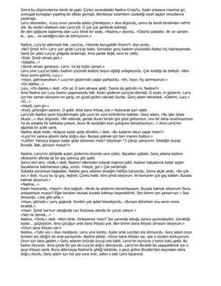 Sonra bu düşüncelerine kendi de şaştı. Çünkü verandadaki Nadine Cross'tu. Kadın arkasına mavimsi gri,
yumuşak kumaştan yapılmış bir elbise giymişti. Bembeyaz tutamların süslediği siyah saçları omuzlarına
yayılmıştı.
Larry istemeden, «Lucy onun yanında adeta çirkinleşiyor,» diye düşündü, sonra da kendi kendinden nefret
etti. Bu sözleri söyleyen eski Larry'ydi. O çok çok gerilerde kalmıştı.
Bir elini göğsüne bastırmış olan Lucy titrek bir sesle, «Nadine,» diyordu. «Ödümü patlattın. Bir an sandım
ki... şey... ne sandığımı ben de bilmiyorum.»

Nadine, Lucy'ye aldırmadı bile. Larry'ye, «Seninle konuşabilir fniyim?» diye sordu.
«Ne? Şimdi mi?» Larry yan gözle Lucy'ye baktı. Sonradan genç kadının yüzündeki ifadeyi hiç hatırlayamadı.
Sanki bir yıldız Lucy'yi gölgede bırakmıştı. Ama parlak değil, kara bir yıldız.
«Evet. Şimdi olması şart.»
«Sabaha...»
«Şimdi olması gerekiyor, Larry. Ya da hiçbir zaman.»
Larry yine Lucy'ye baktı. Kadının yüzünde kadere boyun eğdiği anlaşılıyordu. Çok kırıldığı da belliydi. «Ben
biraz sonra gelirim, Lucy.»
«Hayır, gelmeyeceksin.» Lucy'nin gözlerinde yaşlar parlıyordu. «Ah, hayır, hiç sanmıyorum.»
«On dakika...»
Lucy, «On dakika,» dedi. «On yıl. O seni almaya geldi. Tasma da getirdin mi, Nadine?»
Ama Nadine için Lucy Swann yaşamıyordu bile. Kadın gözlerini Larry'ye dikmişti. O siyah, iri gözlerini. Larry
için her zaman dünyanın en garip, en güzel gözleri olacaktı bunlar. Genç adam tekrarladı. «Gelirim, Lucy.»
«O...»
«Haydi, içeri gir.»
«Evet, gireceğim sanırım. O geldi. Artık bana ihtiyaç yok.» Hıçkırarak içeri daldı.
Larry'yle Nadine sanki büyülenmişler gibi uzun bir süre birbirlerine baktılar. Genç adam, «Bu işler böyle
oluyor...» diye düşündü. «Bir salonda, geride duran biriyle göz göze geliyorsun, onu bir daha unutmuyorsun.
Ya da sokakta bir kahkaha çınlıyor, bunu ilk seviştiğin kızın gülüşüne benzetiyorsun...» Ama Larry'nin
ağzında bir acılık vardı.
Nadine alçak sesle, «Köşeye kadar gidip dönelim,» dedi. «Bu kadarını olsun yapar mısın?»
«Lucy'nin yanına gitsem daha doğru olur. Buraya gelmek için tam imanını buldun.»
«Lütfen! Yalnızca köşeye kadar gidip dönemez miyiz? istiyorsan *2 çöküp yalvarırım. Đstediğin buysa.
Burada. Bak, görüyor musun?»

Nadine, Larry'nin dehşetle açılan gözlerinin önünde yere çöktü. Bacakları çıplaktı. Genç adama kadının
elbisesinin altında da bir şey yokmuş gibi geldi.
Sonra sert sert, «Kalk,» dedi. Nadine'i ellerinden tutarak haşince çekti. Kadının kalçalarına kadar açılan
bacaklarına bakmamaya çalışı, yordu. «Haydi, gel.» Çok sarsılmıştı.
Sokakta yürümeye başladılar. Nadine genç adamın dirseğini hafifçe tutuyordu. Sonra alçak sesle, «Bu çok
zor,» dedi. «Lucy bu işi güç. leştirdi. Çünkü haklı. Seni şimdi istiyorum. Ve korkarım çok geç kaldım. Burada
kalmak istiyorum.»
«Nadine...»
Kadın heyecanla, «Hayır!» diye bağırdı. «Bırak da sözlerimi tamamlayayım. Burada kalmak istiyorum! Bunu
anlayamıyor musun? Eğer beraber olursak burada kalmayı başarabilirim. Sen benim son şansım-sın.» Sesi
titriyordu. «Joe gitti artık.»
«Hayır, gitmedi.» Larry şaşkındı. Kendini çok aptal hissediyordu. «Buraya dönerken onu senin evine
bıraktık.»
«Hayır. Şimdi Joe'nun yatağında Leo Rockway adında bir çocuk yatıyor.»
«Sen ne demek...»
Nadine, «Dinle,» dedi. «Beni dinle. Dinleyemez misin? Joe yanımda olduğu sürece güvendeydim. Gerektiği
kadar... güçlüydüm. Ama çocuğun artık bana ihtiyacı yok. Ben birinin bana ihtiyacı olmasını istiyorum.»
«Onun sana ihtiyacı var!»
Nadine, «Tabii var,» diye mırıldandı. Larry yine korktu. Kadın artık Leo'dan söz etmiyordu. Genç adam onun
kimden söz ettiğini de anla-yamıyordu. Nadine ekledi. «Onun bana ihtiyacı var. işte o yüzden korkuyorum.
Onun için sana geldim.» Genç adamın önünde durup ona baktı. Larry'nin burnuna o temiz koku geldi. Bu
kadını istiyordu. Ama içinde bir şey de Lucy'ye doğru dönüyordu. Larry'nin Boulder'da yaşayabilmek için o
şeye ihtiyacı vardı. Buna aldırmayıp Nadine'le gittiği takdirde, o gece gizlice Boulder'dan kaçmaları daha
doğru olurdu. Genç adam için her şey sona erer, zaferi o eski Larry kazanırdı.
 