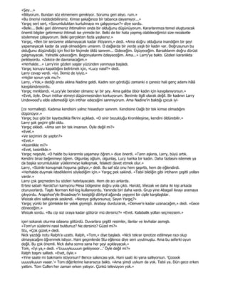 «Şey...»
«Biliyorum. Bundan söz etmemem gerekiyor. Sorumu geri alıyo. rum.»
«Bu öneriyi reddedebilirsiniz. Kimse şakağınıza bir tabanca dayamıyor...»
Yargıç sert sert, «Sorumluluktan kurtulmaya mı çalışıyorsun?» diye sordu.
«Belki... Belki geri dönmeniz ihtimalinin onda bir olduğunu düşünüyorum. Kararlarımıza temel oluşturacak
önemli bilgiler getirmeniz ihtimali ise yirmide bir. Belki de bir hata yapmış olabileceğimizi size nezaketle
söylemeye çalışıyorum. Belki gerçekten fazla yaşlısınız.»
Yargıç, «Ben bir serüvene atılamayacak kadar ihtiyarım,» dedi. «Ama doğru olduğuna inandığım bir şeyi
yapamayacak kadar da yaşlı olmadığımı umarım. O dağlarda bir yerde yaşlı bir kadın var. Doğrusunun bu
olduğunu düşündüğü için feci bir biçimde öldü sanırım... Gideceğim. Üşüyeceğim. Barsaklarım doğru dürüst
çalışmayacak. Yalnızlık çekeceğim. Begonyalarımı özleyeceğim. Ama...» Larry'ye baktı. Gözleri karanlıkta
pırıldıyordu. «Zekice de davranacağım.»
«Herhalde...» Larry'nin gözleri yaşlar yüzünden yanmaya başladı.
Yargıç konuyu kapattığını belirtmek için, «Lucy nasıl?» dedi.
Larry cevap verdi. «iyi. Đkimiz de iyiyiz.»
«Hiçbir sorun yok mu?»
Larry, «Yok,» dediği anda aklına Nadine geldi. Kadını son gördüğü zamanki o çaresiz hali genç adamı hâlâ
kaygılandırıyordu.
Yargıç mırıldandı. «Lucy'yle beraber olmanız iyi bir şey. Ama galiba öbür kadın için kaygılanıyorsun.»
«Evet, öyle. Onun intihar etmeyi düşünmesinden korkuyorum. Benimle ilgili olarak değil. Bir kadının Larry
Undewood'u elde edemediği için intihar edeceğini sanmıyorum. Ama Nadine'in baktığı çocuk iyi-

[ce normalleşti. Kadınsa kendisini yalnız hissediyor sanırım. Kendisine Oağlı bir tek kimse olmadığını
düşünüyor.»
Yargıç buz gibi bir kayıtsızlıkla fikrini açıkladı. «O sinir bozukluğu Kronikleşirse, kendini öldürebilir.»
Larry şok geçirir gibi oldu.
Yargıç ekledi. «Ama sen bir tek insansın. Öyle değil mi?»
«Evet.»
«Ve seçimini de yaptın?»
«Evet.»
«Kesinlikle mi?»
«Evet, kesinlikle.»
Yargıç neşeyle, «O halde bu kararınla yaşamayı öğren.» diye önerdi. «Tanrı aşkına, Larry, büyü artık.
Kendini biraz beğenmeyi öğren. Olgunlaş oğlum, olgunlaş. Lucy harika bir kadın. Daha fazlasını istemek ya
da başka sorumluluklar yüklenmeye kalkışmak, felaketi davet etmek olur.»
Larry, «Sizinle konuşmak hoşuma gidiyor,» dedi. Bu saf söz onu hem şaşırttı, hem de eğlendirdi.
«Herhalde duymak istediklerini söylediğim için.» Yargıç pek sakindi. «Tabii bildiğin gibi intiharın çeşitli yolları
vardır.»
Larry çok geçmeden bu sözleri hatırlayacaktı. Hem de acı anlarda.
Ertesi sabah Harold'un kamyonu Mesa bölgesine doğru yola çıktı. Harold, Weizak ve daha iki kişi arkada
oturuyorlardı. Taşıtı Norman Kel-log kullanıyordu. Yanında biri daha vardı. Grup yine Abagail Anayı aramaya
çıkıyordu. Arapohoe'yle Broadway'in kesiştiği dörtyol ağzında yepyeni bir ciple karşılaştılar.
Weizak elini sallayarak seslendi. «Nereye gidiyorsunuz, Sayın Yargıç?»
Yargıç yünlü bir gömlekle bir yelek giymişti. Arabayı durdurarak, «Denver'e kadar uzanacağım,» dedi. «Gece
döneceğim.»
Weizak sordu. «Bu cip sizi oraya kadar götürür mü dersiniz?» «Evet. Kalabalık yolları seçmezsem.»

içeri sokarak oturma odasına götürdü. Duvarlara çeşitli resimler, ilanlar ve levhalar asmıştı.
«Tom'un süslerini nasıl buldunuz? Ne dersiniz? Güzel mi?»
Stu, «Çok güzel,» dedi.
Nick yazdığı notu Ralph'a uzattı. Ralph, «Tom,» diye başladı. «Nick tekrar ipnotize edilmeye razı olup
olmayacağını öğrenmek istiyor. Hani geçenlerde Stu eğlence diye seni uyutmuştu. Ama bu seferki oyun
değil. Bu çok önemli. Nick daha sonra sana her şeyi açıklayacak.»
Tom, «Đyi ya,» dedi. «'Uuuuykuuuun geliiiyooor...' Öyle değil mi?»
Ralph başını salladı. «Evet, öyle.»
«Yine saate mi bakmamı istiyorsun? Bence sakıncası yok. Hani saati iki yana sallıyorsun. 'Çooook
uuuuykuuun vaaar.'» Tom diğerlerine kararsızca baktı. «Ama şimdi uykum da yok. Tabii ya. Dün gece erken
yattım. Tom Cullen her zaman erken yatıyor. Çünkü televizyon yok.»
 