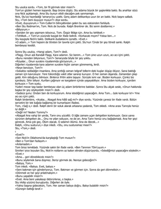 Stu usulca sordu. «Tom, bir fil görmek ister misin?»
Tom'un gözleri hemen kapandı. Başı önüne düştü. Stu adama büyük bir şaşkınlıkla baktı. Bu anahtar sözü
ona Nick açıklamıştı. Ama Stu bunun etkili olacağını pek sanmamıştı.
Nick, Stu'ya hazırladığı 'senaryo'yu uzattı. Genç adam delikanlıya uzun bir an baktı. Nick başını salladı.
Stu, «Tom beni duyuyor musun?» diye sordu.
«Evet, duyuyorum.» Tom Cullen'in bilinçaltından gelen bu ses eskisinden farklıydı.
«Ben Stu Redman'ım, Tom. Nick de burada. Ralph Brentner de. Biz senin dostlarınız.»
«Biliyorum.»
«Senden bir şey yapmanı istiyoruz, Tom. Özgür Bölge için. Ama bu tehlikeli.»
«Tehlikeli...» Tom'un yüzünde kaygılı bir ifade belirdi. «Korkacak mıyım? Yoksa ben...»
Stu kaygıyla Nick'e baktı. Delikanlı dudaklarını oynattı. «Evet.»
«O adam...» Tom hepsini de titreten bir tavırla içini çekti. Stu'nun 'Cinde bir şey titredi sanki. Ralph
bembeyaz kesildi.

Sonra Stu usulca, «Hangi adam, Tom?» dedi.
«Flagg. Onun adı Randall Flagg. Kara adamın. Siz benim...» Tom yine uzun uzun, acı acı içini çekti.
«Bunu nereden biliyorsun, Tom?» Senaryoda böyle bir şey yoktu.
«Rüyalar... Onun suratını rüyalarımda görüyorum...»
Diğerleri rüyalarında kara adamın suratını hiçbir zaman görememiş, lerdi.
«Neye benziyor, Tom?»
«Sokakta rastladığın insanlara. Ama sırıttığı zaman telgraf tellerin-deki kuşlar düşüp ölüyor. Sana baktığı
zaman için kavruluyor. Yere tükürdüğü vakit otlar sararıp kuruyor. O her zaman dışarıda. Zamandan çıkıp
geldi. Kim olduğunu bilmiyor. Binlerce ifritin adını taşıyor. Sürüyle ismi var. Bizden korkuyor. Çünkü biz
içerdeyiz. Sihir biliyor. Kurtları çağırıyor ve kargaların içinde yaşayabiliyor. Ama bizden korkuyor, içerden
korkuyor.» Tom sustu.
Yüzleri mezar taşı kadar bembeyaz olan üç adam birbirlerine baktılar. Sonra Stu alçak sesle, «Onun hakkında
başka bir şey söyleyebilir misin?» dedi.
«Sadece şunu: Ondan ben de korkuyorum. Ama istediğinizi yapacağım. Ama Tom... öyle korkuyor ki!» Yine
acı acı içini çekti.
Ralph birdenbire, «Acaba... Abagail Ana hâlâ sağ mı?» diye sordu. Yüzünde çaresiz bir ifade vardı. Bütün
servetini bir tek kağıda bağlamış bir kumarbazın ifadesi.
Tom, «Sağ o,» dedi. Ralph derin bir soluk alarak arkasına yaslandı, Tom ekledi. «Ama arası Tanrıyla henüz
iyi değil.»
«Değil mi? Neden Tommy?»
«Abagail Ana vahşi bir yerde, Tanrı onu yüceltti. O öğle zamanı uçan dehşetten korkmuyor. Gece yarısı
sürünen dehşetten de... Onu ne yılan sokuyor, ne de arı. Ama Tanrı henüz onu bağışlamadı. Ana her şeyi
görecek. Ama çok geç. Ölüm olacak. O adamın ölümü. Ana da ölecek...»
Ralph, «Onu susturun,» diye inledi. «Stu, onu susturamaz mısın?»
Stu, «Tom,» dedi.
ı
«Evet?»
«Sen Nick'in Oklahoma'da karşılaştığı Tom musun?»
«Ben o Tom'dan fazlayım.»
«Anlamadım.»
Tom biraz kımıldadı. Yüzünde sakin bir ifade vardı. «Ben Tanrının T0m'uyum.»
Sinirleri iyice bozulan Stu, Nick'in notlarını az kalsın elinden düşürüyordu. «Đstediğimizi yapacağını söyledin.»
«Evet.»
«Ama... geri dönebilecek misin?»
«Bunu söylemek bana düşmez. Đleriyi görmek de. Nereye gideceğim?»
«Batıya, Tom.»
Tom inledi. «Batıya. Evet, batıya.»
«Seni bakman için gönderiyoruz, Tom. Bakman ve görmen için. Sonra da geri dönmelisin.»
«Dönmeli ve her şeyi anlatmalıyım.»
«Bunu yapabilir misin?»
«Evet. Ama beni yakalayıp öldürürlerse, o başka.»
Stu irkilip yüzünü buruşturdu. Diğerleri de öyle.
«Yalnız başına gideceksin, Tom. Her zaman batıya doğru. Batıyı bulabilir misin?»
«Güneşin battığı taraf.»
 