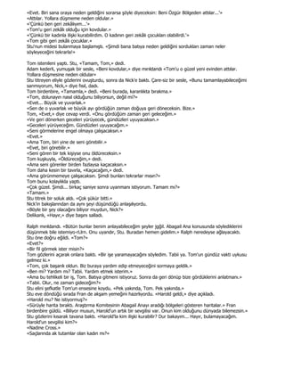 «Evet. Biri sana oraya neden geldiğini sorarsa şöyle diyeceksin: Beni Özgür Bölgeden attılar...'»
«Attılar. Yollara düşmeme neden oldular.»
«'Çünkü ben geri zekâlıyım...'»
«Tom'u geri zekâlı olduğu için kovdular.»
«'Çünkü bir kadınla ilişki kurabilirdim. O kadının geri zekâlı çocukları olabilirdi.'»
«Tom gibi geri zekâlı çocuklar.»
Stu'nun midesi bulanmaya başlamıştı. «Şimdi bana batıya neden geldiğini sordukları zaman neler
söyleyeceğini tekrarla!»

Tom istenileni yaptı. Stu, «Tamam, Tom,» dedi.
Adam kederli, yumuşak bir sesle, «Beni kovdular,» diye mırıldandı «Tom'u o güzel yeni evinden attılar.
Yollara düşmesine neden oldular»
Stu titreyen eliyle gözlerini ovuşturdu, sonra da Nick'e baktı. Çare-siz bir sesle, «Bunu tamamlayabileceğimi
sanmıyorum, Nick,» diye fısıl, dadı.
Tom birdenbire, «Tamamla,» dedi. «Beni burada, karanlıkta bırakma.»
«Tom, dolunayın nasıl olduğunu biliyorsun, değil mi?»
«Evet... Büyük ve yuvarlak.»
«Sen de o yuvarlak ve büyük ayı gördüğün zaman doğuya geri döneceksin. Bize.»
Tom, «Evet,» diye cevap verdi. «Onu gördüğüm zaman geri geleceğim.»
«Ve geri dönerken geceleri yürüyecek, gündüzleri uyuyacaksın.»
«Geceleri yürüyeceğim. Gündüzleri uyuyacağım.»
«Seni görmelerine engel olmaya çalışacaksın.»
«Evet.»
«Ama Tom, biri yine de seni görebilir.»
«Evet, biri görebilir.»
«Seni gören bir tek kişiyse onu öldüreceksin.»
Tom kuşkuyla, «Öldüreceğim,» dedi.
«Ama seni görenler birden fazlaysa kaçacaksın.»
Tom daha kesin bir tavırla, «Kaçacağım,» dedi.
«Ama görünmemeye çalışacaksın. Şimdi bunları tekrarlar mısın?»
Tom bunu kolaylıkla yaptı.
«Çok güzel. Şimdi... birkaç saniye sonra uyanmanı istiyorum. Tamam mı?»
«Tamam.»
Stu titrek bir soluk aldı. «Çok şükür bitti.»
Nick'in bakışlarından da aynı şeyi düşündüğü anlaşılıyordu.
«Böyle bir şey olacağını biliyor muydun, Nick?»
Delikanlı, «Hayır,» diye başını salladı.

Ralph mırıldandı. «Bütün bunlar benim anlayabileceğim şeyler jgğil. Abagail Ana konusunda söylediklerini
düşünmek bile istemiyo-rLlrn. Onu uyandır, Stu. Buradan hemen gidelim.» Ralph neredeyse ağlayacaktı.
Stu öne doğru eğildi. «Tom?»
«Evet?»
«Bir fil görmek ister misin?»
Tom gözlerini açarak onlara baktı. «Bir işe yaramayacağını söyledim. Tabii ya. Tom'un gündüz vakti uykusu
gelmez ki.»
«Tom, çok başarılı oldun. Biz buraya yardım edip etmeyeceğini sormaya geldik.»
«Ben mi? Yardım mı? Tabii. Yardım etmek isterim.»
«Ama bu tehlikeli bir iş, Tom. Batıya gitmeni istiyoruz. Sonra da geri dönüp bize gördüklerini anlatmanı.»
«Tabii. Olur, ne zaman gideceğim?»
Stu elini şefkatle Tom'un ensesine koydu. «Pek yakında, Tom. Pek yakında.»
Stu eve döndüğü sırada Fran de akşam yemeğini hazırlıyordu. «Harold geldi,» diye açıkladı.
«Harold mu? Ne istiyormuş?»
«Sürüyle harita bıraktı. Araştırma Komitesinin Abagail Anayı aradığı bölgeleri gösteren haritalar.» Fran
birdenbire güldü. «Biliyor musun, Harold'un artık bir sevgilisi var. Onun kim olduğunu dünyada bilemezsin.»
Stu gözlerini kısarak tavana baktı. «Harold'la kim ilişki kurabilir? Dur bakayım... Hayır, bulamayacağım.
Harold'un sevgilisi kim?»
«Nadine Cross.»
«Saçlarında ak tutamlar olan kadın mı?»
 