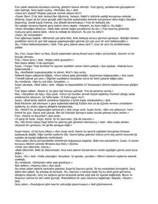 Fran yatak odasında karyolaya uzanmış, gözlerini tavana dikmişti. Yüzü şişmiş, yanaklarında gözyaşlarının
izleri kalmıştı. Genç kadın usulca, «Merhaba, Stu,» dedi.
«Sana kim söyledi? Müjdeyi çabucak vermek isteyen kim?»
«Susan Stern. O da Jack Jackson'dan öğrenmiş. Jackson, Ralph'in doktorla yaptığı konuşmayı radyoda
dinlemiş. Susan da biri bana gerçeği zalim biçimde açıklamadan benimle konuşmanın daha doğru olacağını
düşünmüş. Zavallı küçük Frannie, ona dikkatli davranmalıyız.» Fran bir kahkaha attı.
Stu yatağın kenarına ilişerek genç kadının alnını okşadı. «Hayatım, bu kesin değil ki. Hiç değil.»
«Kesin olmadığını biliyorum. Hatta belki seninle başka çocuklarımız da olur.» Fran kızarmış gözleriyle
mutsuzca genç adama baktı. «Ama bu bebeği de istiyorum. Bu çok mu kötü?»
«Hayır. Ne münasebet!»
Fran ağlamaya başladı. «Bilmemek çok daha kötü. Artık bekleyip sonucu görmem gerekiyor. Bebeğin benden
ayrıldıktan sonra bir gün bile yaşayıp yaşamayacağını görmek için çok uzun bir süre bekleyeceğim.»
Stu, «Yalnız beklemeyeceksin,» dedi. Fran genç adama sıkıca sarıl-*¦ Uzun bir süre hiç kımıldamadan
yattılar.

Stu, Fran, Susan Stern ve Nick, büyük toplantıdan çıkmış Broacl way'e doğru yürüyorlardı. Gecenin on bir
buçuğu olmuştu.
Fran, «Hava serin,» dedi. «Keşke ceket giyseydim.»
Nick başını salladı. O da üşümüştü.
Susan, «Yargıcı 'Yasa Komitesi"ne seçmek istedikleri zaman ödüm patladı,» diye açıkladı. «Aslında bunu
beklemeliydik.»
Stu, «Kenttekiler kuşkulanacaklar mı dersin, Nick?» diye sordu.
Delikanlı başını sallayarak kâğıda, «Onun batıya gidip gitmediğin, düşünmeye başlayacaklar,» diye yazdı.
«Temelli kalmak için yani.» Diğerleri yazdıklarını okuduktan sonra bir kibrit çakarak kâğıdı yaktı.
Stu mırıldandı. «Đşte bu çok kötü. Gerçekten...»
Susan sıkıntıyla, «Nick haklı,» dedi. «Başka ne düşünebilirler ki? Rockaway'e dönme dolaba binmeye gittiğini
mi?»
Fran başını salladı. «Neyse ki, bu gece batı konusu açılmadı. Yine de şansımız varmış.»
Nick, «Gerçekten de öyle,» diye yazdı. «Onun için bundan sonraki büyük toplantıyı mümkün olduğu kadar
ertelememizi istiyorum. Üç hafta kadar. 15 Eylül uygun mu?»
Susan, «Brad kente elektrik verebilirse toplantıyı o tarihe kadar erteleyebiliriz,» dedi.
Brad Kitchener adlı teknisyen o gece toplantıda elektriği Eylülün ikisi ya da üçünde vermeyi umduklarını
açıklamış, bu sözleri çılgınca alkışlarla karşılanmıştı.
Stu, «Brad'in bu işi başaracağını sanıyorum,» diye cevap verdi. Susan durdu. «Ben eve gidiyorum. Yarın
önemli bir gün. Dayna yola çıkacak. Ben de Colorado Springs'e kadar onunla gitmeye karar verdim.»
Fran, «Dayna ne durumda?» diye sordu.
«O garip bir kızdır. Güçlü. Azimli. Đyi bir sporcudur. Çok da cesurdur.»
Stu, «Biz birinin batıya Haçlı Seferi'ne çıkarmış gibi gitmesini istemiyoruz,» dedi. «Bize orada olanları
izleyecek biri gerekiyor, bir gerilla savaşçısı değil.»

Susan kısaca, «O da bunu biliyor,» diye cevap verdi. Dayna Jur-qens'le yaptıkları konuşmayı kimseye
açıklayacak değildi. Diğer komite üyelerine bile. Dayna batıya giderken koluna yirmi beş santim boyunda bjr
sustalıyı da kayışla bağlamak niyetindeydi.
«Kara adam ölürse çevresindekiler birbirleriyle boğuşmaya başlarlar. Belki ona sokulabilirim, Susan. O zaman
koruyucu iblisinin yanında 0lmasına dua etsin,» diyordu.
«Onlar seni öldürürler, Dayna.»
«Belki öldürürler. Belki de öldüremezler. Ama kara adamın barsak-lannın etrafa saçıldığını görme zevki buna
değer.»
Susan, «Eh,» dedi. «Gidip yatacağım. Gerçekten. Đyi geceler, çocuklar.» Ellerini ceketinin ceplerine sokarak
uzaklaştı.
Stu mırıldandı. «Eskisinden daha yaşlı gözüküyor.»
Nick deftere, «Hepimiz öyle,» diye yazdı.
Stu ertesi sabah elektrik santraline giderken Susan'la Dayna'yı gördü. Đki kız motosiklete binmişlerdi. Genç
adam elini salladı. Đki arkadaş da durdular. Stu, Dayna'yı o zamana kadar hiç bu denli güzel görmemiş
olduğunu düşündü. Genç kız saçlarını geriye tarayarak parlak yeşil ipek bir eşarpla bağlamıştı. Blucin ve
bluzunun üzerine bir deri ceket giymişti. Motosikletine bir uyku tulumunu bağlamıştı. Neşeyle, «Stuart,»
dedi.
Genç adam, «Duyduğuma göre kısa bir yolculuğa çıkıyormuşsun,» dedi gülümseyerek.
 