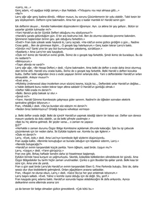 «Larry, ne...»
Genç adam, «O aşağıya indiği zaman,» diye fısıldadı. «Tirbuşonu rou neyi almaya gitti...»
«Ne?»
Larry ağır ağır genç kadına döndü. «Biliyor musun, bu sorunu Çözümlemenin bir yolu olabilir. Tabii kesin bir
şey söyleyemem. Defterin içine bakmadım. Ama her şey o kadar mantıklı ki! Harold senin gün-

lük defterini okuyor... Kendisi hakkındaki düşüncelerini öğreniyor. Ayn. ca aklına bir şey geliyor.. Bütün iyi
yazarlar günlük tutmazlar mı?»
«Yani Harold'un da bir Günlük Defteri olduğunu mu söylüyorsun?»
«Harold'a şarabı götürdüğüm gün. O bir ara bodruma indi. Ben do oturma odasında çevreme bakındım.
Şöminenin taşlarından birinin gev. şek olduğunu farkettim.»
«Evet!» Fran öyle yüksek sesle haykırdı ki, Larry sıçradı. «Ha-rold'un evine gizlice girdiğim o gün... Nadine
Cross geldi... Ben de şömineye iliştim... O gevşek taşı hatırlıyorum.» Genç kadın tekrar Larry'e baktı.
«Gördün mü? Sanki yine bir şey bizi burnumuzdan yakalamış, sürüklüyor.»
«Rastlantı.» Ama Larry'nin sesi kaygılıydı.
«Öyle mi? ikimiz de Harold'un evine girdik. Đkimiz de o gevşek taşı farkettik. Şimdi ikimiz de buradayız. Bu da
mı rastlantı?»
«Bilmiyorum.»
«Taşın altında ne vardı?»
Larry ağır ağır, «Bir Hesap Defteri,» dedi. «Đçine bakmadım. Ama belki de defter o evde daha önce oturmuş
olan birine aitti. Harold onu orada buldu. Đkimiz de o gevşek taşı farkettik. Belki Harold o defteri kovukta
buldu. Defter belki salgından önce o evde yaşayan birinin sırlarıyla dolu. Yani o defterdekiler Harold'un sırları
olmayabilir. Anlıyor musun?»
«Evet ama...»
«Müfettiş Underwood olayı incelerken onun sözünü kesme, küçük kız... Defterdeki sırlar Harold'un değilse...
o halde delikanlı bunu neden tekrar taşın altına sakladı! O Harold'un günlüğü olmalı.»
«Defter hâlâ orada mı dersin?»
«Belki. Bence gidip baksak iyi olur.»
«Şimdi mi?»
«Yarın. Harold Gömme Komitesiyle çalışmaya gider sanırım. Nadine'in de öğleden sonraları elektrik
santraline gittiğini biliyorum.»
Fran, «Pekâlâ,» dedi. «Stu'ya bundan söz edeyim mi dersin?»
«Neden biraz beklemiyoruz? Ortalığı boşuna velveleye vermeye-

p. Belki defter orada değil. Belki de içind# Harold'un yapmak istediği islerin bir listesi var. Defter son derece
masum yazılarla da dolu olabilir, ya da belki şifreyle yazılmıştır.»
«Bak bu hiç aklıma gelmedi. Bir şeyler varsa... o zaman ne yapaca-
ğ|Z?"
«Herhalde o zaman durumu Özgür Bölge Komitesine açıklamak z0runda kalacağız. Đşte bu işi çabucak
çözümlemek için bir neden daha. Đki Eylülde toplantı var. Komite bu işle ilgilenir.»
«Öyle mi dersin?»
Larry, «Evet, öyle,» dedi. Ama Leo'nun komiteyle ilgili sözlerini düşünüyordu.
Fran ayağa kalktı. «Benimle konuştuğun ve burada olduğun için teşekkür ederim, Larry.»
«Nerede buluşacağız?»
«Harold'un evinin karşısındaki küçük parkta. Yarın öğleyin, saat birde. Uygun mu?»
Larry, «Uygun,» dedi. «Yarın görüşürüz.»
Fran eve gitti. Birkaç haftadır kendini daha iyi hissetmeye başlamıştı.
Eylülün birinde hava kurşuni ve yağmurluydu. Sıkıntılı, kolaylıkla belleklerden silinebilecek bir gündü. Ama
Özgür Bölgedekiler bu tarihi hiçbir zaman unutmadılar. Çünkü o gün Boulder'da ışıklar yandı. Belki kısa bir
süre için. Ama yine de yandı.
Fran o gün saat birde Larry'yle Harold'un evinin karşısındaki Eben G. Fine Parkında buluştu. Đkisi de, daha
sessiz olur diye bisikletlerle gelmişlerdi. Onları ağaçlıkların arasına sakladılar.
Fran, «Bugün ne olursa olsun, Larry,» dedi. «Gece Stu'ya her şeyi anlatmak istiyorum.»
Larry başını salladı. «Evet. Yalnız o komite üyesi olduğu için de değil. Stu, şerif.»
Fran kaygıyla genç adama baktı. Harold'un sonunda hapse atılabileceğini ilk defa anlıyordu. Ayrıca
delikanlının evine ellerinde arama izni

ya da benzer bir belge olmadan gizlice gireceklerdi. «Çok kötü bu.»
 