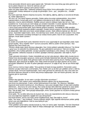 Annie pencereden dönerek üçüncü gazoz şişesini aldı. "Gitmeden önce sana birkaç şişe daha getiririm. Şu
ara bu şekere ihtiyacım var. Sence bir sakıncası yok ya?"
"Ne münasebet! Benim gazozum senin gazozun sayılır."
Kadın yine şişeyi başına dikti. "Delikanlıyı arabasına koyup Gülme Yerine götüreceğim. Onun her şeyini
toplayacağım. Arabayı saklayacak ve çocuğu da gömeceğim. Onun... şey... parçalannı da.... Oradaki
koruya."
Paul sesini çıkarmadı. Bossie'yi düşünüp duruyordu. Đnek ağlamış, ağlamış, ağlamış ve sonunda da ölmüştü.
Ah, inekler ağlamazlar ki...
"Bir zincir var. Onu bahçe kapısına gereceğim. Polisler gelirse durumdan şüphelenebilirler. Ama onlann
kuşkulanmalannı, buraya gelip senin o pis çığlıklannı duymalanna tercih ederim. Ağzını bağlamayı
düşündüm. Ama bu daima tehlikelidir. Özellikle solunum sistemini etkileyen ilaçlar alan biri için. Tabii
kusabilirsin de. Ya da burası çok nemli olduğu için sinüslerin tıkanabilir. O zaman ağzından nefes alamaz..."
Annie başını çevirdi. Dalgınlaşmıştı yine. Duvardaki taşlar kadar sessiz ve hareketsizdi.
• Sonra yavaş yavaş kendine geldi. Paul'e bakarak gözlerini kırpıştırdı. "Parmaklığa bir kâğıt asacağım.
Yakındaki Steamboat kasabasına gittiğimi yazacağım. Oradaki seramik sergisine. Geceyi orada geçireceğimi
de ekleyeceğim. Belki daha sonra bana nerede kaldığımı sorarlar. Otelin defterine bakmak için. Ben de o
zaman, 'Seramikleri beğenmedim,' derim. 'Eve dönmeye karar verdim. Ama yan yolda yoruldum.' Evet, böyle
söylerim. 'Direksiyonda uyumaktan korktuğum için arabayı kenara çektim. Kısa bir süre uyuyacaktım. Ama
dalmışım. Ancak sabah uyandım.'"
323
Stephen King
Bu sinsilik ve kurnazlık Paul'ü sarstı. Birdenbire Annie'nin onun yapamadığı bir şeyi başardığını anladı. Kadın
gerçek hayatta, "Bunu Yapabilir misin?" oyununu oynuyordu. Belki bu yüzden roman yazmıyor," diye
düşündü Paul. Buna ihtiyacı yok.
"Mümkün olduğu kadar çabuk dönmeye çalışacağım, Paul. Çünkü polislerin geleceğini biliyorum." Bu ihtimal
o garip huzur ve sükûnetini hiç etkilemiyordu. "Bu gece geleceklerini sanmıyorum. Tabii evin önünden
geçebilirler. Ama mutlaka gelecekler. Çocuğun gerçekten kaybolduğunu onlar anlamaz. Onun izlediği yolu
takip edecekler. Delikanlıyı arayacak ve nerelere uğradığını anlamaya çalışacaklar. Öyle değil mi, Paul?"
"Evet."
"Onlar gelmeden dönmeliyim. Oradan motosikletle gün ışır-ken yola çıkarsam, öğleye doğru burada olurum.
Polisten önce davranacağımı sanıyorum. Çünkü çocuk herhalde Sidewinder'dan yola çıktı. Buraya gelinceye
kadar sürüyle yere de uğradı. Polis gelinceye kadar seni kendi odana çıkarmış olurum. Rahatça yatarsın. Seni
bağlayacak, ağzını tıkayacak da değilim, Paul. Hatta onlarla konuşmak için dışan çıkarken sen de usulca
pencereden bakabilirsin. Bu sefer iki polisin geleceğini sanıyorum. En aşağı iki kişi. Sen de aynı fikirde değil
misin?"
Annie memnun memnun başını salladı. "Ama gerekirse iki kişiyle de başa çıkabilirim. Pencereden usulca
bakarken çocuğun tabancasını unutmamalısın, Paul. Polisler yarın ya da öbür gün geldikleri zaman o silah bu
çantada olacak. Fermuvan kapatmayacağım. Senin onlan görmenin bir sakıncası yok, Paul. Ama onlar seni
görürlerse tabancayı çıkaracak ve hemen ateş etmeye başlayacağım. Đster seni kazara görsünler, ister sen
bugünkü gibi bir oyuna kalk.
324
Sadist
Polislere ateş edeceğim. Ve sen zaten o çocuğun ölümünden sorumlusun."
"Haydi oradan!" Paul, kadının canını yakayacağını bilmesine rağmen yine de dayanamamıştı.
Ama Annie ona dokunamadı. O sakin, annece gülümsemesiy-le ona baktı. "Ah, biliyorsun. Aldırdığını
düşünerek kendi kendimi kandmyorum. Ama biliyorsun. Sana yaran olacağını bilsen iki kişiyi daha rahatlıkla
öldürtürsün... Ama bunun bir yaran olamaz, Paul. Çünkü iki kişiyi daha öldürmem gerekirse bu sayıyı dörde
çıkanve-ririm. Onlan ve ikimizi vururum. Biliyor musun? Hâlâ canının pek kıymetli olduğundan eminim."
Paul, "Pek de değil,"'dedi. "Sana gerçeği söyleyeceğim, Annie. Günler geçerken bu vücudumu bırakıp gitmeyi
daha çok istiyorum."
Annie güldü. "Ah, bu laflan daha önce de duydum ben. Ama o pis respiratörlerine elim dokunur dokunmaz
avaz avaz bağırmaya başlarlardı. Aşağılık birer piçe dönüşürlerdi!"
Paul kendi kendine, ama bu seni hiçbir zaman engelleyemezdi, dedi. Öyle değil mi, Annie?
Kadın, "Her neyse..." diye mırıldandı. "Dunımu anlamanı istedim. Eğer yaşamak istemiyorsan polisler geldiği
zaman avaz avaz bağırabilirsin. Artık bu sana kalmış bir şey."
Paul sesini çıkarmadı.
"Onlar geldikleri zaman bahçe yolunda duracak ve, 'Evet, bir memur geldi,' diyeceğim. 'Tam ben Steamboat
seramik sergisine gideceğim sırada.' Böyle bir hikâye anlatacağım işte. Sonunda da, 'Delikanlıya plastik
 