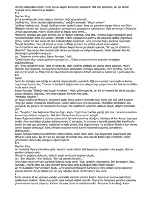 Oturma odasından Chopin 'in bir suyun akışına benzeyen parçasının tatlı sesi geliyordu, lan sol elinde
havluyla durup dinlenmeye başladı.
119
Stephen King
Şimdi yanaklarından akan yağmur damlaları değil gözyaşla-rıydı.
Geoffrey'nin, "Onun önünde ağlamamalısm," dediğini anımsadı. "Hiçbir zaman!"
Geoffrey haklıydı tabii. Sevgili Geoffrey ender yanılırdı zaten. Ama lan yalnızken bazen Misery 'nin Ölüm
Meleğinin elinden son anda kurtulduğunu anımsayınca gözyaşlarını tutamıyordu. Öyle seviyordu ki Misery'yi.
Onsuz yaşayamazdı. Misery ölürse onun da bayatı sona ererdi...
Misery'nin sancıları çok uzun sürmüş, zor bir doğum yapmıştı. Ama ebe, "Şimdiye kadar gördüğüm genç
hanımlannkinden daha zor olmadı," demişti. Fırtına yaklaşırken Geoffrey ata atlayarak doktor çağırmaya
gitmiş, ondan bir saat sonra da ebe endişelendiğini söylemişti. Gece yansına doğru kanama başlamıştı.
"Sevgili Geoeffrey. "lan çok büyük ve sıcak mutfağa girerken bu sözleri yüksek sesle söyledi.
Carmichael'larm aksi ama sevimli yaşlı kâhyası Bayan Rama-ge kilerden çıkarak, "Bir şey mi söylediniz,
efendim?" diye sordu. Her zamanki gibi bonesi çarpılmıştı ve enfiye kokuyordu. Kadın yıllardan beri bu
alışkanlığını gizlediğini sanıyordu.
lan, "Đsteyerek söylemedim, Bayan Ramage," dedi.
"Ceketinizden akan suyun şıpırtısmı duyuyorum... Galiba sundurmayla ev arasında neredeyse
boğuluyordunuz."
lan, "Evet, gerçekten öyle," dedi ve sonra da, eğer Geoffrey doktorla on dakika sonra gelseydi, Misery
ölecekti, diye düşündü. Bu düşünceyi durmadan kafasından kovmaya çalışıyordu. Hem gereksiz, hem de
korkunç bir şeydi bu. Misery'siz bir hayat düşüncesi öylesine dehşet vericiydi ki, bazen lan 'ı gafil avlıyordu.
120
Sadist
Sonra bir bebeğin sesi daldığı bu sıkıntılı düşüncelerden uyandırdı. Oğlunun sesiydi. Uyanmıştı ve kamını
doyurmaya hazırdı, lan, Thomas 'm bezlerini değiştirerek onu yatıştırmaya çalışan becerikli dadı Annie Wilkes
'm de sesini duydu.
Bayan Ramage, "Bebeğin sesi bugün iyi çıkıyor," dedi, gülümseyerek, lan bir an hayretle bir erkek çocuğun
babası olduğunu düşündü. Aynı anda kapıdan karısının sesi geldi.
"Merhaba, hayatım."
lan başını kaldırarak Misery'e, sevgilisine baktı. Genç kadının sönmekte olan korlar gibi kızıl ışıltılı kestane
rengi gür saçları omuzlarına dökülmüştü. Gözleri daha koyu renk duruyordu. Mutfaktaki lambaların aksi
vuruyordu bu gözlere. Bir mücevhercinin koyu renk kadifesinin üzerinde ışıldayan küçük, değerli pırlantalar
gibi.
lan, "Sevgilim," diye bağırarak Misery'e doğru koştu. O gün Liverpool'da yaptığı gibi. lan o sırada korsanların
karısını kaçırdıklarını sanıyordu. Deli Jack Wickersham buna yemin etmişti.
Bayan Ragame birdenbire oturma odasında bir işi yarım bırakmış olduğunu hatırlayarak karı kocayı baş başa
bıraktı. Ama mutfaktan çıkarken gülümsüyordu. O da bazen, iki ay önce o karanlık gecede Bay Geoffrey'le
doktor bir saat geç gelselerdi, hayatımız ne hale girerdi, diye düşünüyordu. Ya da Bayan Misery'e kan verme
deneyi başarılı olmasaydı? Genç efendim cesaretle kendi kanını hanımının boşalmış damarlarına
akıtmasaydı?...
Bayan Ramage holde hızla ilerlerken kendi kendine, aman kızım, dedi. Bazı düşünceler dayanılacak gibi
olmuyor. Unut bunu. Đyi bir Fikir bu, lan öyle söylemişti ona. Ama ikisi de bazen öğüt vermenin, yerine
getirmekten daha kolay olduğunu öğrenmişlerdi.
121
Stephen King
lan mutfakta Misery'yi kendine çekti. Karısının sıcak cildinin tatlı kokusunu duyarken ruhu yaşadı, öldü ve
yeniden canlandı sanki.
Misery'nin göğsüne dokundu, kalbinin güçlü ve düzenli atışlarını duydu.
lan, "Sen ölseydin," diye fısıldadı. "Ben de seninle ölürdüm..."
Genç kadın onun boynuna sarılarak fısıltıyla cevap verdi. "Sus, sevgilim. Saçmalama. Ben buradayım. Đşte,
karşında... Haydi, beni öp. Eğer ölürsem buna sana karşı duyduğum istek neden olacak."
lan 'm dudakları Misery'ninkileri buldu. Genç adam parmaklarım karısının o nefis kestane rengi saçlarının
arasına daldırdı. Birkaç dakika için her şey ortadan silindi. Şimdi sadece ikisi vardı.
2
Annie romanın ilk üç sayfasını yatağın yanındaki komodin üzerine bıraktı. Paul onun bu konudaki fikrini
açıklamasını bekledi. Merak duyuyordu ama endişeli değildi aslında. Misery'nin dünyasına yeniden kolaylıkla
girivermesine hayret ediyordu. Kadının dünyası bayat ve melodramatikti. Ama yine de korktuğu kadar
 