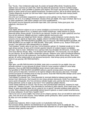 5
Paul, "Durula..."diye mırıldanarak sağa kaydı. Bu yüzden sol bacağı hafifçe döndü. Parçalanmış dizine
saplanan sancı uyanması için yeterli oldu. Dalah beş dakika bile geçmemişti. Annie'nin mutfakta bulaşık
yıkadığını işitiyordu. Kadın genellikle iş yaparken şarkı söylerdi. Ama bugün sesi çıkmıyordu. Sadece tabak
tıkırtısı ve zaman zaman da suyun şapırtısı duyuluyordu. Durulama suyunun. Đşte bu da kötüye işaretti yine.
"Sheldon Bölgesinde oturanlar için özel hava haberi. Bugün akşamüzeri saat beşe kadar kasırga çıkabilir.
Tekrarlıyorum, kasırga..."
Ama artık oyun oynamaktan vazgeçmenin ve çalışmanın zamanı gelmişti. Annie, Misery'nin diriltilmesini
istiyordu. Ne var ki, bu iş kalleşçe olmamalıydı. Gerçekçi olması şart değildi. Ama uygun olmalıydı. Eğer bu işi
bu sabah yapabilirsem, belki kadının yaklaşan sinir krizini engelleyebilirim...
Paul çenesini avucuna dayayarak pencereden dışan baktı. Đyice uyanmıştı. Kafası güzel güzel, hızla
çalışıyordu. Ama bunun far-
139
Stephen King
kında değildi. Bilincinin saçlarını en son ne zaman yıkadığıyla ya da Annie'nin ilacını vaktinde getirip
getirmeyeceğiyle ilgilenen ilk iki, üç tabakası sanki ortadan kaybolmuştu. Galiba kafasının bu parçası
pastırmalı sandviç almaya gitmişti. Ya da öyle bir şey yapmaya. Duyulan ona bir şeyler açıklıyordu ama Paul
bunu da fark etmiyordu. Baktığını görmüyor, kulağına gelenleri duymuyordu artık.
Kafasının bir başka yanı telaşla bazı fikirleri deniyor, reddediyor, şunlan birleştiriyor, bunlan atıyordu. Bunu
seziyordu ama bu işlemle bir ilişkisi yoktu. Aşağıda, kafasının derinliklerinde müthiş bir çalışma vardı.
Şimdi bu yaptığını, BĐR FĐKĐR BULMAYA ÇALIŞMAK, diye yorumluyordu. BĐR FĐKĐR BULMAYA ÇALIŞMAK, BĐR
FĐKĐR BULMAK'la aynı şey değildi. Bir FĐKĐR BULMAK, "Đlham geldi," demenin ya da, "Buldum! Đlham perim
konuştu!" diye bağırmanın daha alçakgönüllüce bir çeşidiydi.
"Hızlı Arabalann" anafıkri aklına bir gün New York'ta birdenbire gelmişti. 83. Sokaktaki konağı için bir video
aygıtı almaya çıkmıştı. Bir park yerinin önünden geçerken bekçinin bir arabanın kapısını kurcaladığını
görmüştü. Hepsi bu kadar. Delikanlının bunu yapmaya hakkı olup olmadığını bile bilmiyordu. Ve birkaç blok
sonra buna aldırmaz olmuştu. Bekçi, Tony Bonasaro halini almıştı bile. Tony konusunda, onun adı dışında
her şeyi biliyordu. Bu adı daha telefon rehberinden bulmuştu. Hikâyenin yansı, bütün aynntılanyla kafasında
belirivermişti. Gerisi ise hızla canlanıyordu. Paul keyiflenip neşelenmiş, adeta sarhoş olmuştu. Đlham perisi
gelmişti. Bir zarftan beklenmedik bir çek çıkmasına benziyordu. Video almaya çıkmış ama eline bundan daha
harika bir şey geçmişti. BĐR FĐKĐR BULMUŞTU.
140
Sadist
Diğer işlem, yani BĐR FĐKĐR BULMAYA ÇALIŞMAK, böyle üstün ve sevindirici bir şey değildi. Ama aynı
derecede esrarlıydı- Ve aynı derecede de gerekli. Çünkü bir roman yazarken mutlaka bir yerde takılıp
kalıyordun. Onun için BĐR FĐKĐR BULMADIKÇA devam etmenin hiçbir anlamı yoktu.
Paul genellikle bir FĐKĐR BULMAYA ÇALIŞIRKEN paltosunu giyerek yürüyüşe çıkardı. Buna gerek olmadığı
zaman yanma bir kitap alırdı. Yürümenin iyi bir egzersiz olduğunu bilir ama bunu sıkıcı bulur. Yürüyüşte
yanında konuşacak biri olmadığı zaman bir kitap işe yarardı. Ancak BĐR FĐKĐR BULMAK istediğin zaman sıkıntı
karşılaştığın engeli aşmada yararlı olabilirdi.
"Hızlı Arabalar"ın ortasında Tony, Times Alanındaki bir sinemada bileklerine kelepçeyi geçirmeye çalışan
Komiser Gray'i öldürüyordu. Paul cinayetin bir süre ortaya çıkmasını istemiyordu. Çünkü Tony hapse atılırsa
üçüncü perde olmayacaktı. Ama Tony sol kolunun altından bıçağın yansı uzanmış olan Gray'i sinemada
bırakıp gidemezdi. Çünkü en aşağı üç kişi Gray'in Tony'i yakalamaya gittiğini biliyordu.
Cesedi ortadan kaldırmak bir sorundu. Paul da bunu nasıl çözümleyeceğini bilmiyordu. Karşısına bir engel
çıkmıştı işte. "Dikkatsiz Corrigan, Times Alanındaki bir sinemada bir adamı öldürdü. Şimdi cesedi kimse, 'Hey
ahbap, bu adam göründüğü kadar ölü mü, yoksa bir kriz mi geçirdi?' demeden arabasına kadar götürmek
zorunda. Ölüyü arabasına kadar götürebildiği taktirde Queens'e gidecek ve cesedi oradaki tamamlanmamış
bir binaya saklayacak. Pa-ulie? Bunu Yapabilir misin?"
Tabii bu kez süre on saniye değildi. Paul roman için bir anlaşma yapmıştı. Onun için de belirli bir teslim tarihi
yoktu. Ama yine de bir sınır oluyordu. Yoksa halkadan çıkman gerekiyordu. Bütün yazarlar biliyorlardı bunu.
Bir kitap uzun süre durakladı mı çürüyüp
141
Stephen King
parçalanmaya başlıyordu. Bütün o küçük oyunlar ve el çabuklukları belli oluyordu.
Paul yürüyüşe çıkmıştı. Kafasının üst tabakalarıyla bir şey düşünmüyordu. Şimdi de yaptığı gibi. Beş
kilometre kadar yürüdüğü sırada kafasının derinliklerindeki atölyeden biri bir işaret fişeği fırlatmıştı. "Tony
sinemada yangın çıkarırsa nasıl olur?"
 