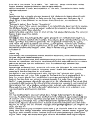Kadın hafif ve titrek bir sesle, "Ah, ne korkunç..." dedi. "Ne korkunç." Masaya tutunarak ayağa kalkmayı
başardı. Sendeliyor, başlığının kurdelelerinin arasından saçlan sarkıyordu.
Geoffrey daha şefkatli bir tavırla, "Kendine gelebildin mi?" diye sordu. "Olmazsa ben tek başıma elimden
geleni yapmaya çalışırım. "
156
Sadist
Bayan Ramage derin ve titrek bir nefes aldı. Sonra verdi. Artık yalpalamıyordu. Dönerek kilere doğru gitti.
"Arkalarındaki ku-lübecikte iki kürek var. Galiba kazma da. Onları arabanıza atın. Kilerde yarım şişe cin
olacak. Bili beş yıl önce öldüğünden beri ona dokunan olmadı. Biraz cin içer, sonra size katılırım, Bay
Geoffrey."
"Çok cesur bir kadınsın, Bayan Ramage. Yalnız çabuk ol."
"Evet. Korku bilmem. "Kâhya kadın cin şişesini kaptı. Eli pek hafifçe titriyordu. Şişenin üzerinde hiç toz yoktu.
Kiler bile Bayan Ramage 'm amansız toz bezinden kurtulamıyordu. Ama şişesinin üzerindeki etiket zamanla
sararmıştı. Kadın ekledi. "Siz de çabuk olun."
Đçkiden nefret ederdi ve şimdi de midesi cini atmak istiyordu. Yağlı gibiydi, ardıç kokuyordu. Ama kusmamayı
başardı. Bu gece içkiye ihtiyacı olacaktı.
Altıncı Bölüm
Hâlâ doğudan batıya doğru hızla uçan bulutlar, kapkara gökyüzünde koyu renkli gölgelere benziyordu. Ay
ufka doğru inmekteydi. Araba hızla kilise mezarlığına doğru gidiyordu. Şimdi arabayı Bayan Ramage sürüyor,
kırbacı şaşkın Mary'e doğru sallayarak şaklatıyordu. Atlar konuşabilseydi herhalde midilli, "Bu iş yanlış,"
derdi. "Benim şimdi gecenin bu saatinde sıcak ahırımda, uyumam gerekirdi." Küreklerle kazma birbirlerine
çarparak soğuk bir şıkırtı çıkanyordu. Bayan Ramage, biri bizi görse, herhalde ödü patlar, diye düşündü.
Dickens'm mezar soyuculanna benziyoruz sanmm... Ya da bir hayaletin sürdüğü arabadaki mezarcıya...
çünkü kadın be-
157
Stephen King
yazlar içindeydi. Durup sabahlığını bile almamıştı. Geceliğinin etekleri varisli, şişman bileklerinin etrafında
uçuşuyor, başlığının kurdeleleri havalanıyordu.
Kilise ilerde belirdi. Bayan Ramage, Mary'i kilisenin yanından geçen yola soktu. Rüzgârın hayaletin iniltisine
benzeyen sesi tüylerini diken diken ediyordu. Neden kilise gibi kutsal bir yer karanlık bastıktan sonra insana
pek korkunç görünüyor, diye kendi kendine sordu. Sonra da onu kilisenin değil, yapacakları şeyin
korkuttuğunu anladı.
Bayan Ramage ayıldığı zaman önce, Lord'um bize yardım etmeli, diye düşünmüştü. Her zaman bize destek
olmadı mı ? Đyi günde de, kötü günde de. Hiçbir zaman yılmadı... Ama bir dakika sonra bunun Lord'un
cesaretiyle bir ilgisi olmadığını anladı. Bay lan çıldırabilirdi.
Bay Geoffrey'nin bunu ona söylemesine gerek yoktu. Miss Evelyn Hyde'ı hatırlaması yeterli olmuştu.
Bayan Ramege, sahi, dedi içinden. O olay sırasında Bay Geoffrey de, Lord'um da burada değillerdi. Altı ay
kadar önce olmuştu. Baharda. Misery hamileliğinin o tozpembe yazma girmişti artık. Mide bulantıları
kesilmişti. Tabii daha ileride kamı büyüyecek, rahatsızlık duyacaktı. O da başka. Misery, Lord'la Bay
Geoffrey'i neşeyle ördek avına yollamıştı. Bir hafta sürecekti av. Oak Hall'a gideceklerdi. Tabii o arada futbol
oynayacaklardı, kâğıt oyunları da, Tanrı bilir daha türlü erkekçe çılgınlıklar yapacaklardı. Lord'um pek gitmek
istememişti ama Misery çok iyi olduğunu, endişelenmemesini söylemişti. Lord'u adeta kapıdan dışarı itmişti.
Misery iyiydi. Ama Lord ve Bay Geoffrey, Doncaster'e gittikleri zaman birinden birinin ya da ikisinin birden
eve arabayla getirilip getirilmeyeceğini düşünürdü.
158
Sadist
Oak Hall, Albert Rossington'a babasından kalmıştı. Bayan Ramage, Bertie Fossington'un deli olduğuna
inanıyordu. Pek de haksız sayılmazdı. Bertie, Geoffrey'le lan'm okul arkadaşıydı. Üç yıl önce pek sevdiği polo
atı bacaklarını kırmış ve hayvanın öldürülmesi gerekmişti. Bertie de atın etini yemişti. Bunun sevgi dolu bir
davranış olduğunu iddia etmişti. "Bunu Capetown 'daki zencilerden öğrendim," demişti. "Griqua 'lardan.
Harika insanlar. Ağızlarına çubuklar sokuyorlar. Bazıları alt dudaklarında ansiklopedinin on iki cildini birden
taşıyabilir. Ha hah! Đşte onlar bana bir insanın sevdiği şeyi yemesi gerektiğini öğrettiler. Kanlı ama şairane bir
şey bu. Öyle değil mi?"
Lord'la Geoffrey bütün bu garip davranışlarına rağmen Bertie 'yi çok seviyorlardı. Bertie bir ara malikâneye
geldiği zaman Bayan Ramage, acaba öldüğü zaman onu yemek zorunda kalacakları anlamına mı geliyor, diye
düşünmüştü. Bertie konukluğu sırasında kedilerden biriyle kroket oynamaya kalkışmış ve zavallı hayvanın
küçücük kafasını kırmıştı. Bay Geoffrey'le Lord geçen bahar Oak Hall'da hemen hemen on gün kalmışlardı.
 