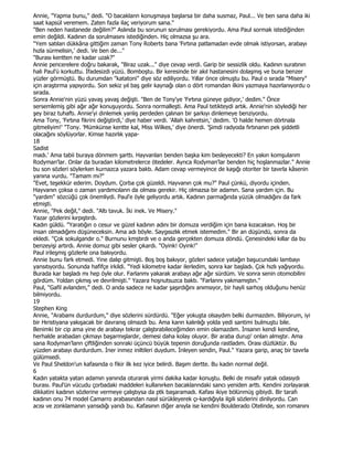 Annie, "Yapma bunu," dedi. "O bacaklann konuşmaya başlarsa bir daha susmaz, Paul... Ve ben sana daha iki
saat kapsül veremem. Zaten fazla ilaç veriyorum sana."
"Ben neden hastanede değilim?" Aslında bu sorunun sorulması gerekiyordu. Ama Paul sormak istediğinden
emin değildi. Kadının da sorulmasını istediğinden. Hiç olmazsa şu ara.
"Yem satılan dükkâna gittiğim zaman Tony Roberts bana 'Fırtına patlamadan evde olmak istiyorsan, arabayı
hızla sürmelisin,' dedi. Ve ben de..."
"Burası kentten ne kadar uzak?"
Annie pencerelere doğru bakarak, "Biraz uzak..." diye cevap verdi. Garip bir sessizlik oldu. Kadının suratının
hali Paul'ü korkuttu. Đfadesizdi yüzü. Bomboştu. Bir keresinde bir akıl hastanesini dolaşmış ve buna benzer
yüzler görmüştü. Bu durumdan "katatoni" diye söz ediliyordu. Yıllar önce olmuştu bu. Paul o sırada "Misery"
için araştırma yapıyordu. Son sekiz yıl baş gelir kaynağı olan o dört romandan ilkini yazmaya hazırlanıyordu o
sırada.
Sonra Annie'nin yüzü yavaş yavaş değişti. "Ben de Tony'ye 'Fırtına güneye gidiyor,' dedim." Önce
sersemlemiş gibi ağır ağır konuşuyordu. Sonra normalleşti. Ama Paul tetikteydi artık. Annie'nin söylediği her
şey biraz tuhaftı. Annie'yi dinlemek yanlış perdeden çalınan bir şarkıyı dinlemeye benziyordu.
Ama Tony, 'Fırtına fikrini değiştirdi,' diye haber verdi. 'Allah kahretsin,' dedim. 'O halde hemen dörtnala
gitmeliyim!' "Tony. 'Mümkünse kentte kal, Miss Wilkes,' diye önerdi. 'Şimdi radyoda fırtınanın pek şiddetli
olacağını söylüyorlar. Kimse hazırlık yapa-
18
Sadist
madı.' Ama tabii buraya dönmem şarttı. Hayvanlan benden başka kim besleyecekti? En yakın komşularım
Rodyman'lar. Onlar da buradan kilometrelerce ötedeler. Ayrıca Rodyman'lar benden hiç hoşlanmazlar." Annie
bu son sözleri söylerken kurnazca yazara baktı. Adam cevap vermeyince de kaşığı otoriter bir tavırla kâsenin
yanına vurdu. "Tamam mı?"
"Evet, teşekkür ederim. Doydum. Çorba çok güzeldi. Hayvanın çok mu?" Paul çünkü, diyordu içinden.
Hayvanın çoksa o zaman yardımcılann da olması gerekir. Hiç olmazsa bir adamın. Sana yardım için. Bu
"yardım" sözcüğü çok önemliydi. Paul'e öyle geliyordu artık. Kadının parmağında yüzük olmadığını da fark
etmişti.
Annie, "Pek değil," dedi. "Altı tavuk. Đki inek. Ve Misery."
Yazar gözlerini kırpıştırdı.
Kadın güldü. "Yaratığın o cesur ve güzel kadının adını bir domuza verdiğim için bana kızacaksın. Hoş bir
insan olmadığımı düşüneceksin. Ama adı böyle. Saygısızlık etmek istemedim." Bir an düşündü, sonra da
ekledi. "Çok sokulgandır o." Burnunu kmştırdı ve o anda gerçekten domuza döndü. Çenesindeki kıllar da bu
benzeyişi artırdı. Annie domuz gibi sesler çıkardı. "Oyink! Oyink!"
Paul irileşmiş gözlerle ona bakıyordu.
Annie bunu fark etmedi. Yine dalıp gitmişti. Boş boş bakıyor, gözleri sadece yatağın başucundaki lambayı
yansıtıyordu. Sonunda hafifçe irkildi. "Yedi kilometre kadar ilerledim, sonra kar başladı. Çok hızlı yağıyordu.
Burada kar başladı mı hep öyle olur. Farlanmı yakarak arabayı ağır ağır sürdüm. Ve sonra senin otomobilini
gördüm. Yoldan çıkmış ve devrilmişti." Yazara hoşnutsuzca baktı. "Farlannı yakmamıştın."
Paul, "Gafil avlandım," dedi. O anda sadece ne kadar şaşırdığını anımsıyor, bir hayli sarhoş olduğunu henüz
bilmiyordu.
19
Stephen King
Annie, "Arabamı durdurdum," diye sözlerini sürdürdü. "Eğer yokuşta olsaydım belki durmazdım. Biliyorum, iyi
bir Hıristiyana yakışacak bir davranış olmazdı bu. Ama karın kalınlığı yolda yedi santimi bulmuştu bile.
Benimki bir cip ama yine de arabayı tekrar çalıştırabileceğimden emin olamazdım. Đnsanın kendi kendine,
herhalde arabadan çıkmayı başarmışlardır, demesi daha kolay oluyor. Bir araba durup' onlan almıştır. Ama
sana Rodyman'lann çiftliğinden sonraki üçüncü büyük tepenin doruğunda rastladım. Orası düzlüktür. Bu
yüzden arabayı durdurdum. Đner inmez iniltileri duydum. Đnleyen sendin, Paul." Yazara garip, anaç bir tavırla
gülümsedi.
Ve Paul Sheldon'un kafasında o fikir ilk kez iyice belirdi. Başım dertte. Bu kadın normal değil.
6
Kadın yatakta yatan adamın yanında oturarak yirmi dakika kadar konuştu. Belki de misafir yatak odasıydı
burası. Paul'ün vücudu çorbadaki maddeleri kullanırken bacaklanndaki sancı yeniden arttı. Kendini zorlayarak
dikkatini kadının sözlerine vermeye çalıştıysa da ptk başaramadı. Kafası ikiye bölünmüş gibiydi. Bir tarafı
kadının onu 74 model Camarro arabasından nasıl sürükleyerek çı-kardığıyla ilgili sözlerini dinliyordu. Can
acısı ve zonklamanın yansıdığı yandı bu. Kafasının diğer anıyla ise kendini Boulderado Otelinde, son romanını
 
