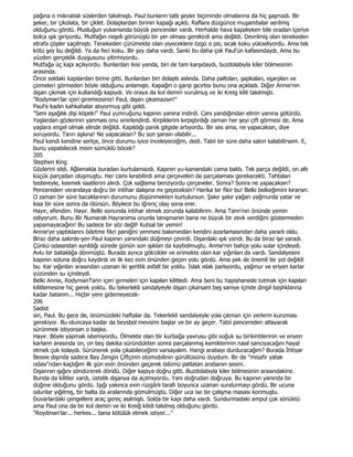 pağına o mıknatıslı süslerden takılmıştı. Paul bunlann tatlı şeyler biçiminde olmalarına da hiç şaşmadı. Bir
şeker, bir çikolata, bir çiklet. Dolaplardan birinin kapağı açıktı. Raflara düzgünce muşambalar serilmiş
olduğunu gördü. Musluğun yukarısında büyük pencereler vardı. Herhalde hava kapalıyken bile oradan içeriye
bolca ışık giriyordu. Mutfağın neşeli görünüşlü bir yer olması gerekirdi ama değildi. Devrilmiş olan tenekeden
etrafa çöpler saçılmıştı. Tenekeden çürümekte olan yiyeceklere özgü o pis, sıcak koku yükseliyordu. Ama tek
kötü şey bu değildi. Ya da feci koku. Bir şey daha vardı. Sanki bu daha çok Paul'ün kafasındaydı. Ama bu
yüzden gerçeklik duygusunu yitirmiyordu.
Mutfağa üç kapı açılıyordu. Bunlardan ikisi yanda, biri de tam karşıdaydı, buzdolabıyla kiler bölmesinin
arasında.
Önce soldaki kapılardan birine gitti. Bunlardan biri dolaptı aslında. Daha paltoları, şapkaları, eşarpları ve
çizmeleri görmeden böyle olduğunu anlamıştı. Kapağın o garip gıcırtısı bunu ona açıkladı. Diğer Annie'nin
dışarı çıkmak için kullandığı kapıydı. Ve oraya da kol demiri vurulmuş ve iki Kreig kilit takılmıştı.
"Rodyman'lar içeri giremezsiniz! Paul, dışarı çıkamazsın!"
Paul'e kadın kahkahalar atıyormuş gibi geldi.
"Seni aşağılık dişi köpek!" Paul yumruğunu kapının yanına indirdi. Canı yandığından elinin yanına götürdü.
Yaşlardan gözlerinin yanması onu sinirlendirdi. Kirpiklerini kırpıştırdığı zaman her şeyi çift görmesi de. Ama
yaşlara engel olmak elinde değildi. Kapıldığı panik gitgide artıyordu. Bir ses ama, ne yapacaksın, diye
soruyordu. Tanrı aşkına! Ne yapacaksın? Bu son şansın olabilir...
Paul kendi kendine sertçe, önce durumu iyice inceleyeceğim, dedi. Tabii bir süre daha sakin kalabilirsem. E,
bunu yapabilecek misin sümüklü böcek?
205
Stephen King
Gözlerini sildi. Ağlamakla buradan kurtulamazdı. Kapının yu-kansındaki cama baktı. Tek parça değildi, on altı
küçük parçadan oluşmuştu. Her camı kırabilirdi ama çerçeveleri de parçalaması gerekecekti. Tahtaları
testereyle, kesmek saatlerini alırdı. Çok sağlama benziyordu çerçeveler. Sonra? Sonra ne yapacaksın?
Pencereden verandaya doğru bir intihar dalışına mı geçeceksin? Harika bir fikir bu! Belki belkeğimini kırarsın.
O zaman bir süre bacaklarının durumunu düşünmekten kurtulursun. Şakır şakır yağan yağmurda yatar ve
kısa bir süre sonra da ölürsün. Böylece bu iğrenç olay sona erer.
Hayır, efendim. Hayır. Belki sonunda intihar etmek zorunda kalabilirim. Ama Tann'nın önünde yemin
ediyorum. Bunu Bir Numaralı Hayranıma onunla tanışmanın bana ne büyük bir zevk verdiğini göstermeden
yapamayacağım! Bu sadece bir söz değil! Kutsal bir yemin!
Annie'ye yaptıklarını ödetme fikri paniğini yenmesi bakımından kendini azarlamasından daha yararlı oldu.
Biraz daha sakinle-şen Paul kapının yanındaki düğmeyi çevirdi. Dışardaki ışık yandı. Bu da biraz işe yaradı.
Çünkü odasından ayrıldığı sürede günün son ışıklan da kaybolmuştu. Annie'nin bahçe yolu sular içindeydi.
Avlu bir bataklığa dönmüştü. Burada ayrıca gölcükler ve erimekte olan kar yığınları da vardı. Sandalyesini
kapının soluna doğru kaydırdı ve ilk kez evin önünden geçen yolu gördü. Ama pek de önemli bir yol değildi
bu. Kar yığınları arasından uzanan iki şeritlik asfalt bir yoldu. Islak ıslak parlıyordu, yağmur ve eriyen karlar
yüzünden su içindeydi.
Belki Annie, RodymanTann içeri girmeleri için kapılan kilitledi. Ama beni bu hapishanede tutmak için kapılan
kilitlemesine hiç gerek yoktu. Bu tekerlekli sandalyeyle dışarı çıkarsam beş saniye içinde dingil başhklanna
kadar batanm... Hiçbir yere gidemeyecek-
206
Sadist
sin, Paul. Bu gece de, önümüzdeki haftalar da. Tekerlekli sandalyeyle yola çıkman için yerlerin kuruması
gerekiyor. Bu oluncaya kadar da beysbol mevsimi başlar ve bir ay geçer. Tabii pencereden atlayarak
sürünmek istiyorsan o başka.
Hayır. Böyle yapmak istemiyordu. Ölmekte olan bir kurbağa yavrusu gibi soğuk su birikintilerinin ve eriyen
karlann arasında on, on beş dakika süründükten sonra parçalanmış kemiklerinin nasıl sancıyacağını hayal
etmek çok kolaydı. Sürünerek yola çıkabileceğimi varsayalım. Hangi arabayı durduracağım? Burada Đhtiyar
Bessie dışında sadece Bay Zengin Çiftçinin otomobilinin gürültüsünü duydum. Bir de "misafir yatak
odası"ndan kaçtığım ilk gün evin önünden geçerek ödümü patlatan arabanın sesini.
Dışannın ışığını söndürerek döndü. Diğer kapıya doğru gitti. Buzdolabıyla kiler bölmesinin arasındakine.
Bunda da kilitler vardı, üstelik dışanya da açılmıyordu. Yani doğrudan doğruya. Bu kapının yanında bir
düğme olduğunu gördü. Işığı yakınca evin rüzgârlı tarafı boyunca uzanan sundurmayı gördü. Bir ucuna
odunlar yığılmış, bir balta da aralannda gömülmüştü. Diğer uca ise bir çalışma masası konmuştu.
Duvarlardaki çengellere araç gereç asılmıştı. Solda bir kapı daha vardı. Sundurmadaki ampul çok sönüktü
ama Paul ona da bir kol demiri ve iki Kreiğ kilidi takılmış olduğunu gördü.
"Roydman'lar... herkes... bana kötülük etmek istiyor..."
 