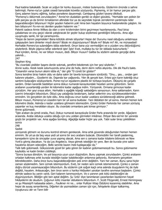 Paul kadına bakakaldı. Sıcak ve yoğun bir korku duyuyor, midesi bulanıyordu. Gözlerinin önünde o sahne
belirmişti. Pame-roy'un çıplak cesedi banyodaki küvette yüzüyordu. Pişmemiş, iri bir hamur parçası gibi.
Genç adamın boynu eğilmiş, kafası porselene dayanmıştı. Camlaşmış gözleri tavana dikiliydi.
"Pomeroy'u öldürmek zorundaydım." Annie'nin dudakları gerildi ve dişleri gözüktü. "Herhalde sen polisin bir
iplik parçası ya da birinin tırnaklannın altındaki toz ya da saçındaki toprak zerrelerinin yardımıyla neler
başarabileceğini biliyorsun! Hiçbir şeyden haberim yok! Ama ben hayatım boyunca hastanelerde çalıştım. Ve
ben biliyorum! Fo-ren-sic denilen şeyden haberim var."
Patenti sadece Annie Wilkes da olan o sinir krizlerinden birini geçirmeye hazırlanıyordu. Paul biraz
çabalaması ve onu geçici olarak yatıştıracak bir şeyler bulup söylemesi gerektiğini biliyordu. Ama ağzı
uyuşmuştu sanki, bir işe yaramıyordu.
"Hepsi de benim peşimdeler! Bana kötülük etmek istiyorlar! Hepsi de! Durumu nasıl olduğunu anlatmaya
çalışsaydım beni dinlerler miydi dersin? Böyle mi düşünüyorsun? Böyle mi? Böyle mi? Ah, ne münasebet!
Herhalde Pomero'ya sulandığımı iddia ederlerdi. Onun bana yüz vermediğini ve o yüzden onu öldürdüğümü
söylerlerdi. Böyle çılgınca laflar ederlerdi işte! Đşte! Evet, mutlaka bu tür bir iddiada bulunurlardı."
Paul içinden, Annie, ne var biliyor musun, dedi. Biliyor musun? Galiba bu sözlerin aslında gerçeğe daha
yakındı...
247
Stephen King
"Bu civardaki pislikler başımı derde sokmak, şerefimi lekelemek için her şeyi söylerler."
Annie sustu. Kesik kesik solumuyordu ama yine de hızla, derin derin nefes alıyordu. Dik dik Paul'e baktı.
"Cesaretin varsa bunun aksini iddia et," der gibi "O cüreti bir göster!"
Sonra kendine biraz hakim oldu ve daha sakin bir tavırla konuşmasını sürdürdü. "Onu... şey... ondan geri
kalanını yıkadım... Giysilerini de. Dışarıda kar yağıyordu. Yılın ilk gerçek kan. Ertesi gün karın kalınlığı otuz
santimi bulacağını söylüyorlardı. Pome-roy'un eşyalarını plastik bir torbaya koydum. Ölüsünü de çarşafa
sardım. Onları karanlık bastıktan sonra dokuz numaralı karayolundaki heyelan yerine götürdüm. Senin
arabanın yuvarlandığı yerden iki kilometre kadar aşağıya indim. Yürüyerek. Ormana girinceye kadar
yürüdüm. Her şeyi oraya attım. Herhalde o aşağılık köpeği sakladığımı sanıyorsun. Ama saklamadım. Kann
üzerini örteceğini biliyordum. Ölüyü çay yatağında bırakırsam, bahar sellerinin onu sürükleyeceklerinden
emindim. Ve gerçekten de öyle oldu. Ama doğrusu onun kadar uzaklara sürükleneceği aklıma gelmedi.
Biliyor musun, Pomeroy'un cesedini tam bir yıl sonra buldular. Yani öldükten bir yıl sonra. Hemen hemen kırk
kilometre ötede. Aslında o kadar uzaklara gitmesini istemezdim. Çünkü Grider Parkında her zaman yürüyüş
yapanlar ve kuş meraklıları oluyor. Bu civardaki ormanlara pek kimse girmiyor."
Annie gülümsedi.
"Đşte araban da şimdi orada, Paul. Dokuz numaralı karayoluyla Grider Parkı arasında bir yerde. Ağaçlann
arasında. Araba oldukça uzakta olduğu için onu yoldan görmeleri imkânsız. Đhtiyar Bes-sie'nin bir yanında
güçlü bir projektör var. Ama aşağısı bomboş. Ağaçlığa kadar hiçbir şey yok. Tabii sular biraz çekildikten
sonra
248
Sadist
yürüyerek gitmem ve durumu kontrol etmem gerekecek. Ama artık güvende olduğumdan hemen hemen
eminim. Đki yıl ya da beş veya yedi yıl sonra bir avcı arabanı bulacak. Otomobilin her tarafı paslanmış,
kanepelerin içine de sincaplar yuva yapmış olacak. Ama sen o zamana kadar kitabımı bitirecek ve New
York'a gitmiş olacaksın. Ya da Los Angeles'a. Veya gitmek istediğin bir yere. Ben de burada yine sakin
hayatıma devam edeceğim. Belki seninle bazen mek-tuplaşacağız da."
Tatlı tatlı gülümsedi. Gökyüzünde güzel bir şato gören bir kadının gülümsemesiydi bu. Sonra gülümseme
kayboldu ve kadın birden ciddileşti.
"Sonra buraya döndüm. Ve yol boyunca uzun uzun düşündüm. Bunu yapmak zorundaydım. Çünkü arabanın
ortadan kalkması artık burada istediğin kadar kalabileceğin anlamına geliyordu. Romanımı gerçekten
bitirebilecektin. Daha önce bunu başarabileceğinden pek emin değildim. Yani her zaman. Bunu sana hiçbir
zaman söylemedim. Seni üzmek istemiyordum. Evet, bir neden seni üzmek istemememdi. Çünkü o zaman
doğru dürüst yazamayacağını biliyordum. Bu sözlerim çok soğuk kaçtı ama aslında duygulanm hiç de öyle
değildi, hayatım. Anlayacağın, ben önce senin o harika hikâyeleri yaratan tarafını sevmeye başladım. Çünkü
elimde sadece bu yanın vardı. Geri kalanım tanımıyordum. Ve o yanının pek kötü olabileceğini de
düşünüyordum. Bildiğin gibi ben aptal değilim. Şu 'ünlü' diye tanımlanan yazarlardan bazılarının hayat
hikâyelerini de okudum. Çoğunun kötü insanlar olduklannı biliyordum. F. Scott Fitzgerald, Ernest Hemingway
ve şu Missisipi'li kabasaba adam... Faulkner mi ne... onlar Pulitzer Kitap Ödülünü kazanmış olabilirler. Ama
hepsi de ayyaş serserilermiş. Diğerleri de yazmadıkları zaman içki içer, fahişelerle düşer kalkarmış.
Uyuşturucu alır ve Tanrı bilir
 