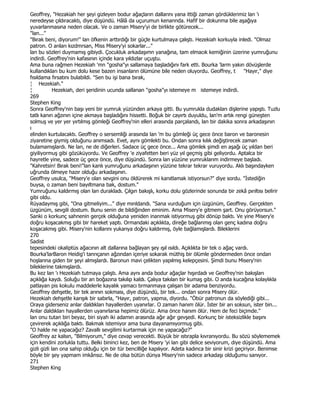 Geoffrey, "Hezakiah her şeyi gizleyen bodur ağaçların dallarını yana ittiği zaman gördüklerimiz lan 'ı
neredeyse çıldıracaktı, diye düşündü. Hâlâ da uçurumun kenannda. Hafif bir dokunma bile aşağıya
yuvarlanmasına neden olacak. Ve o zaman Misery'yi de birlikte götürecek...
"lan..."
"Bırak beni, diyorum!" lan öfkenin arttırdığı bir güçle kurtulmaya çalıştı. Hezekiah korkuyla inledi. "Olmaz
patron. O arıları kızdmrsan, Miss Misery'yi sokarlar..."
lan bu sözleri duymamış gibiydi. Çocukluk arkadaşımn yanağına, tam elmacık kemiğinin üzerine yumruğunu
indirdi. Geoffrey'nin kafasının içinde kara yıldızlar uçuştu.
Ama buna rağmen Hezekiah 'mn "gosha"yı sallamaya başladığını fark etti. Bourka 'larm yakın dövüşlerde
kullandıkları bu kum dolu kese bazen insanlann ölümüne bile neden oluyordu. Geoffrey, t               "Hayır," diye
fısıldama fırsatını bulabildi. "Sen bu işi bana bırak,
¦ Hezekiah."
¦            Hezekiah, deri şeridinin ucunda sallanan "gosha"yı istemeye m istemeye indirdi.
269
Stephen King
Sonra Geoffrey'nin başı yeni bir yumruk yüzünden arkaya gitti. Bu yumrukla dudakları dişlerine yapıştı. Tuzlu
tatlı kanın ağzının içine akmaya başladığını hissetti. Boğuk bir cayırtı duyuldu, lan'm artık rengi güneşten
solmuş ve yer yer yırtılmış gömleği Geoffrey'nin elleri arasında parçalandı, lan bir dakika sonra arkadaşının
ı
elinden kurtulacaktı. Geoffrey o sersemliği arasında lan 'm bu gömleği üç gece önce baron ve baronesin
ziyaretine giymiş olduğunu anımsadı. Evet, aynı gömlekti bu. Ondan sonra kılık değiştirecek zaman
bulamamışlardı. Ne lan, ne de diğerleri. Sadace üç gece önce... Ama gömlek şimdi en aşağı üç yıldan beri
giyiliyormuş gibi gözüküyordu. Ve Geoffrey 'e ziyafetten beri yüz yıl geçmiş gibi geliyordu. Aptalca bir
hayretle yine, sadece üç gece önce, diye düşündü. Sonra lan yüzüne yumruklarım indirmeye başladı.
"Kahretsin! Bırak beni!"lan kanlı yumruğunu arkadaşının yüzüne tekrar tekrar vuruyordu. Aklı başındayken
uğrunda ölmeye hazır olduğu arkadaşının.
Geoffrey usulca, "Misery'e olan sevgini onu öldürerek mi kanıtlamak istiyorsun?" diye sordu. "Đstediğin
buysa, o zaman beni bayıltmana bak, dostum."
Yumruğunu kaldırmış olan lan durakladı. Çılgın bakışlı, korku dolu gözlerinde sonunda bir zekâ pırıltısı belirir
gibi oldu.
Rüyadaymış gibi, "Ona gitmeliyim..." diye mırıldandı. "Sana vurduğum için üzgünüm, Geoffrey. Gerçekten
üzgünüm, sevgili dostum. Bunu senin de bildiğinden eminim. Ama Misery'e gitmem şart. Onu görüyorsun."
Sanki o korkunç sahnenin gerçek olduğuna yeniden inanmak istiyormuş gibi dönüp baktı. Ve yine Misery'e
doğru koşacakmış gibi bir hareket yaptı. Ormandaki açıklıkta, direğe bağlanmış olan genç kadına doğru
koşacakmış gibi. Misery'nin kollarını yukarıya doğru kaldırmış, öyle bağlamışlardı. Bileklerini
270
Sadist
tepesindeki okaliptüs ağacının alt dallarına bağlayan şey ışıl ısıldı. Açıklıkta bir tek o ağaç vardı.
Bourka'larBaron Heidig'i tanrıçanın ağzından içeriye sokarak müthiş bir ölümle göndermeden önce ondan
hoşlarına giden bir şeyi almışlardı. Baronun mavi çelikten yapılmış kelepçesini. Şimdi bunu Misery'nin
bileklerine takmışlardı.
Bu kez lan 'ı Hezekiah tutmaya çalıştı. Ama aynı anda bodur ağaçlar hışırdadı ve Geoffrey'nin bakışları
açıklığa kaydı. Soluğu bir an boğazına takılıp kaldı. Çalıya takılan bir kumaş gibi. O anda kucağına kolaylıkla
patlayan pis kokulu maddelerle kayalık yamacı tırmanmaya çalışan bir adama benziyordu.
Geoffrey dehşetle, bir tek arının sokması, diye düşündü, bir tek... ondan sonra Misery ölür.
Hezekiah dehşetle karışık bir sabırla, "Hayır, patron, yapma, diyordu. "Öbür patronun da söylediği gibi...
Oraya giderseniz arılar daldıkları hayallerden uyanırlar. O zaman hanım ölür. Đster bir arı soksun, ister bin...
Arılar daldıkları hayallerden uyanırlarsa hepimiz ölürüz. Ama önce hanım ölür. Hem de feci biçimde."
lan onu tutan biri beyaz, biri siyah iki adamın arasında ağır ağır gevşedi. Korkunç bir isteksizlikle başını
çevirerek açıklığa baktı. Bakmak istemiyor ama buna dayanamıyormuş gibi.
"O halde ne yapacağız? Zavallı sevgilimi kurtarmak için ne yapacağız?"
Geoffrey az kalsın, "Bilmiyorum," diye cevap verecekti. Büyük bir ıstırapla kıvranıyordu. Bu sözü söylememek
için kendini zorlukla tuttu. Belki bininci kez, ben de Misery 'yi lan gibi delice seviyorum, diye düşündü. Ama
gizli gizli lan ona sahip olduğu için bir tür bencilliğe kapılıyor. Adeta kadınca bir sinir krizi geçiriyor. Benimse
böyle bir şey yapmam imkânsız. Ne de olsa bütün dünya Misery'nin sadece arkadaşı olduğumu sanıyor.
271
Stephen King
 