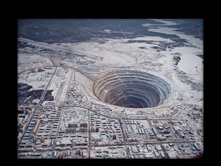 Avenue à colonnades, longue de 800 mètres (artère principale) 