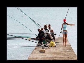 Gouffre profond de 1000 mètres, au fond duquel  sont retenues les eaux du Mujib par un barrage 
