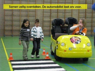 Samen veilig oversteken. De automobilist laat ons voor. 