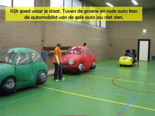 Kijk goed waar je staat. Tussen de groene en rode auto kan de automobilist van de gele auto jou niet zien. 