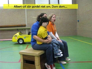 Albert wil zijn gordel niet om. Dom dom….  