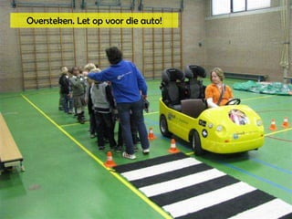 Oversteken. Let op voor die auto!