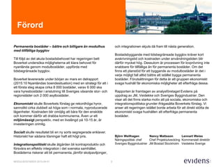 3MODULBOSTÄDER 2015-04-01
Förord
Permanenta bostäder – bättre och billigare än modulhus
med tillfälliga bygglov
Till följd av det akuta bostadsbehovet har regeringen bett
Boverket undersöka möjligheterna att klara behovet för
nyanlända genom modulbostäder, uppförda med
tidsbegränsade bygglov.
Boverket levererade under början av mars en delrapport
(2015:10 Nyanländas boendesituation) med en strategi för att i
ett första steg skapa cirka 8 000 bostäder, varav 6 000 ska
vara hyresbostäder i anslutning till Sveriges växande stor- och
regionstäder och 2 000 asylbostäder.
Ekonomiskt skulle Boverkets förslag ge rekordhöga hyror,
sannolikt cirka dubbelt så höga som i normala, nyproducerade
lägenheter. Kostnaden blir omöjlig att bära för den enskilde
och kommer därför att drabba kommunerna. Även ur ett
miljömässigt perspektiv, med en livslängd på 10-15 år, är
investeringen orimlig.
Socialt skulle resultatet bli en ny sorts segregerade enklaver.
Historiskt har sådana lösningar haft ett högt pris.
Integrationspolitiskt skulle åtgärden bli kontraproduktiv och
försvåra en effektiv integration i det svenska samhället.
Bostäderna riskerar att bli permanenta, jämför skolpaviljonger,
och integrationen skjuts då fram till nästa generation.
Bostadsbyggande med tidsbegränsade bygglov kräver kort
avskrivningstid och kostnaden under användningstiden blir
därför mycket hög. Dessutom är processen för lovprövning inte
snabbare för tillfälliga än för permanenta bostäder. Om det
finns ett planstöd för ett byggande av modulbostäder är det i
varje möjligt fall alltid bättre att istället bygga permanenta
bostäder. Förutsättningen för detta är att gruppen ekonomiskt
svaga hushåll får ekonomiska möjligheter att efterfråga dessa.
Rapporten är framtagen av analysföretaget Evidens på
uppdrag av JM, Veidekke och Sveriges Byggindustrier. Den
visar att det finns starka motiv att på sociala, ekonomiska och
integrationspolitiska grunder ifrågasätta Boverkets förslag. Vi
anser att regeringen istället borde arbeta för att direkt stötta de
ekonomiskt svaga hushållen att efterfråga permanenta
bostäder.
Björn Wellhagen Nancy Mattsson Lennart Weiss
Näringspolitisk chef Chef Projektutveckling Kommersiell direktör
Sveriges Byggindustrier JM Bostad Stockholm Veidekke Sverige
 